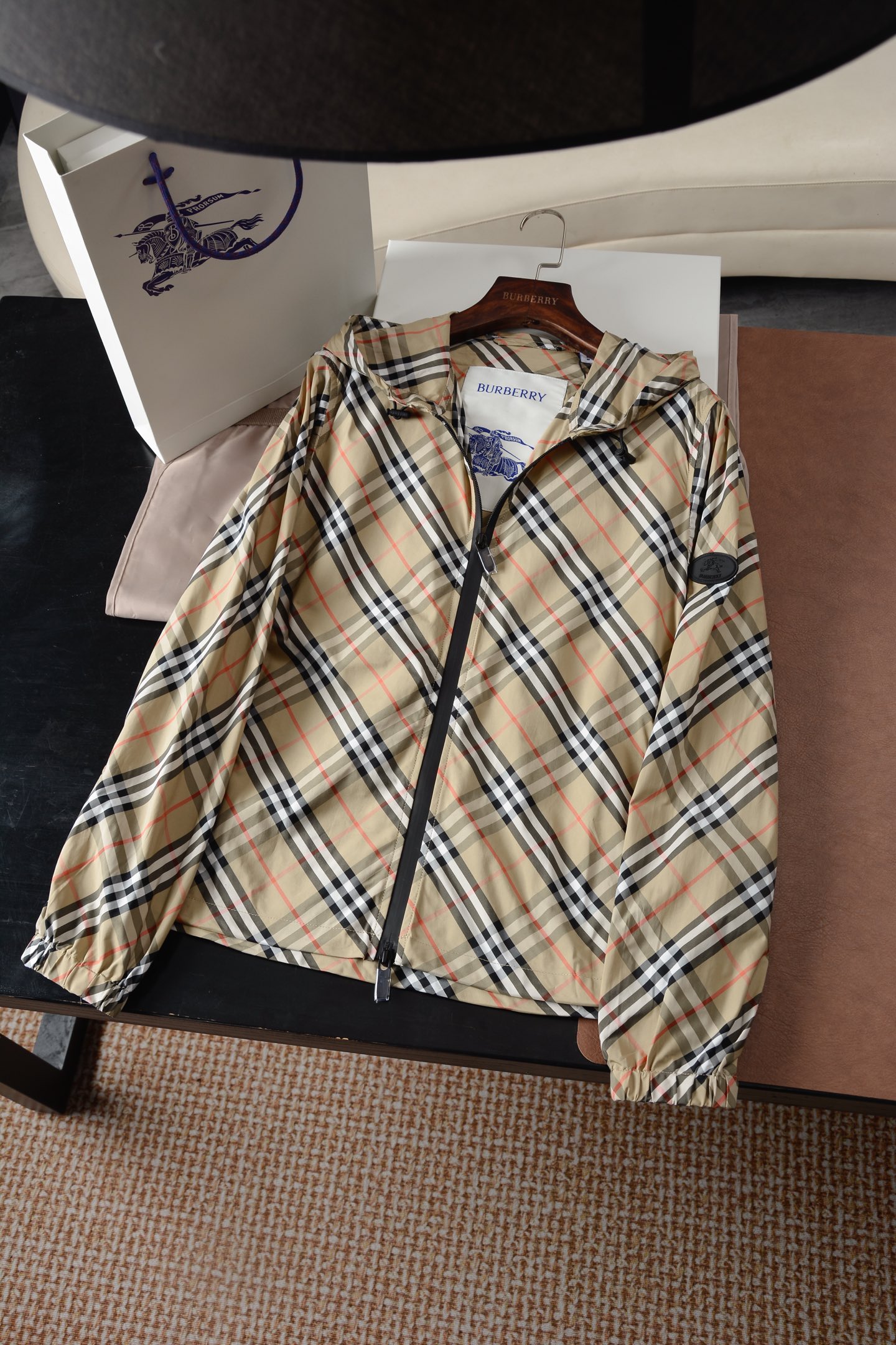 NO:782373,Product code 10330200808 War Horse silicone micro-label plaid hooded jacket (-with full set of packaging) [BUR's top product, the treasure of the store] [ready for delivery in seconds] 2025 spring and summer series, European order, plaid design, high-end outdoor sports and leisure series, hooded lightweight waterproof and windproof jacket.  The latest blockbuster product in 2025, the fabric comes from customer orders, a unique product of BUR's ultimate luxury, a classic plaid work, a must-have product for top BUR female fans!  !  Every year, the style of sun protection clothing is our blockbuster product, and it is also a highly popular item. This style is specially designed for spring and summer. In this season, the design and fashion sense are super in place!  !  BUR's rare sun-proof and waterproof lightweight sports jacket retains the classic plaid pattern. The entire jacket has a strong visual impact. Every plaid pattern is perfectly symmetrical, highlighting the wearer's class and taste. The drawstring effect on the hood and hem can effectively block the entry of wind. The lightweight jacket incorporates the Burberry plaid pattern and presents a regular fit. The hooded style is decorated with knight's seal appliqués, derived from the archive pattern of the brand's bags in the 1980s. –  Two-way zip closure – Drawstring hood and hem – Side zip pockets – Elastic cuffs –  The sleeves are decorated with equestrian knight logo (EKD) silicone appliqués, and they fit the body curves better during exercise. They can perfectly set off your temperament and body shape whether in daily leisure or sports. The lightweight windproof, rainproof and sunproof design makes it a good choice for daily wear, sports and leisure, and outdoor entertainment. It also looks good.  High-end, exquisite details, beautiful upper body, high recognition, not to mention high quality. If you wear this outfit, not many men will even have the courage to strike up a conversation with you. The unattainable cold temperament and the kind of aura that is either rich or noble make people can only watch secretly from a distance. It is undoubtedly a C-level item!  !  Made of polyester fiber technology, the lining of the clothes is all made of top-notch satin silk composite, which is especially breathable!  Not only can it block the sun for you in the hot summer!  It prevents ultraviolet rays from tanning the skin and is perfectly breathable and quick-drying!  Every bit is very unique, waterproof, sunproof, windproof, lightweight, extreme quality, and gorgeous details!  !  The thickness and style can be worn in spring, autumn and winter. The quality is really high. This kind of top-notch goods only come across once a year. Ladies, take advantage of it!  All ready goods have been warehoused, looking forward to your wonderful combination!  There are five sizes, UK4, 6, 8, 10, 12, Burberry - clothing, burberry, jackets & coats, hats,19860909商品编码10330200808 战马硅胶微标格纹连帽外套（-配全套包装）【BUR王牌尖货,镇店之宝】【现货秒发】2025年春夏系列,欧洲订单,格纹设计,高端户外运动休闲系列,连帽轻便防水防风外套. 2025最新重磅极品,面料来自客供订单,BUR极限奢华的一款孤品,经典格纹之作,顶级BUR女粉必备产物！！每一年的防晒衣款式都是我们的重磅产物,也是高人气单品,这种款式是专门为春夏而生的款式,一到这个季节,设计感与时尚感都是超级到位！！ BUR少有的防晒防水轻便运动外套,保留了经典的格纹版型打造,整款外套给人的视觉冲击力超级强烈,每一处的格纹都完美的对称,彰显了穿着者的档次以及品味的存在,帽领以及下摆抽绳效果可以有效阻挡风的进入,轻盈外套,融入 Burberry 格纹图案,呈现常规版型.连帽款式,装饰骑士印章贴花,源自 1980 年代品牌包款的典藏图案.– 双向拉链开合– 抽绳式连帽与衣摆– 侧边拉链口袋– 弹性袖口– 衣袖饰有马术骑士徽标（EKD）硅胶贴花,以及运动中更贴合人体曲线,无论日常休闲还是运动中也能完美的衬托气质身型,轻便式防风防雨防晒设计,日常穿搭,运动休闲,户外娱乐都是很好的选择,并且品相高端,细节精湛,上身好看,辨识度超高,档次就更不用说了,你穿这一身出去,甚至没有几个男人有勇气跟你搭讪,高不可攀的冷艳气质,以及那种非富即贵的气场,让人只能远远偷偷观望,毫无疑问的C位单品！！ 聚酯纤维工艺打造,衣服内衬全部由顶尖缎面丝质复合而成,尤其透气！在炎热夏天不仅能为你阻挡太阳！不让紫外线晒黑皮肤、更能完美透气速干！每一处都是非常独特的,防水,防晒,防风,轻便,品质极端,细节华丽！！ 春秋冬季都可以着穿的厚度与款式,档次真的太高,这类尖货,一年难遇一次,各位小姐姐自行把握吧！ 现货均已入仓,期待你们的精彩搭配！ 码数有五个,uk4、6、8、10、12,博柏利-服装,burberry,jackets & coats,hats,,Women's clothing