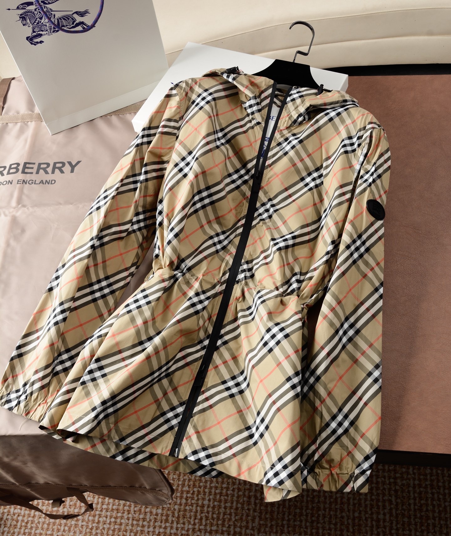 NO:782388,Product code 10330200808 War Horse silicone micro-label plaid hooded jacket (-with full set of packaging) [BUR's top product, the treasure of the store] [ready for delivery in seconds] 2025 spring and summer series, European order, plaid design, high-end outdoor sports and leisure series, hooded lightweight waterproof and windproof jacket.  The latest blockbuster product in 2025, the fabric comes from customer orders, a unique product of BUR's ultimate luxury, a classic plaid work, a must-have product for top BUR female fans!  !  Every year, the style of sun protection clothing is our blockbuster product, and it is also a highly popular item. This style is specially designed for spring and summer. In this season, the design and fashion sense are super in place!  !  BUR's rare sun-proof and waterproof lightweight sports jacket retains the classic plaid pattern. The entire jacket has a strong visual impact. Every plaid pattern is perfectly symmetrical, highlighting the wearer's class and taste. The drawstring effect on the hood and hem can effectively block the entry of wind. The lightweight jacket incorporates the Burberry plaid pattern and presents a regular fit. The hooded style is decorated with knight's seal appliqués, derived from the archive pattern of the brand's bags in the 1980s. –  Two-way zip closure – Drawstring hood and hem – Side zip pockets – Elastic cuffs –  The sleeves are decorated with equestrian knight logo (EKD) silicone appliqués, and they fit the body curves better during exercise. They can perfectly set off your temperament and body shape whether in daily leisure or sports. The lightweight windproof, rainproof and sunproof design makes it a good choice for daily wear, sports and leisure, and outdoor entertainment. It also looks good.  High-end, exquisite details, beautiful upper body, high recognition, not to mention high quality. If you wear this outfit, not many men will even have the courage to strike up a conversation with you. The unattainable cold temperament and the kind of aura that is either rich or noble make people can only watch secretly from a distance. It is undoubtedly a C-level item!  !  Made of polyester fiber technology, the lining of the clothes is all made of top-notch satin silk composite, which is especially breathable!  Not only can it block the sun for you in the hot summer!  It prevents ultraviolet rays from tanning the skin and is perfectly breathable and quick-drying!  Every bit is very unique, waterproof, sunproof, windproof, lightweight, extreme quality, and gorgeous details!  !  The thickness and style can be worn in spring, autumn and winter. The quality is really high. This kind of top-notch goods only come across once a year. Ladies, take advantage of it!  All ready goods have been warehoused, looking forward to your wonderful combination!  There are five sizes, UK4, 6, 8, 10, 12, Burberry - clothing, burberry, jackets & coats, hats,19860909商品编码10330200808 战马硅胶微标格纹连帽外套（-配全套包装）【BUR王牌尖货,镇店之宝】【现货秒发】2025年春夏系列,欧洲订单,格纹设计,高端户外运动休闲系列,连帽轻便防水防风外套. 2025最新重磅极品,面料来自客供订单,BUR极限奢华的一款孤品,经典格纹之作,顶级BUR女粉必备产物！！每一年的防晒衣款式都是我们的重磅产物,也是高人气单品,这种款式是专门为春夏而生的款式,一到这个季节,设计感与时尚感都是超级到位！！ BUR少有的防晒防水轻便运动外套,保留了经典的格纹版型打造,整款外套给人的视觉冲击力超级强烈,每一处的格纹都完美的对称,彰显了穿着者的档次以及品味的存在,帽领以及下摆抽绳效果可以有效阻挡风的进入,轻盈外套,融入 Burberry 格纹图案,呈现常规版型.连帽款式,装饰骑士印章贴花,源自 1980 年代品牌包款的典藏图案.– 双向拉链开合– 抽绳式连帽与衣摆– 侧边拉链口袋– 弹性袖口– 衣袖饰有马术骑士徽标（EKD）硅胶贴花,以及运动中更贴合人体曲线,无论日常休闲还是运动中也能完美的衬托气质身型,轻便式防风防雨防晒设计,日常穿搭,运动休闲,户外娱乐都是很好的选择,并且品相高端,细节精湛,上身好看,辨识度超高,档次就更不用说了,你穿这一身出去,甚至没有几个男人有勇气跟你搭讪,高不可攀的冷艳气质,以及那种非富即贵的气场,让人只能远远偷偷观望,毫无疑问的C位单品！！ 聚酯纤维工艺打造,衣服内衬全部由顶尖缎面丝质复合而成,尤其透气！在炎热夏天不仅能为你阻挡太阳！不让紫外线晒黑皮肤、更能完美透气速干！每一处都是非常独特的,防水,防晒,防风,轻便,品质极端,细节华丽！！ 春秋冬季都可以着穿的厚度与款式,档次真的太高,这类尖货,一年难遇一次,各位小姐姐自行把握吧！ 现货均已入仓,期待你们的精彩搭配！ 码数有五个,uk4、6、8、10、12,博柏利-服装,burberry,jackets & coats,hats,,Women's clothing