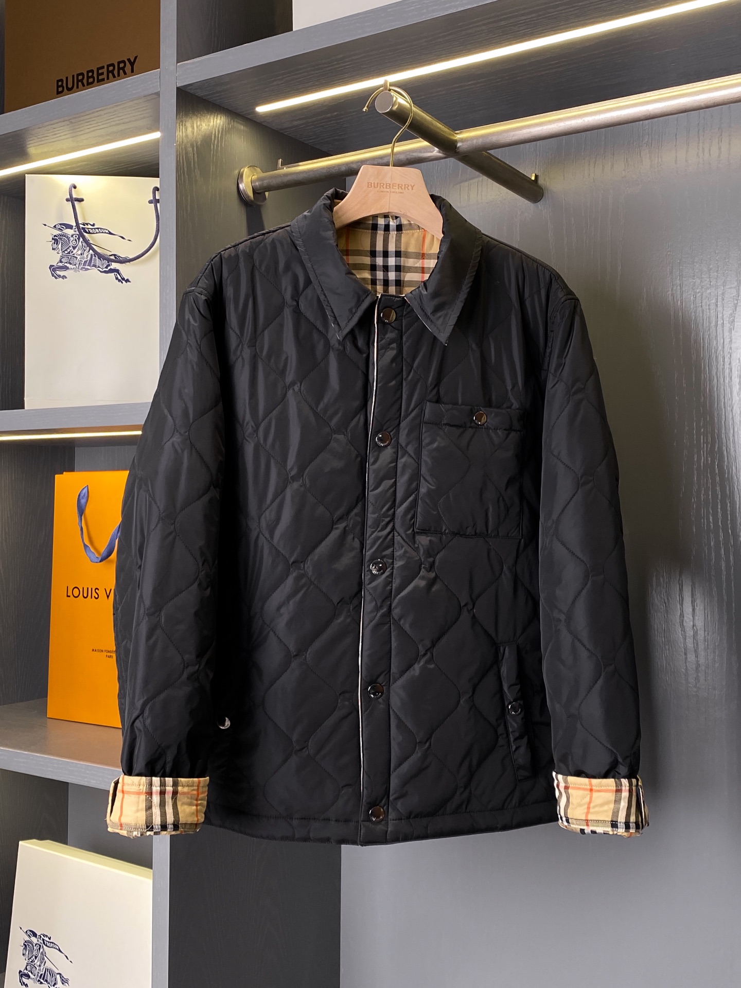 NO:645253,Burberry's bbr25ss reversible quilted nylon jacket-style cotton coat 2025 autumn and winter new style is officially launched. Compared with last year's cotton coat, many adjustments have been made to the details and styles, including fabrics, colors and the continued use of the War Horse blue label indicator. The overall outer fabric of this cotton coat  It is very soft and has a certain waterproof function. The cotton layer is also thicker, so you can wear warm clothes underneath and then put it on when going out. This cotton jacket can be worn as a coat. The temperature control is double-sided with retro rhombus plaid quilted cotton, and the double-sided plaid is retro and fashionable.  , will never go out of fashion, the black side is made of polyester fiber fabric that is waterproof and windproof!  Soft and comfortable to the touch!  A version that can be worn by both men and women!  The belated BUR flagship product has details that distinguish it from all versions on the market. It can only be said that it is not on the same level at all. Regardless of the material, detail restoration and craftsmanship, it is not afraid of any challenges. This model has gone through the first edition, the middle edition and the final shipping edition!  The style that many people have asked about before!  Arrangements for the plaid will be made immediately!  It took a month of selecting materials, proofing and producing the final high-quality version!  Every hardware and accessories are completely comparable to yb!  The diamond-patterned jacket and cotton-padded jacket are retro and classic and will not go out of style for 10 years. One side is retro and classic, and the other side is black high-street style!  It is no exaggeration to say that the two styles are integrated. You can switch between various 1ooks at will. This jacket is one of those types that will make you stand out from the crowd if matched well. When the weather is colder, it can also be used as an inner layer of a jacket. It not only keeps you warm but also adds layering to your outfit. The more you look at the series, the better it looks!  !  !  The plaid design has a retro feel!  The upper body has a kind of magic that you must buy!  Quilted jacket-style shirt in solid nylon on one side and Burberry check cotton twill on the other. Regular fit, embellished with brand logo-embossed snap buttons. – Snap-button closure – Peak collar – Snap-stud patch pockets at chest; snap-stud welt side pockets – Snap-stud cuffs – Burberry check lining – Regular fit. Uses 37.5 temperature control technology to speed up evaporation and increase breathability.  Prevent overheating or overcold wearing experience. The front fabric has certain waterproof and snowproof functions. It is particularly soft after washing and is also very washable and wear-resistant. It is warm and durable at the same time!  The machines and equipment used to weave this fabric are unique. It is many times warmer than ordinary quilted jackets. The fabric can only be purchased by OEMs!  The popular version continues the classic. It looks good when worn under a sweater or TEE. First of all, this cotton coat is very British. It is indeed a British brand. It is noble and retro!  There are various combinations of bloated down jackets with different styles. This cotton jacket is thin, warm and full. The color is really beautiful, and the upper body shape is amazing!  If you come across such a beautiful item, hurry up and grab it. Exclusive spot, exclusive gift, super recommended!  Needless to say, it’s a good thing. It would be a pity to miss it. I look forward to your fans’ perfect performance!  !  Configuration size S-XXL,,burberry,burberry,hoodie,sweatshirts,jackets & coats,jackets & coats,shirts,down jacket,alexander wang19860909巴宝莉bbr25ss双面两穿绗缝尼龙外套式棉衣2025秋冬新款正式上线,穿搭对比去年棉服细节版型上做了不少调整,包括面料、颜色以及陆续沿用大战马蓝标指标,这款棉服外层面料整体柔和很以及有一定的防水功能,棉层也厚了一些,这样里面可以穿了保暖性很强的衣服之后就可以套上这个出门啦,这款棉服可以当大衣外套穿.温控双面穿复古菱格格纹夹棉,双面穿格纹复古的时髦 ,永远都不褪流行,黑色一面的采用聚酯纤维面料防水防风！手感柔软舒适！男女都可以穿的版型！ 迟来的BUR王牌货品 细节区别市面上一切版本 只能说根本就不是一个级别的存在 不管是材质还是细节还原度以及工艺制作方面 不惧任何挑战,这个款经历了初版,中版最终出货版！之前很多人问的的款式！马上就给格纹安排上了！经历了一个月的选料打样以及制作最终出来的高质量版！每个五金和辅料都是完全媲美yb！ 菱格纹夹克棉服复古经典穿10年都不过时,一面复古经典,一面黑色高街风！两种风格融合不夸张的说,各种1ook随意切换,这件夹克属于那种搭配好了就会让你在人群中脱颖而出,天气冷一点的时候还可以作为外套的内搭,既保暖又能增加穿搭的层次感,越看越好看系列！！！格纹的设计有点复古的味道！上身就有种一定要买的魔力！ 绗缝外套式衬衫,一面采用纯色尼龙设计,另一面为 Burberry 格纹棉质斜纹面料.呈现常规版型,装饰品牌徽标压花按扣.– 按扣开合– 尖领– 前胸按扣式贴袋；按扣式贴边侧袋– 按扣式袖口– Burberry 格纹内衬– 常规版型. 采用 37.5 温控技术加速蒸发并提升透气性, 防止过热或过冷穿着体验 正面面料具有一定的防水防雪功能, 水洗后特别柔软、也很耐洗耐磨 保暖的同时更能经久耐穿！ 织这个布的机器设备都是独一无二的 比普通夹棉外套不知道暖和了多少倍 只有代工厂才能采购到的面料！ 大爆版经典延续,里面穿卫衣或者TEE都好看 这件棉衣首先很英伦 的确也是英国的牌子 贵气 复古！各种搭配有各种风格区别臃肿款的羽绒服,这款棉服外套,清薄,饱暖,配色真心美,上身版型好到爆！ 能遇到这样美好的款就抓紧收了吧,独家现货,独家馈赠,超级推荐！好物无需多言,错过便是遗憾,期待各位粉丝的完美演绎！！ 配置码数S-XXL,,burberry,burberry,hoodie,sweatshirts,jackets & coats,jackets & coats,shirts,down jacket,alexander wang,Men's clothing