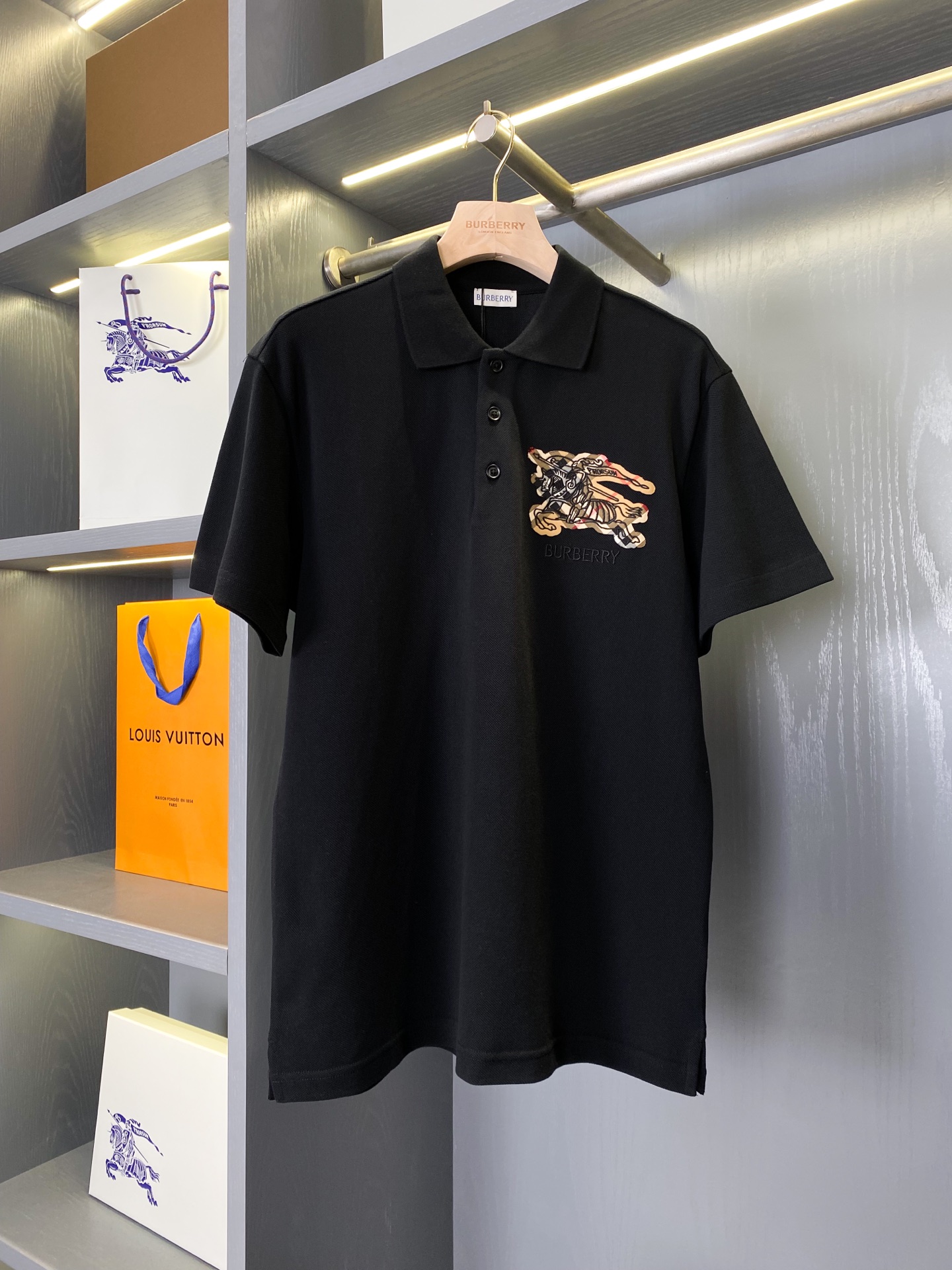 NO:891820,Product Code 1098980810 BBR26SS Equestrian Knight Logo Plaid Cotton Polo (-with full set of packaging) [BUR's top product, the treasure of the store] belatedly channeled good goods and good styles!  BUR's ace channel list, synchronized with major buyer stores, 2025 new season design language, Knight War Horse's new language slogan design pique cotton polo shirts, couple style polo shirts. BUR's ace channel kills all versions on the market. It can only be said that it is not on the same level at all, no matter in terms of materials, detail restoration and craftsmanship, it is not afraid of any challenges, just to provide everyone with wonderful products  The Equestrian Knight logo plaid polo shirt is made of lightweight cotton pique mesh and has a slim fit. It is embellished with the brand logo and the Equestrian Knight logo (EKD) embroidery, using the Burberry check pattern as the background and interpreting the iconic sand fish. Button closure, ribbed knitted collar, and the Burberry letter embroidery logo on the chest!  The language design of the new season is highly recognizable. The overall design gives people a simple, high-standard and basic feeling, and the overall design is made of loose version, which is more fashionable and high-street casual style!  !  Polo shirt, made of lightweight cotton pique mesh, has a slim fit. Chain stitch embroidery is used to create the brand logo, Equestrian Knight logo (EKD) and Burberry check pattern. - Button front - Rib knitted collar - Burberry lettering embroidered logo on the chest. The fabric is made of imported original raw materials and lightweight pique mesh cotton fabric. The fabric is very rare and is sold outside.  Fabric color fastness, deformation, purity, and various data are not on the same level as us. Good fabrics give us an intuitive feeling that they are high-end, comfortable, soft, delicate and sinewy. Even if you don’t understand fabrics, the touch can give you a new feeling. Material cotton Decoration 97 cotton, 3 elastic fibers; cotton 'Contemporary narrative of chivalry | British meaning through time'  When the early morning mist covers the bridleway in Hyde Park, the looming plaid edge under the tweed jacket is the knight's medal engraved on the fabric in the Victorian era. This Polo shirt is exactly the identity code that Burberry has rewritten for urban aristocrats with 21st century stitching!  If you come across such a beautiful model, hurry up and grab it. Exclusive spot, exclusive resource gifts, super recommended!  Needless to say, it’s a good thing. It would be a pity to miss it. I look forward to your fans’ perfect performance!  !  The sizes are S, M, L, XL, XXL, Burberry - clothing, burberry, jackets & coats,19860909商品编码1098980810  BBR26SS马术骑士徽标格纹棉质 Polo（-配全套包装）【BUR王牌尖货,镇店之宝】迟来的渠道好货好款！BUR王牌渠道单,同步各大买手店 2025全新一季设计语言 骑士战马全新语言标语设计珠地棉polo衫,情侣款polo衫. BUR王牌渠道 秒杀市面上一切版本 只能说根本就不是一个级别的存在 不管是材质还是细节还原度以及工艺制作方面 不惧任何挑战,只为给大家奉献绝妙产物 马术骑士徽标格纹Polo衫,选用轻盈棉质珠地网眼布打造,呈现修身版型.点缀品牌徽标和马术骑士徽标(EKD） 刺绣,采用 Burberry 格纹图案作为背景,以标志性沙米鱼演绎.纽扣开合,罗纹针织衣领,前胸饰有 Burberry 字母刺绣徽标！ 新一季的语言设计 极具辨识度整体给人一种简约高规又基础 并且整体更是采用宽松版型打造 时尚跟高街休闲风格更强！！ Polo 衫,选用轻盈棉质珠地网眼布打造,呈现修身版型.采用链式缝线刺绣工艺,塑就品牌徽标、马术骑士徽标（EKD）和 Burberry 格纹图案.– 纽扣前襟– 罗纹针织衣领– 前胸饰有 Burberry 字母刺绣徽标 面料采用了进口原厂原料轻薄的珠地网眼布棉质面料,面料非常稀罕,外面的货, 面料色牢度,变型度,纯正度,各种数据和我们完全不在一个层次上,好面料带给我们直观感受就是高级,舒适,柔软细腻有筋骨,即使你不懂面料,触感也能给与你全新的感受. 材质棉 装饰97棉,3弹性纤维；棉 「骑士精神の当代叙事 |穿越时光的英伦隽永」 当清晨薄雾笼罩海德公园的马道,粗花呢外套下若隐若现的格纹锋芒,是维多利亚时代便镌刻在织物里的骑士勋章.这件Polo衫,正是Burberry 用 21世纪针 脚为都市贵族重写的身份密码！ 能遇到这样美好的款就抓紧收了吧,独家现货,独家资源馈赠,超级推荐！好物无需多言,错过便是遗憾,期待各位粉丝的完美演绎！！ 码数分别有S、M、L、XL、XXL,博柏利-服装,burberry,jackets & coats,,Women's clothing