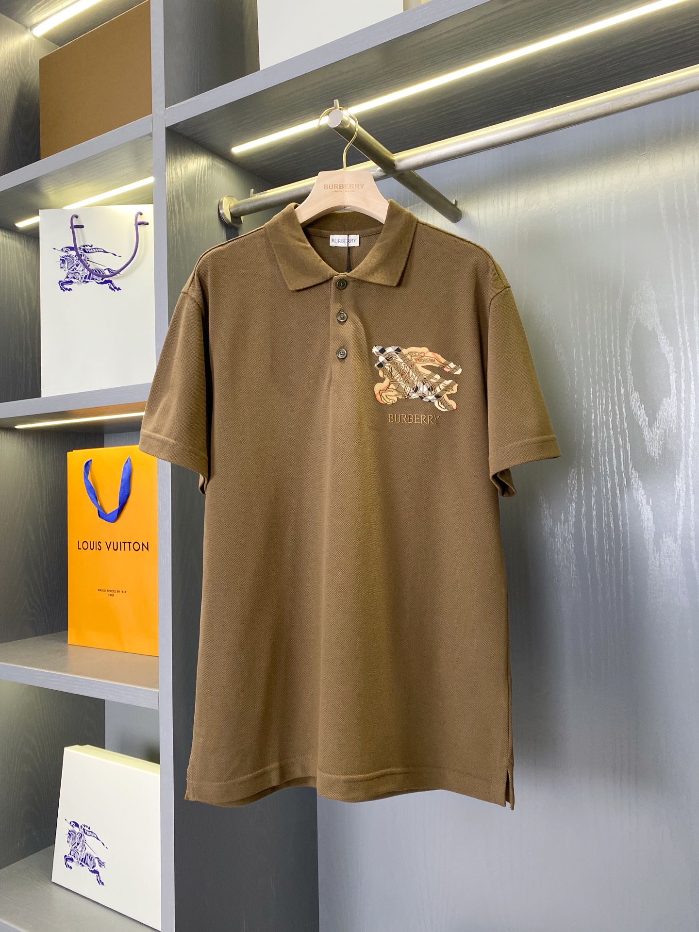NO:891826,BBR26SS Equestrian Knight Logo Plaid Cotton Polo (-with full set of packaging) [BUR's top product, the treasure of the store] belatedly good products and good prices from channels!  BUR's ace channel list, synchronized with major buyer stores, 2025 new season design language, Knight War Horse's new language slogan design pique cotton polo shirts, couple style polo shirts. BUR's ace channel kills all versions on the market. It can only be said that it is not on the same level at all, no matter in terms of materials, detail restoration and craftsmanship, it is not afraid of any challenges, just to provide everyone with wonderful products  The Equestrian Knight logo plaid polo shirt is made of lightweight cotton pique mesh and has a slim fit. It is embellished with the brand logo and the Equestrian Knight logo (EKD) embroidery, using the Burberry check pattern as the background and interpreting the iconic sand fish. Button closure, ribbed knitted collar, and the Burberry letter embroidery logo on the chest!  The language design of the new season is highly recognizable. The overall design gives people a simple, high-standard and basic feeling, and the overall design is made of loose version, which is more fashionable and high-street casual style!  !  Polo shirt, made of lightweight cotton pique mesh, has a slim fit. Chain stitch embroidery is used to create the brand logo, Equestrian Knight logo (EKD) and Burberry check pattern. - Button front - Rib knitted collar - Burberry lettering embroidered logo on the chest. The fabric is made of imported original raw materials and lightweight pique mesh cotton fabric. The fabric is very rare and is sold outside.  Fabric color fastness, deformation, purity, and various data are not on the same level as us. Good fabrics give us an intuitive feeling that they are high-end, comfortable, soft, delicate and sinewy. Even if you don’t understand fabrics, the touch can give you a new feeling. Material cotton Decoration 97 cotton, 3 elastic fibers; cotton 'Contemporary narrative of chivalry | British meaning through time'  When the early morning mist covers the bridleway in Hyde Park, the looming plaid edge under the tweed jacket is the knight's medal engraved on the fabric in the Victorian era. This Polo shirt is exactly the identity code that Burberry has rewritten for urban aristocrats with 21st century stitching!  If you come across such a beautiful model, hurry up and grab it. Exclusive spot, exclusive resource gifts, super recommended!  Needless to say, it’s a good thing. It would be a pity to miss it. I look forward to your fans’ perfect performance!  !  The sizes are S, M, L, XL, XXL, Burberry - clothing, burberry, jackets & coats,19860909BBR26SS马术骑士徽标格纹棉质 Polo（-配全套包装）【BUR王牌尖货,镇店之宝】迟来的渠道好货好款！BUR王牌渠道单,同步各大买手店 2025全新一季设计语言 骑士战马全新语言标语设计珠地棉polo衫,情侣款polo衫. BUR王牌渠道 秒杀市面上一切版本 只能说根本就不是一个级别的存在 不管是材质还是细节还原度以及工艺制作方面 不惧任何挑战,只为给大家奉献绝妙产物 马术骑士徽标格纹Polo衫,选用轻盈棉质珠地网眼布打造,呈现修身版型.点缀品牌徽标和马术骑士徽标(EKD） 刺绣,采用 Burberry 格纹图案作为背景,以标志性沙米鱼演绎.纽扣开合,罗纹针织衣领,前胸饰有 Burberry 字母刺绣徽标！ 新一季的语言设计 极具辨识度整体给人一种简约高规又基础 并且整体更是采用宽松版型打造 时尚跟高街休闲风格更强！！ Polo 衫,选用轻盈棉质珠地网眼布打造,呈现修身版型.采用链式缝线刺绣工艺,塑就品牌徽标、马术骑士徽标（EKD）和 Burberry 格纹图案.– 纽扣前襟– 罗纹针织衣领– 前胸饰有 Burberry 字母刺绣徽标 面料采用了进口原厂原料轻薄的珠地网眼布棉质面料,面料非常稀罕,外面的货, 面料色牢度,变型度,纯正度,各种数据和我们完全不在一个层次上,好面料带给我们直观感受就是高级,舒适,柔软细腻有筋骨,即使你不懂面料,触感也能给与你全新的感受. 材质棉 装饰97棉,3弹性纤维；棉 「骑士精神の当代叙事 |穿越时光的英伦隽永」 当清晨薄雾笼罩海德公园的马道,粗花呢外套下若隐若现的格纹锋芒,是维多利亚时代便镌刻在织物里的骑士勋章.这件Polo衫,正是Burberry 用 21世纪针 脚为都市贵族重写的身份密码！ 能遇到这样美好的款就抓紧收了吧,独家现货,独家资源馈赠,超级推荐！好物无需多言,错过便是遗憾,期待各位粉丝的完美演绎！！ 码数分别有S、M、L、XL、XXL,博柏利-服装,burberry,jackets & coats,,Women's clothing
