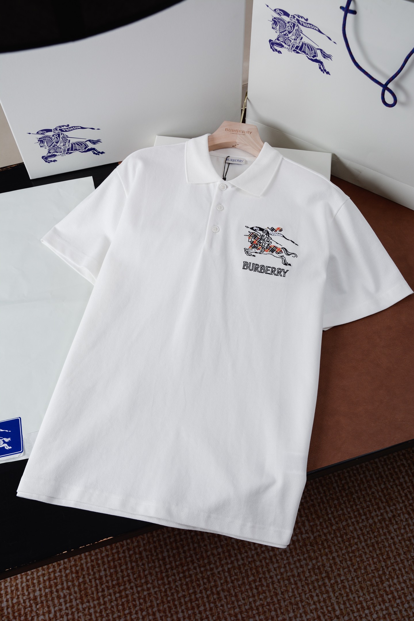 Polo en piqué de algodón ligero con corte slim. El bordado de punto de cadena presenta el logotipo de la marca, EKD y p…
