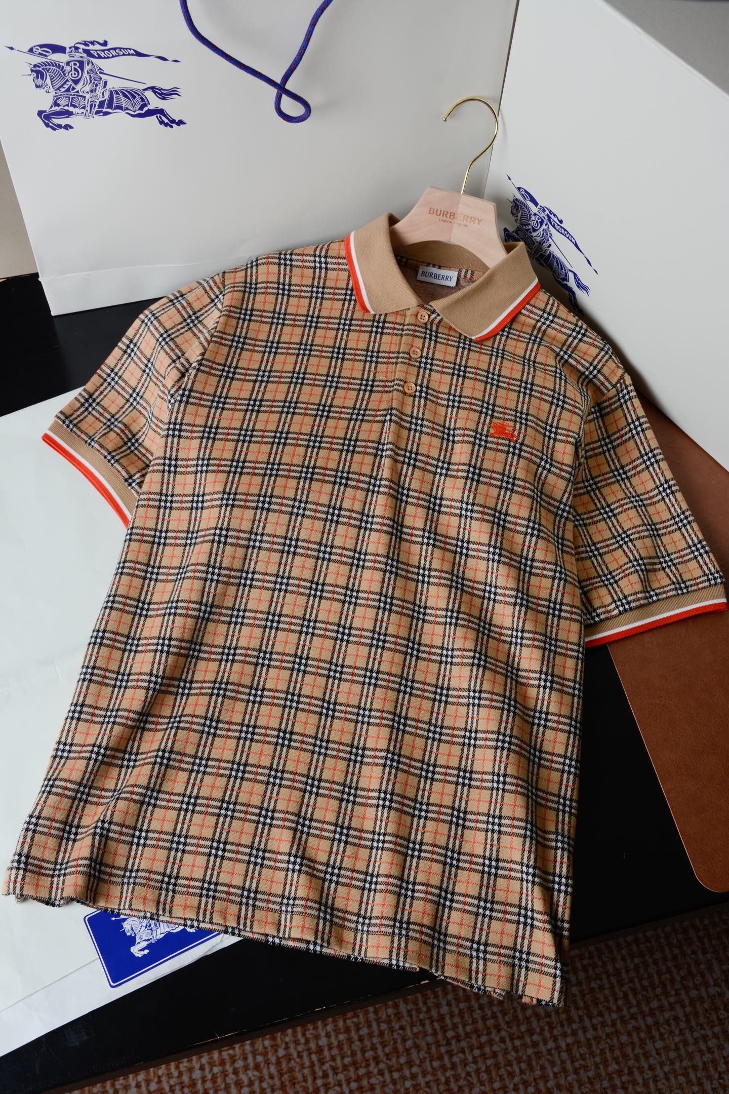 Corte casual: más relajado que el corte regular. Polo en mezcla de viscosa y algodón. Adornado con cuadros Burberry de …