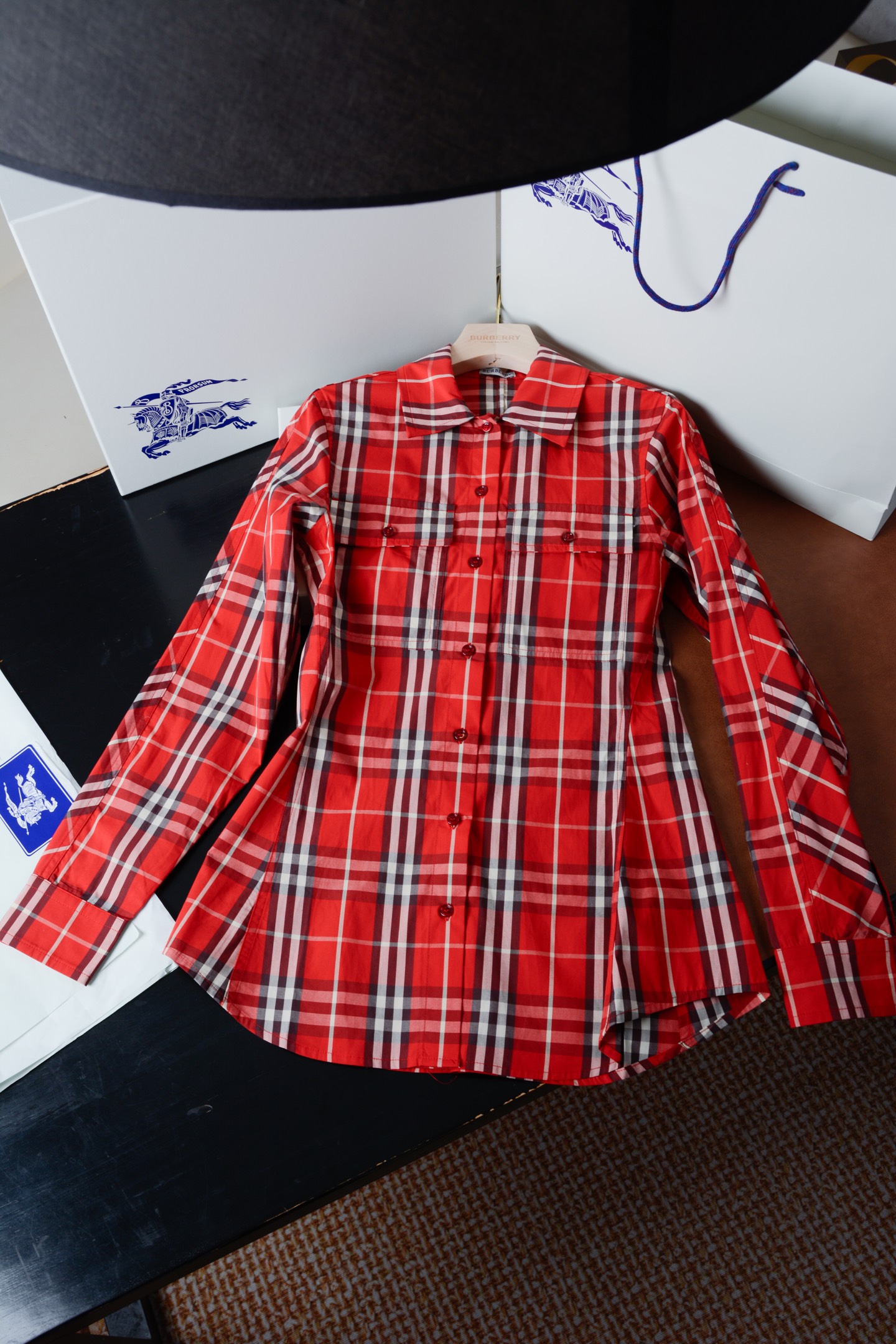NO:782402,Business Year of the Horse New Year's Eve Collection Women's Slim Fit Plaid Cotton Shirt (-With Full Packaging) Modern Translation of Equestrian Genes, ZG, 675.00 | British Psalm Woven by Italian Warp and Weft When the knight's badge turns into a code word on the skirt, when the century-old plaid becomes a flowing armor, this shirt is an elegant game between the gentleman's spirit and female power. Year of the Horse's New Year's Eve Collection Burberry  The new slim fit cotton long-sleeved shirt is really amazing!  The Burberry plaid is low-key and classic, with a slim fit that highlights the waistline and a gentle filter on the back of the upper body. The soft cotton fabric is breathable and skin-friendly, so you won’t get sweaty when running outdoors. Pair the lower body with universal jeans, which is simple and casual, and you can easily create a fresh atmosphere!  Slim fit, showing a close fit. Size standard, please choose your normal size. Cotton shirt, decorated with new season mailbox red Burberry plaid. This boutique is from the brand's New Year capsule series, celebrating the New Year of the Horse. The waist has a slim fit and a collision with the wide hem design. – Button fastening – Wide angle collar – Buttoned flap pockets on the chest – Single-button cuffs – Curved hem 'Renaissance of fabric twill fabric' -  Italian worsted washed cotton twill, based on 14-micron ultra-long-staple cotton, undergoes a 48-hour enzyme washing process. It feels as smooth as the second layer of skin, and its wrinkle resistance is increased by 60. There is no need to compromise on laziness and dignity; -  Burberry's signature plaid is woven with 72-needle high-density jacquard, with more than 220 yarns interwoven per inch in warp and weft. It has a matte texture like ancient parchment books in the sun, paying tribute to the brand's original checkerboard pattern password in 1901. Sizes UK4-UK12 (recommended daily size for the version), Burberry - clothing, burberry, jeans, shirts, sheepskin,19860909商 马年新禧贺岁系列女士修身版型格纹棉质衬衫（-配全套包装）马术基因的摩登转译,ZG,675.00 | 意大利经纬织就的英伦诗篇当骑士徽章化作衣襟上的暗语,当百年格纹成为流动的铠甲,这件衬衫,是绅士精神与女性力量的优雅博弈. 马年新禧贺岁系列 Burberry 新款的修身棉质长袖衬衫真的太绝！Burberry 格纹低调又经典,修身版型显腰线身材,上身后自带温柔滤镜.柔软棉质面料透气叉亲肤,户外暴走也不会闷汗.下身搭配万能牛仔裤,简约又随性,轻松拿捏清新氛围！ 修身版型,呈现贴身剪裁.尺码标准,请选择平时正常尺码.棉质衬衫,装饰新季邮筒红 Burberry 格纹.此件精品出自品牌新禧贺岁胶囊系列,礼赞马年新春.腰部呈现修身版型,碰撞宽衣摆设计.– 纽扣开合– 宽角领 – 前胸扣式翻盖口袋– 单扣式袖口– 弧形衣摆 「面料斜纹织物的文艺复兴」 - 意大利精纺水洗棉质斜纹,以14微米超长绒棉为基底,经48小时酶素洗工艺,触感如第二层肌肤般柔滑,抗皱性提升60,慵懒与体面从此无需妥协；  - Burberry标志性格纹,以72针高密度提花织就,每英寸经纬交织超220根纱线,阳光下泛着羊皮纸古籍般的哑光质感,致敬1901年品牌初代棋盘纹密码.  尺码UK4-UK12（版型建议日常尺码）,博柏利-服装,burberry,jeans,shirts,sheepskin,,Women's clothing