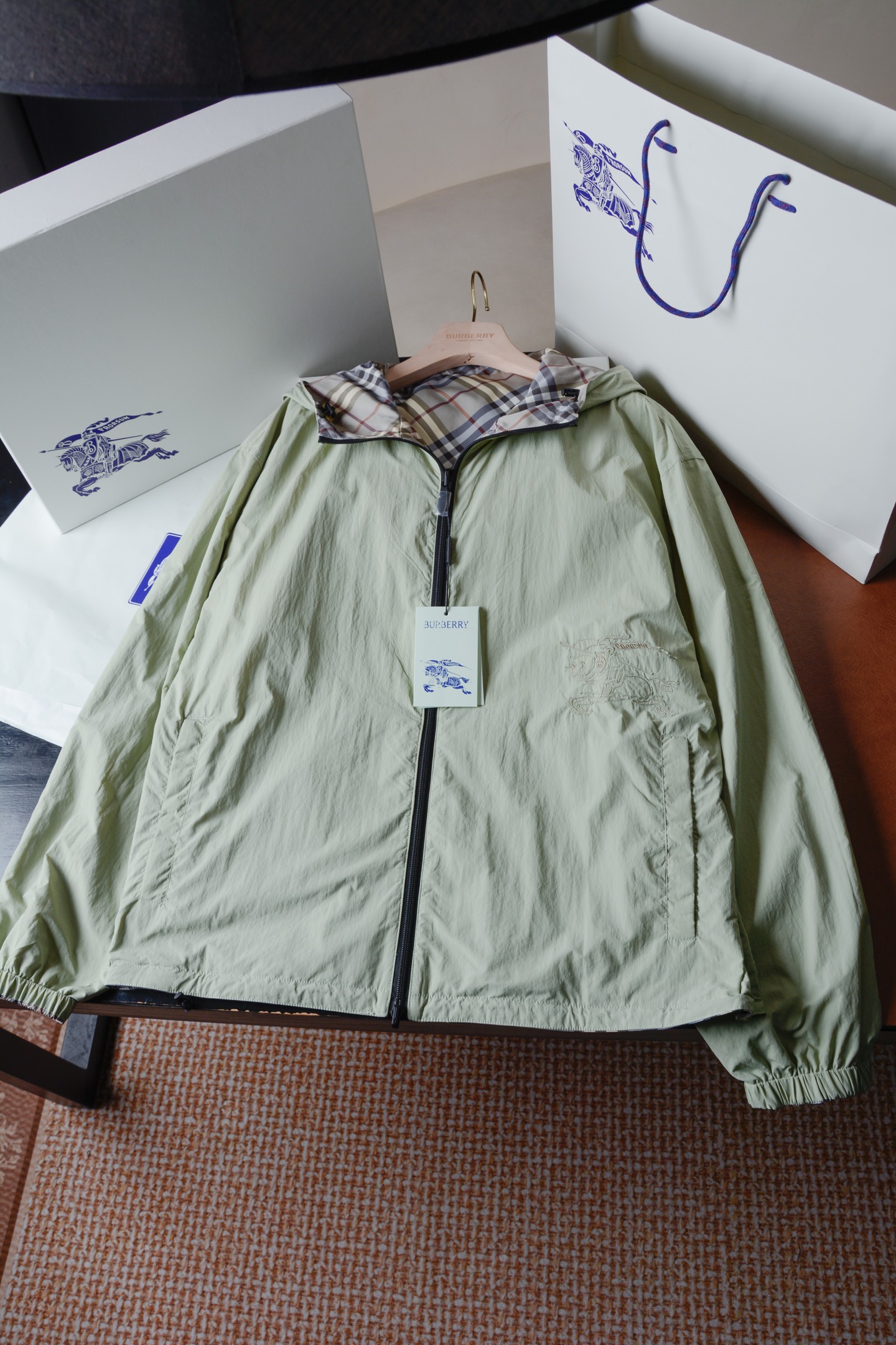 NO:782426,[Men's double-sided and reversible plaid loose-fitting jacket (-comes with small gift box packaging) (not equipped with a15) [BUR's best product, the best treasure in the store] [ready for delivery in seconds] The reversible plaid pattern loose-fitting sports jacket is here, and it is very different from the waist-length version of the new women's version before!  Other fabric details are the same!  The over-the-counter price is RMB 10,000, and the official website is almost sold out. You can imagine how popular this sports-leisure plaid jacket is!  This style has been asked about by many agents before. It is a high-end outdoor sports and leisure series and is a very hot sports trend!  This product can be worn by both men and women. BUR's flagship channel kills all versions on the market. It can only be said that it is not of the same level at all. No matter in terms of material, detail restoration and craftsmanship, it is not afraid of any challenges, just to provide everyone with a wonderful product. A lightweight twill jacket with a drawstring hood, showing a casual fit. Reversible style, one side is decorated with Burberry plaid, and the other side is a solid color design embellished with the Equestrian Knight logo (EKD) appliqué. From Burberry  A classic series that interprets wardrobe essentials with a distinctive brand style. – Two-way zipper closure – Drawstring hood and hem – Zippered side pockets; reverse snap pockets – Elastic cuffs – Decorated with EKD logo appliqués on both sides – The casual fit is more conventional than the regular cut. Autumn and winter sports can not only block headwinds for you, but also prevent ultraviolet rays from tanning your skin, and are perfectly breathable and quick-drying!  It’s also rainproof and windproof in winter so you don’t have to worry about traveling!  Every bit is very unique, waterproof, sunproof, windproof, lightweight, extreme quality, and gorgeous details!  !  It is made of Vintage retro plaid fabric made of recycled 67 polyester fiber yarn 33 cotton; the reverse side is made of solid color ECONYL, ECONYL  It is a sustainable nylon fabric made from recycled fishing nets, fabric waste and industrial plastics. It has certain waterproof properties and can be worn on both sides. One piece is equivalent to two pieces, and the loose version is more suitable for outdoor sports in autumn and winter. The matching effect is also perfect, and it perfectly meets the needs of various wearing occasions. It is extremely extraordinary, the grade and charm are extremely outstanding, and it can also highlight the brand specifications and your pursuit of fashion!  !  Needless to say, it’s a good thing. If you miss it, it will be your last song. I look forward to your fans’ perfect performance!  !  The sizes are S, M, L, XL, XXL, Burberry - clothing, burberry, jackets & coats, jackets & coats, hats,19860909【 男士双面两穿格纹宽松外套（-配礼品盒小包装）（不配a15）【BUR王牌尖货,镇店之宝】【现货秒发】双面穿格纹宽松版型运动夹克重磅来袭,和之前上新那款女款及腰版型有很大区别！其他面料细节一致！柜台售价一万,官网面临着售罄的地步可想而知这款运动休闲一体的格纹冲锋衣有多火爆！这款之前有很多代理都有问过的款式,高端户外运动休闲系列,非常火热运动风潮！这款男女都可穿 BUR王牌渠道 秒杀市面上一切版本 只能说根本就不是一个级别的存在 不管是材质还是细节还原度以及工艺制作方面不惧任何挑战,只为给大家奉献绝妙产物 轻盈斜纹外套,搭配抽绳连帽,呈现休闲版型.双面两穿款式,一面装饰 Burberry 格纹,另一面为点缀马术骑士徽标（EKD）贴花的纯色设计.来自 Burberry 经典之作系列,以鲜明品牌风格诠释衣橱必备款式.– 双向拉链开合– 抽绳式连帽与衣摆– 拉链侧袋；反面按扣口袋– 弹性袖口– 两侧饰有马术骑士徽标（EKD）贴花 – 休闲版型较常规版型剪裁,秋冬运动不仅能为你阻挡逆风,还能不让紫外线晒黑皮肤、更能完美透气速干！冬天也能防雨防风让你无惧出行！每一处都是非常独特的,防水,防晒,防风,轻便,品质极端,细节华丽！！ 配置了再生67聚酯纤维纱线33棉质制成的 Vintage 复古格纹面料打造；反面采用纯色 ECONYL 打造,ECONYL 是由再生的渔网、织物废料和工业塑料制成的可持续尼龙面料.具有一定的防水性能,可双面穿一件等于两件,且宽松的版型比较适合秋冬外出运动,搭配方面也是完美穿搭效果,完美的符合各种穿搭场合的所需.极为非凡,档次与魅力更是极为的出色亮眼,更能够彰显品牌规格与你对于时尚的追求！！ 好物无需多言,错过便是绝唱,期待各位粉丝的完美演绎！！ 码数分别是S、M、L、XL、XXL,博柏利-服装,burberry,jackets & coats,jackets & coats,hats,,Women's clothing