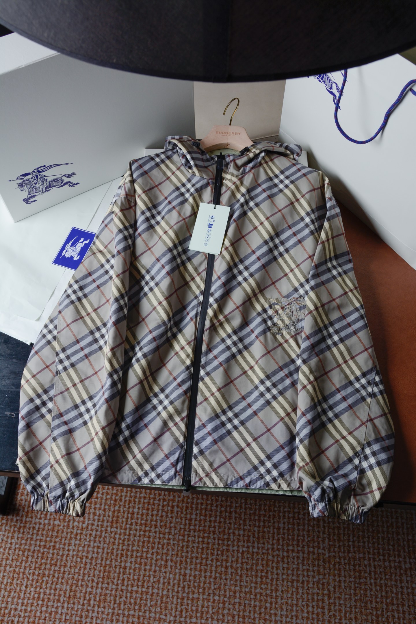 NO:782434,Men's double-sided and reversible plaid loose-fitting jacket (- comes with small gift box packaging) (not equipped with a15) [BUR's best product, a treasure of the store] [ready for delivery in seconds] Double-sided and reversible plaid loose-fitting sports jacket is here, and it is very different from the waist-length version of the new women's version before!  Other fabric details are the same!  The over-the-counter price is RMB 10,000, and the official website is almost sold out. You can imagine how popular this sports-leisure plaid jacket is!  This style has been asked about by many agents before. It is a high-end outdoor sports and leisure series and is a very hot sports trend!  This product can be worn by both men and women. BUR's flagship channel kills all versions on the market. It can only be said that it is not of the same level at all. No matter in terms of material, detail restoration and craftsmanship, it is not afraid of any challenges, just to provide everyone with a wonderful product. A lightweight twill jacket with a drawstring hood, showing a casual fit. Reversible style, one side is decorated with Burberry plaid, and the other side is a solid color design embellished with the Equestrian Knight logo (EKD) appliqué. From Burberry  A classic series that interprets wardrobe essentials with a distinctive brand style. – Two-way zipper closure – Drawstring hood and hem – Zippered side pockets; reverse snap pockets – Elastic cuffs – Decorated with EKD logo appliqués on both sides – The casual fit is more conventional than the regular cut. Autumn and winter sports can not only block headwinds for you, but also prevent ultraviolet rays from tanning your skin, and are perfectly breathable and quick-drying!  It’s also rainproof and windproof in winter so you don’t have to worry about traveling!  Every bit is very unique, waterproof, sunproof, windproof, lightweight, extreme quality, and gorgeous details!  !  It is made of Vintage retro plaid fabric made of recycled 67 polyester fiber yarn 33 cotton; the reverse side is made of solid color ECONYL, ECONYL  It is a sustainable nylon fabric made from recycled fishing nets, fabric waste and industrial plastics. It has certain waterproof properties and can be worn on both sides. One piece is equivalent to two pieces, and the loose version is more suitable for outdoor sports in autumn and winter. The matching effect is also perfect, and it perfectly meets the needs of various wearing occasions. It is extremely extraordinary, the grade and charm are extremely outstanding, and it can also highlight the brand specifications and your pursuit of fashion!  !  Needless to say, it’s a good thing. If you miss it, it will be your last song. I look forward to your fans’ perfect performance!  !  The sizes are S, M, L, XL, XXL, Burberry - clothing, burberry, jackets & coats, jackets & coats, hats,19860909男士双面两穿格纹宽松外套（-配礼品盒小包装）（不配a15）【BUR王牌尖货,镇店之宝】【现货秒发】双面穿格纹宽松版型运动夹克重磅来袭,和之前上新那款女款及腰版型有很大区别！其他面料细节一致！柜台售价一万,官网面临着售罄的地步可想而知这款运动休闲一体的格纹冲锋衣有多火爆！这款之前有很多代理都有问过的款式,高端户外运动休闲系列,非常火热运动风潮！这款男女都可穿 BUR王牌渠道 秒杀市面上一切版本 只能说根本就不是一个级别的存在 不管是材质还是细节还原度以及工艺制作方面不惧任何挑战,只为给大家奉献绝妙产物 轻盈斜纹外套,搭配抽绳连帽,呈现休闲版型.双面两穿款式,一面装饰 Burberry 格纹,另一面为点缀马术骑士徽标（EKD）贴花的纯色设计.来自 Burberry 经典之作系列,以鲜明品牌风格诠释衣橱必备款式.– 双向拉链开合– 抽绳式连帽与衣摆– 拉链侧袋；反面按扣口袋– 弹性袖口– 两侧饰有马术骑士徽标（EKD）贴花 – 休闲版型较常规版型剪裁,秋冬运动不仅能为你阻挡逆风,还能不让紫外线晒黑皮肤、更能完美透气速干！冬天也能防雨防风让你无惧出行！每一处都是非常独特的,防水,防晒,防风,轻便,品质极端,细节华丽！！ 配置了再生67聚酯纤维纱线33棉质制成的 Vintage 复古格纹面料打造；反面采用纯色 ECONYL 打造,ECONYL 是由再生的渔网、织物废料和工业塑料制成的可持续尼龙面料.具有一定的防水性能,可双面穿一件等于两件,且宽松的版型比较适合秋冬外出运动,搭配方面也是完美穿搭效果,完美的符合各种穿搭场合的所需.极为非凡,档次与魅力更是极为的出色亮眼,更能够彰显品牌规格与你对于时尚的追求！！ 好物无需多言,错过便是绝唱,期待各位粉丝的完美演绎！！ 码数分别是S、M、L、XL、XXL,博柏利-服装,burberry,jackets & coats,jackets & coats,hats,,Women's clothing