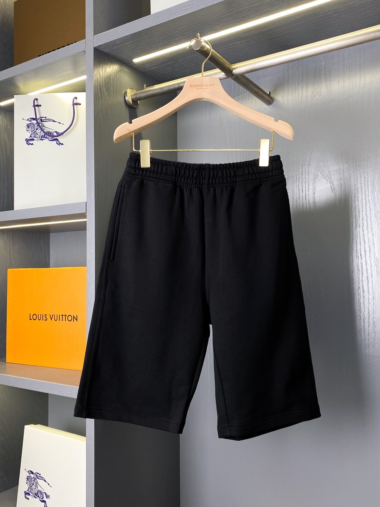 NO:782522,BBR26 spring and summer back-panel war horse pattern cotton shorts (with full set of packaging) [2026 Year of the Horse pattern series is coming] The classic Year of the Horse New Year series pattern embellishment, versatile casual loose shorts for men and women, a very versatile style on the high street!  BUR's ace channel kills all versions on the market. It can only be said that it is not of the same level at all. It is not afraid of any challenges in terms of materials, detail restoration and craftsmanship, just to provide everyone with excellent products. Drawstring shorts are made of cotton blended plain weave and incorporate the iconic Year of the Horse series pattern. They present a regular fit, with a war horse I say pattern on the back panel. - Elastic drawstring waistband -  Zipper side pockets; compared to conventional luxury brands, it perfectly demonstrates the presence of the BUR brand. It is highly recognizable and the overall design gives people a simple, high-standard and basic look. The overall design adopts a loose version to create a stronger fashion and high-street casual style!  !  It is equipped with high-thread count fabric, which has a full sense of weight. The high-density material has a clearly visible lining. Softness and comfort are the basics. The combination of breathability and warmth is a surprise!  It will not be stuffy and can be windproof. The real cost investment of sweatshirt fabric allows you to see and feel the comfortable experience on your upper body!  !  The overall touch is extremely comfortable, and the skin-friendly effect is also excellent. The OV version is also perfect for wearing, and perfectly meets the needs of various wearing occasions. It is extremely extraordinary, the grade and charm are extremely outstanding, and it can better highlight the brand specifications and your pursuit of fashion!  !  Without further ado, let’s take control of this product by ourselves!  !  There are five sizes: S, M, L, XL, and XXL. Please go to the size chart to view the size data. Burberry-clothing, burberry, hoodie, sweatshirts, shorts,19860909BBR26春夏后幅战马图案棉质短裤（配全套包装）【2026马年图案系列来临】经典的马年贺岁系列图案点缀,百搭男女休闲宽松短裤款、非常高街百搭的一个款式！ BUR王牌渠道 秒杀市面上一切版本 只能说根本就不是一个级别的存在 不管是材质还是细节还原度以及工艺制作方面不惧任何挑战,只为给大家奉献绝妙产物 抽绳短裤,选用棉质混纺平织布打造,融入标志性马年贺岁系列图案.呈现常规版型,后幅设有战马我说图案.– 弹性抽绳裤腰 – 拉链侧袋；比起常规的奢侈品牌来说更加完美的彰显了BUR品牌的存在感,极具辨识度整体给人一种简约高规又基础并且整体更是采用宽松版型打造时尚跟高街休闲风格更强！！配置了高支数面料,份量感十足,高密度的料肌里感清晰可见,柔软舒适是基本,透气度和保暖度兼并才是惊喜！不会闷热也能够防风.卫衣布真正的成本投入,让你看得见,上身感受得到的舒适体验哦！！整体的触感极为舒适,亲肤效果也是极佳.OV版型方面也是完美穿搭效果,完美的符合各种穿搭场合的所需.极为非凡,档次与魅力更是极为的出色亮眼,更能够彰显品牌规格与你对于时尚的追求！！ 不再多言,大家自行把控此款吧！！ 码数有五个S、M、L、XL、XXL 尺码数据请移步尺码表查看,博柏利-服装,burberry,hoodie,sweatshirts,shorts,,Women's clothing