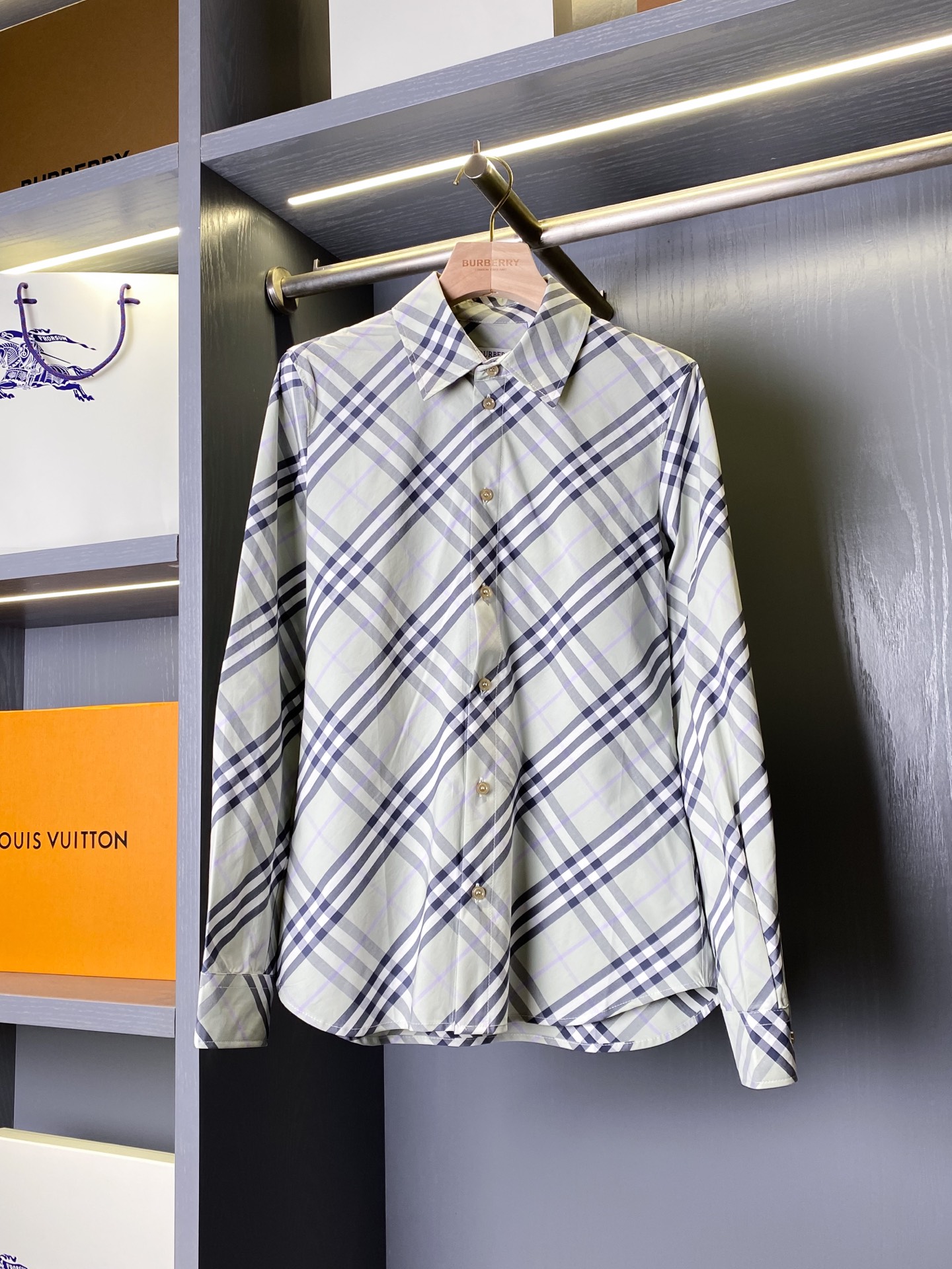 NO:782348,BBR women's large plaid slim-fit plaid cotton shirt (with complete package) plaid modern translation, | A British poem woven by Italian warp and weft, when the century-old plaid becomes a flowing armor, this shirt is an elegant game of retro and female power. BUR's trump channel kills all versions on the market. It can only be said that it is not on the same level at all. Whether it is material, detail reduction and craftsmanship, it is not afraid of any challenges, just to provide everyone with wonderful products.  Long-sleeved shirt, made of worsted cotton fabric, decorated with Burberry check pattern, showing a slim fit. – Button fastening – Pointed collar – Single-button cuffs – Curved hem Fabric - Italian worsted washed cotton twill, based on 14 micron ultra-long staple cotton, 48-hour enzyme washing process, feels as smooth as the second layer of skin, wrinkle resistance increased by 60, there is no need to compromise on laziness and dignity; -  Burberry's signature plaid is woven with 72-needle high-density jacquard, with more than 220 yarns woven per inch in warp and weft. It has a matte texture like ancient parchment books in the sun, paying tribute to the brand's first generation checkerboard pattern code in 1901. Process 1. Draping cutting revolution Milan stylists deconstructed the shirt with architectural thinking and spliced 16 curved pieces to hide 3cm of dynamic margin in the slim silhouette; 'Geometric revolution of body curves' -  The short model has intelligent proportions, and the curved hem is cut 2cm above the hip bone. Pair it with high-waisted bottoms to instantly reconstruct the 3:7 golden figure; - The chivalric cut shoulder line is retracted by 0.8cm, and the armholes are deepened by 1.5cm, showing a dynamic elegance like an equestrian suit when you raise your hands; - The mystery of the single-button cuffs, the mother-of-pearl buttons with a diameter of 14mm can be slid and adjusted, and the sexy scale of 21cm from the wrist to the elbow is naturally exposed when the sleeves are rolled up lazily.  Sizes UK4-UK12 (slim fit recommended daily size), Burberry-clothing, burberry, shirts, sheepskin, gold,19860909BBR女士大格纹修身版型格纹棉质衬衫（-配全套包装）格纹摩登转译,| 意大利经纬织就的英伦诗篇,当百年格纹成为流动的铠甲,这件衬衫,是复古与女性力量的优雅博弈. BUR王牌渠道 秒杀市面上一切版本 只能说根本就不是一个级别的存在 不管是材质还是细节还原度以及工艺制作方面不惧任何挑战,只为给大家奉献绝妙产物 长袖衬衫,选用精纺棉质面料打造,装饰 Burberry 格纹,呈现修身版型.– 纽扣开合 – 尖领– 单扣式袖口– 弧形衣摆 面料 - 意大利精纺水洗棉质斜纹,以14微米超长绒棉为基底,经48小时酶素洗工艺,触感如第二层肌肤般柔滑,抗皱性提升60,慵懒与体面从此无需妥协；  - Burberry标志性格纹,以72针高密度提花织就,每英寸经纬交织超220根纱线,阳光下泛着羊皮纸古籍般的哑光质感,致敬1901年品牌初代棋盘纹密码.  工艺流程 1. 立体裁剪革命米兰版师以建筑思维解构衬衫,通过16片弧形裁片拼接,在修身廓形中暗藏3cm动态余量；  「版型身体曲线的几何革命」 - 短款智慧比例,下摆弧形切割卡于胯骨上2cm,搭配高腰下装瞬间重构3:7黄金身段；  - 骑士精神剪裁肩线内收0.8cm,袖笼加深1.5cm,抬手时展现如马术服般的动态优雅；  - 单扣袖口的玄机,直径14mm的贝母纽扣可滑动调节,慵懒卷袖时自然展露手腕至肘部的21cm性感刻度.  尺码UK4-UK12（修身版型建议日常尺码）,博柏利-服装,burberry,shirts,sheepskin,gold,,Women's clothing