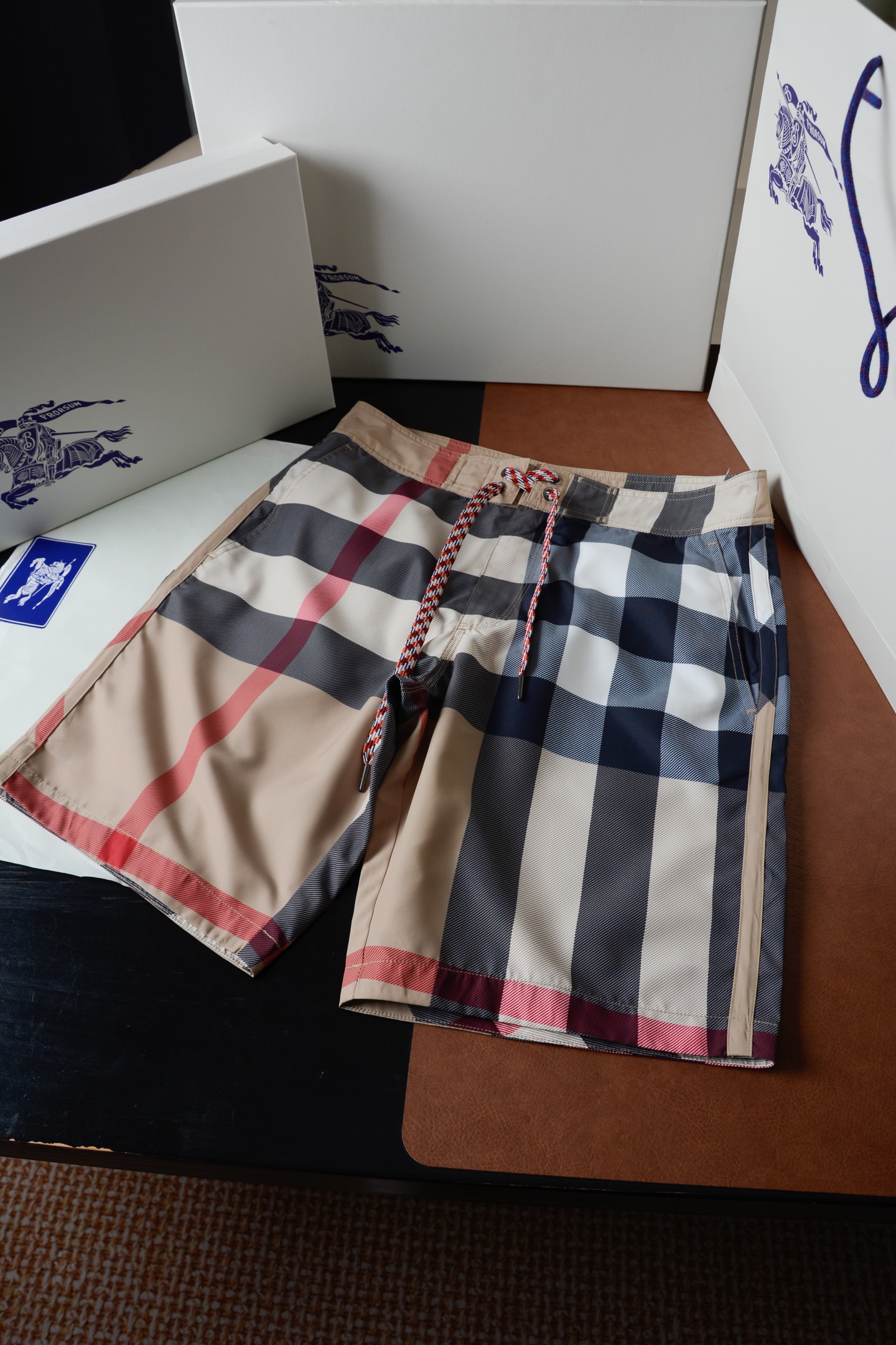 NO:782262,BBR Plaid Drawstring Swimming Shorts (with full package) BUR's flagship channel, European and American private goods, simultaneous official website listing, counter price of 3,000, both casual and high street, century-old classic plaid, same style casual drawstring swimming shorts, sports shorts for men and women!  !  This year's first BUR plaid casual sports shorts have arrived, and the high-street sports and leisure style has arrived again. The super symmetrical plaid design and super handsome upper body effect are available online at the same time in various buyer stores. It is a must-have item for high-end fans!  !  Classic large plaid symmetrical design, Velcro opening and closing pockets on the back panel, and breathable lining to give a comfortable wearing experience. It is definitely the most fashionable representative among luxury brands. How can BUR be missing this summer? This sports street style is the best matching item for BUR fans in summer. It is an absolute treasure and a must-have shorts series for trendy men and trendy women!  !  Very personalized design, classic plaid style, looks more stylish, charming and luxurious. Compared with conventional luxury brands, it has a better fashion personality and grasps the overall degree very well. In terms of visual effect, the iconic plaid is particularly eye-catching and the overall looseness  The version configuration is more youthful and sporty, highlighting the fashion sense of modern cities. The upper body is elegant and the effect is excellent. The matching is more worry-free and labor-saving. Even the simplest white T can have an extremely colorful effect. Whether it is leisure sports or high street travel, it can be easily controlled!  !  The original raw material polyester fiber supplied by the customer is soft, delicate and breathable. You can enjoy the unrestrained pleasure of wearing it. Summer is coming, so you need to collect good things in advance. This new BUR model, if you love high-end fashion, you shouldn’t miss it!  !  !  !  !  !  An absolute hit, just rely on your hand speed!  !  All ready goods have been warehoused, looking forward to your wonderful combination!  There are 4 sizes, S, M, L,19860909BBR格纹抽绳式游泳短裤（配全套包装）BUR王牌渠道,欧美私单货,同步官网上架、柜台售价三千,休闲高街兼备,百年经典格纹,男女同款休闲抽绳游泳短裤,运动短裤！！ 本年度首款BUR格纹休闲运动短裤驾到,高街运动休闲风格再次驾到,超强的格纹对称设计,超帅的上身效果,同步各地买手店在线发售,高端粉丝必入单品！！ 经典的大格纹对称设计,后幅采用了魔术贴开合口袋,配以透气性内衬赋予舒适穿着体验.在奢侈品牌里绝对是最洋气的代表,这个夏季怎可缺少BUR的身影呢,这款运动街风便是我献给BUR粉丝夏季最佳的搭配单品,绝对的珍品,潮男潮女必入的短裤系列！！ 十分个性的设计,经典的格纹款式,显得更具格调魅力跟奢华气息,比起常规的奢侈品牌来说,它更佳的时髦个性,将整体这个度把握的相当之好,在视觉效果上格纹标志性就显的特别夺眼,整体宽松的版型配置,更具青春运动风格,凸显现代都市的时尚感,上身大气出彩,效果极佳,搭配更是省心省力,就算是最简单的白T都能有着极其出彩的效果,无论是休闲运动还是高街出行,都能轻松驾驭！！ 客供原厂原料面料聚酯纤维,质地柔软细腻且透气,享受无拘束的穿着快感,夏天就要来了,好东西要提前收藏,这款BUR新款,想必钟爱高端时尚感的你,应该不会错过吧！！！！！！ 绝对的人气爆款,各凭手速吧！！ 现货均已入仓,期待你们的精彩搭配！ 码数有4个,S、M、L、XL 尺码数据请移步尺码表查看,博柏利-服装,burberry,shorts,,Women's clothing
