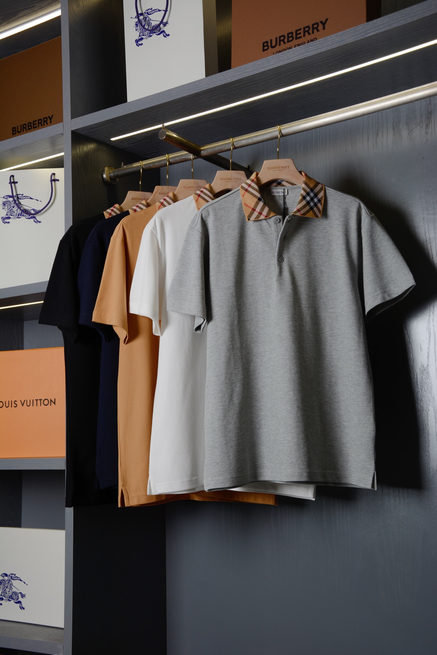 Burberry BUR王牌尖货 镇店之宝2026新配色Polo衫带着教科书级质感登场 从金融街到高尔夫球场都能 slav的英伦荷尔蒙