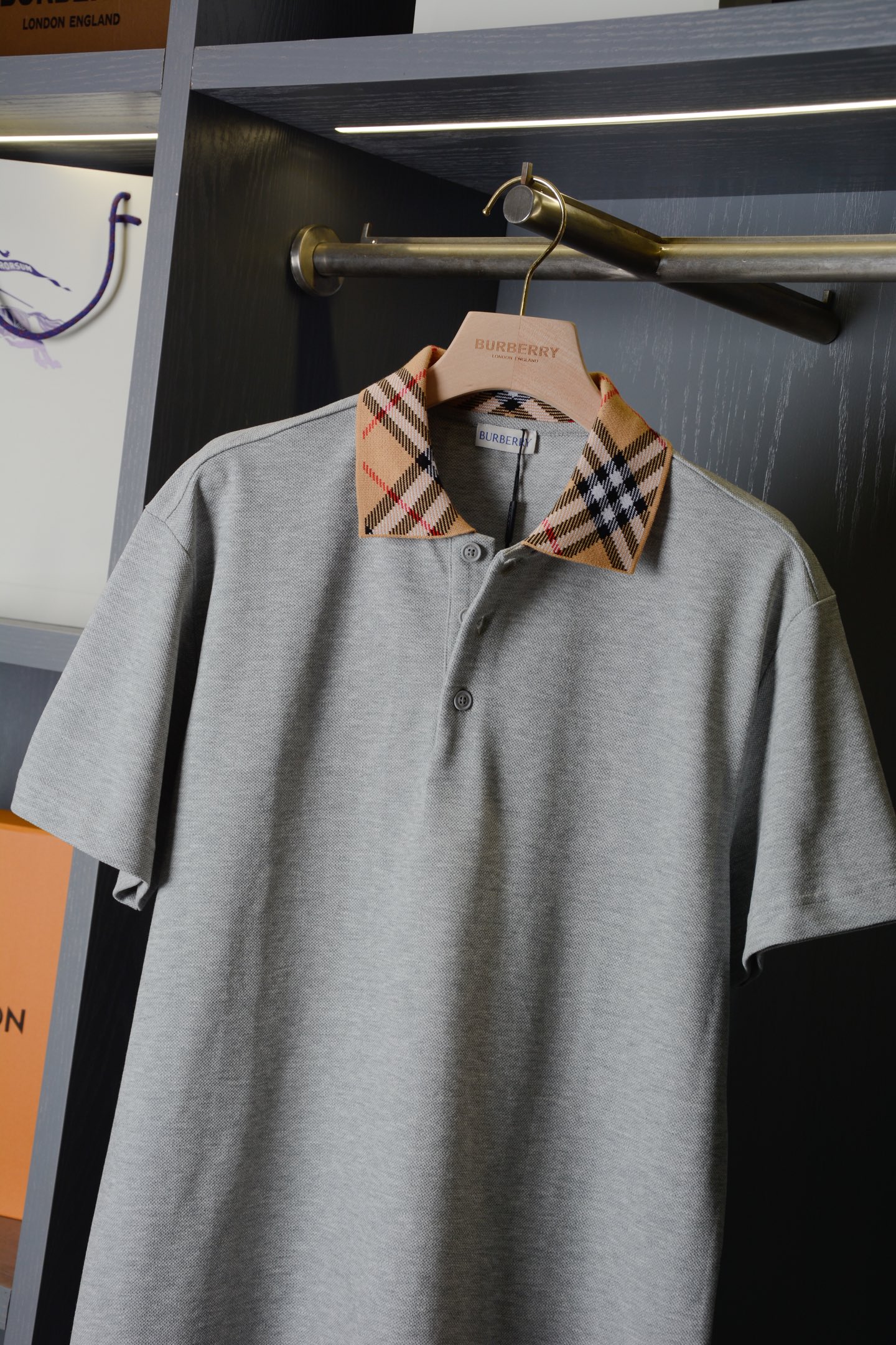 Burberry BUR王牌尖货 镇店之宝2026新配色Polo衫带着教科书级质感登场 从金融街到高尔夫球场都能 slav的英伦荷尔蒙