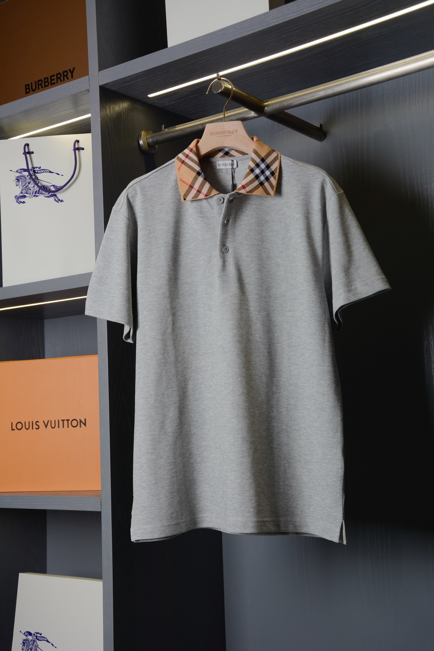 Burberry BUR王牌尖货 镇店之宝2026新配色Polo衫带着教科书级质感登场 从金融街到高尔夫球场都能 slav的英伦荷尔蒙