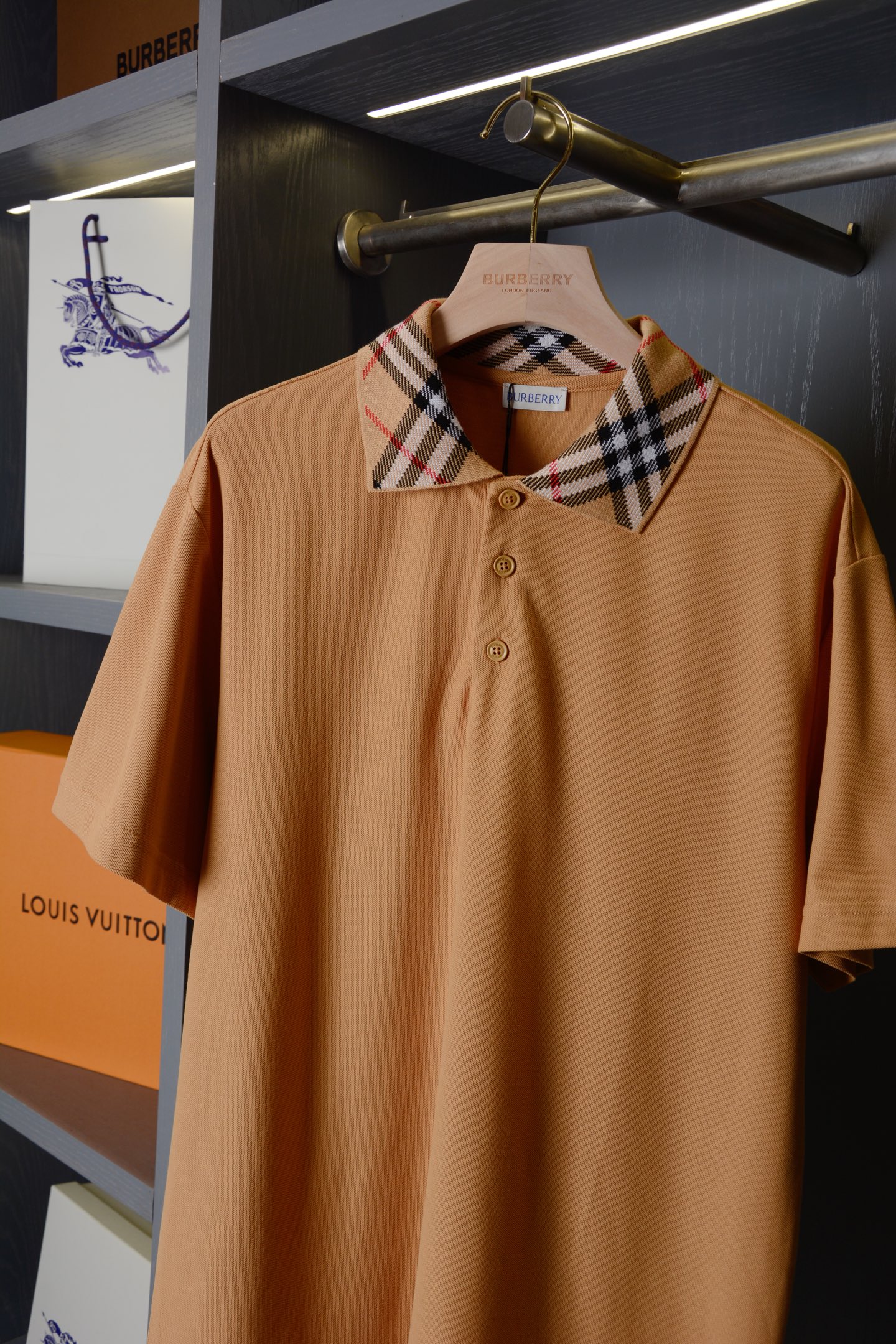 Burberry BUR王牌尖货 镇店之宝2026新配色Polo衫带着教科书级质感登场 从金融街到高尔夫球场都能 slav的英伦荷尔蒙