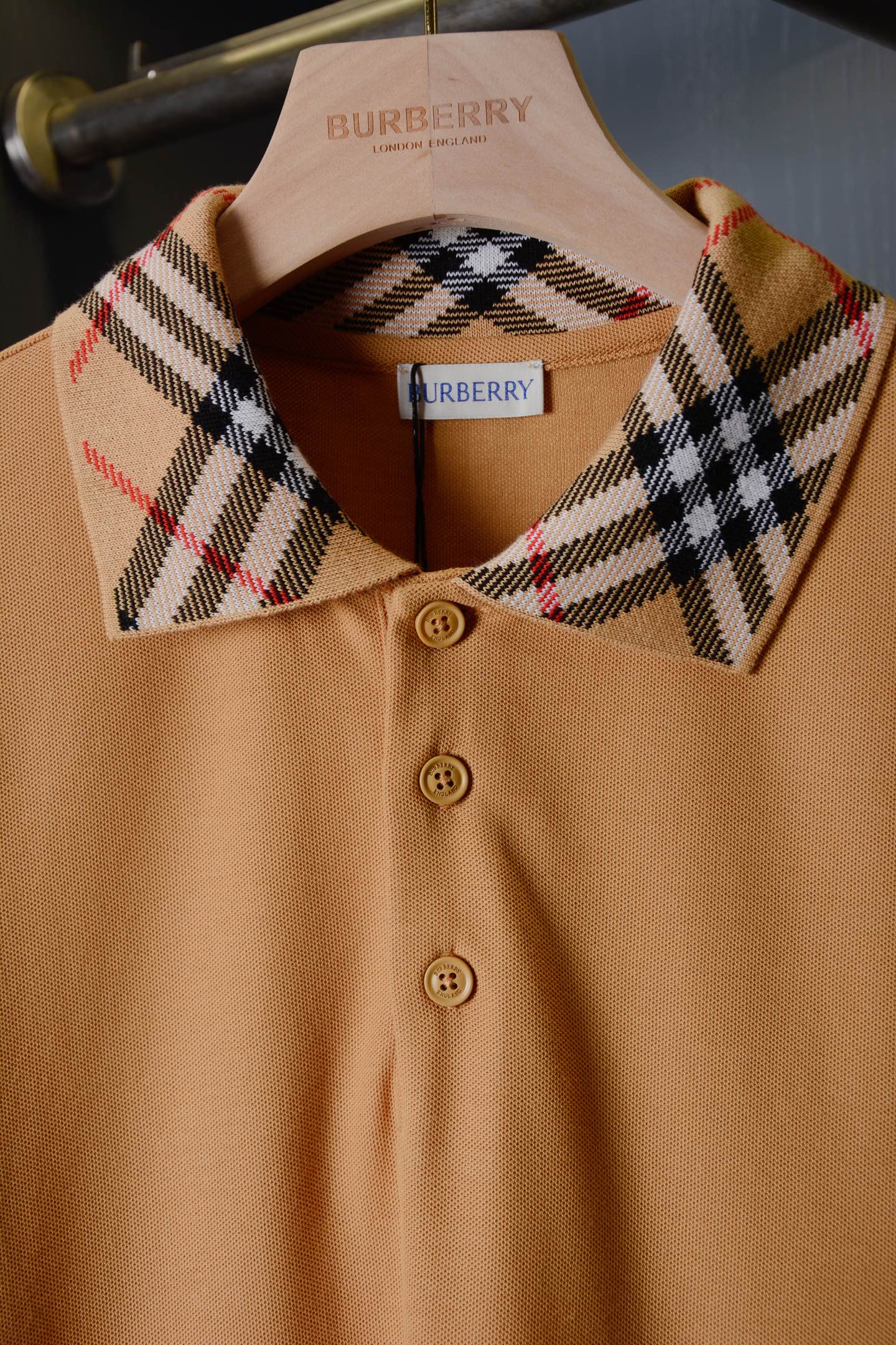 Burberry BUR王牌尖货 镇店之宝2026新配色Polo衫带着教科书级质感登场 从金融街到高尔夫球场都能 slav的英伦荷尔蒙