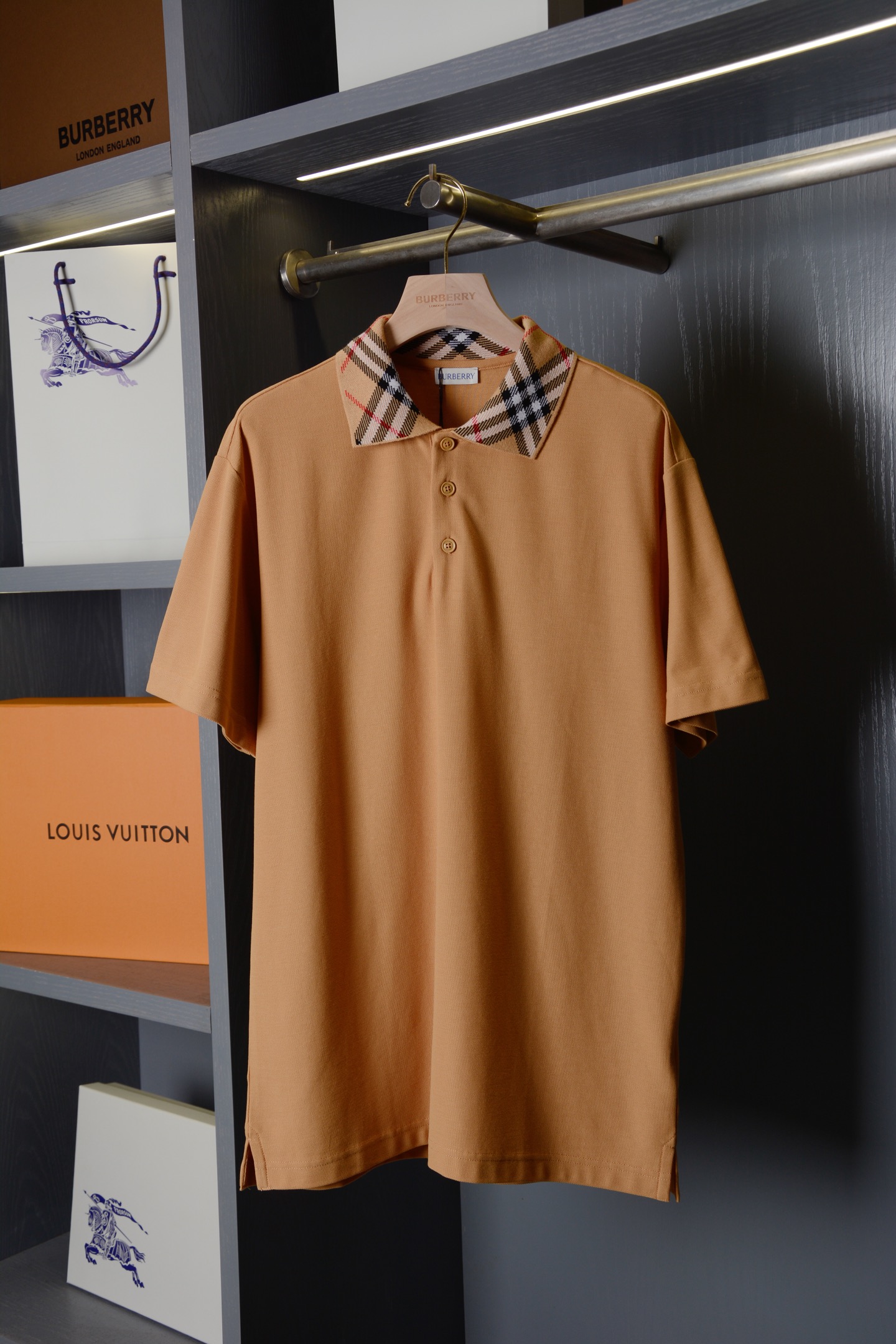 Burberry BUR王牌尖货 镇店之宝2026新配色Polo衫带着教科书级质感登场 从金融街到高尔夫球场都能 slav的英伦荷尔蒙