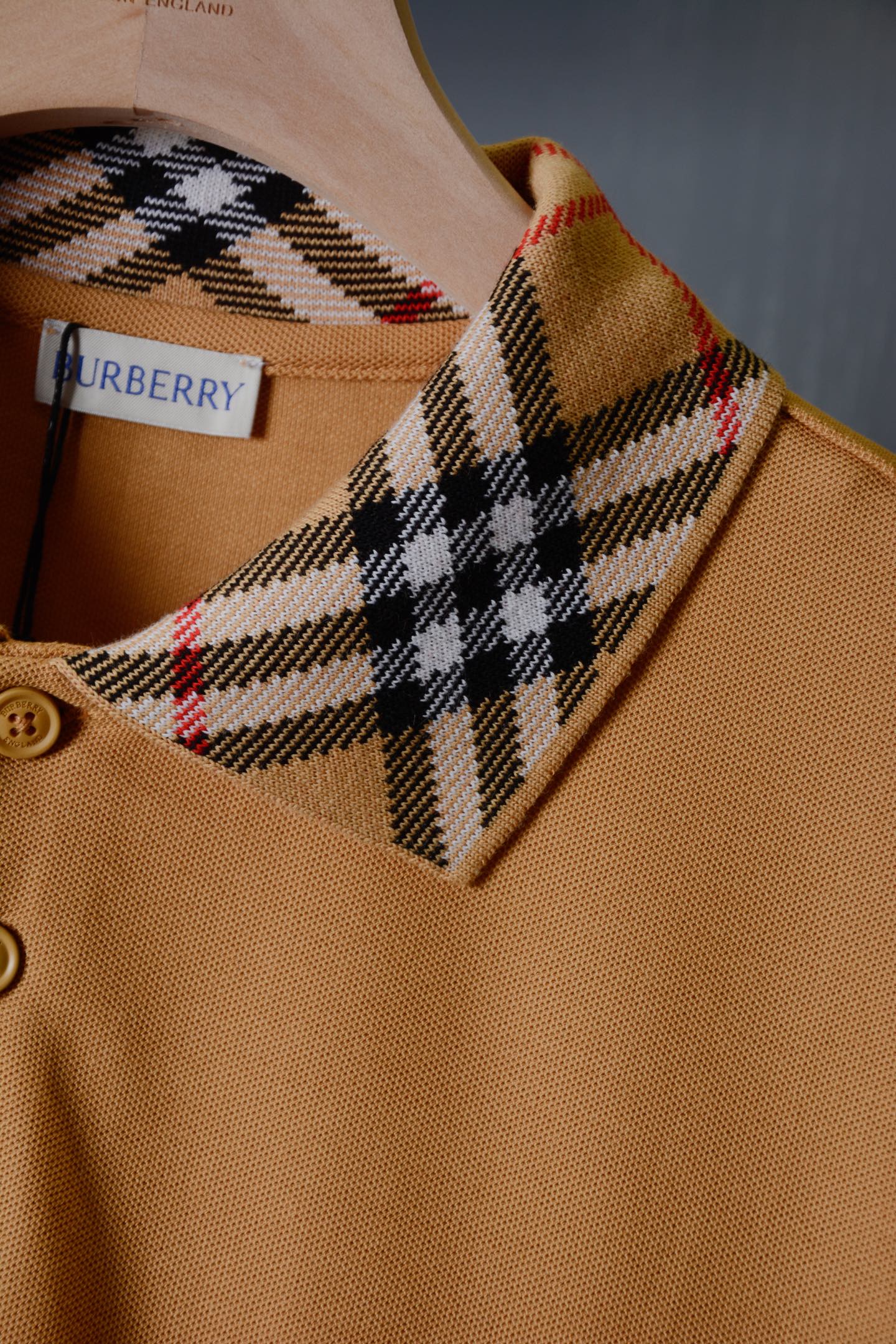 Burberry BUR王牌尖货 镇店之宝2026新配色Polo衫带着教科书级质感登场 从金融街到高尔夫球场都能 slav的英伦荷尔蒙