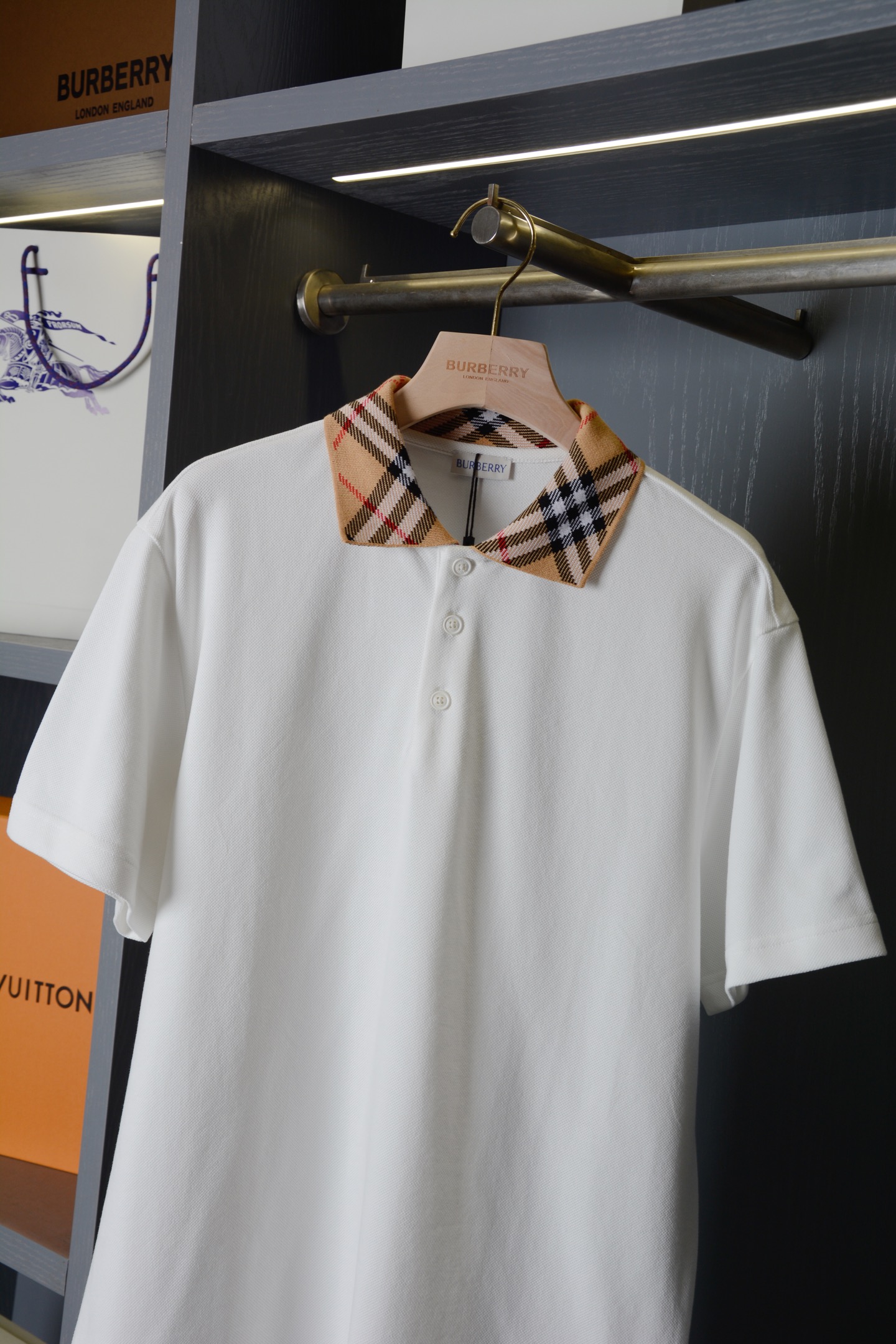 Burberry BUR王牌尖货 镇店之宝2026新配色Polo衫带着教科书级质感登场 从金融街到高尔夫球场都能 slav的英伦荷尔蒙