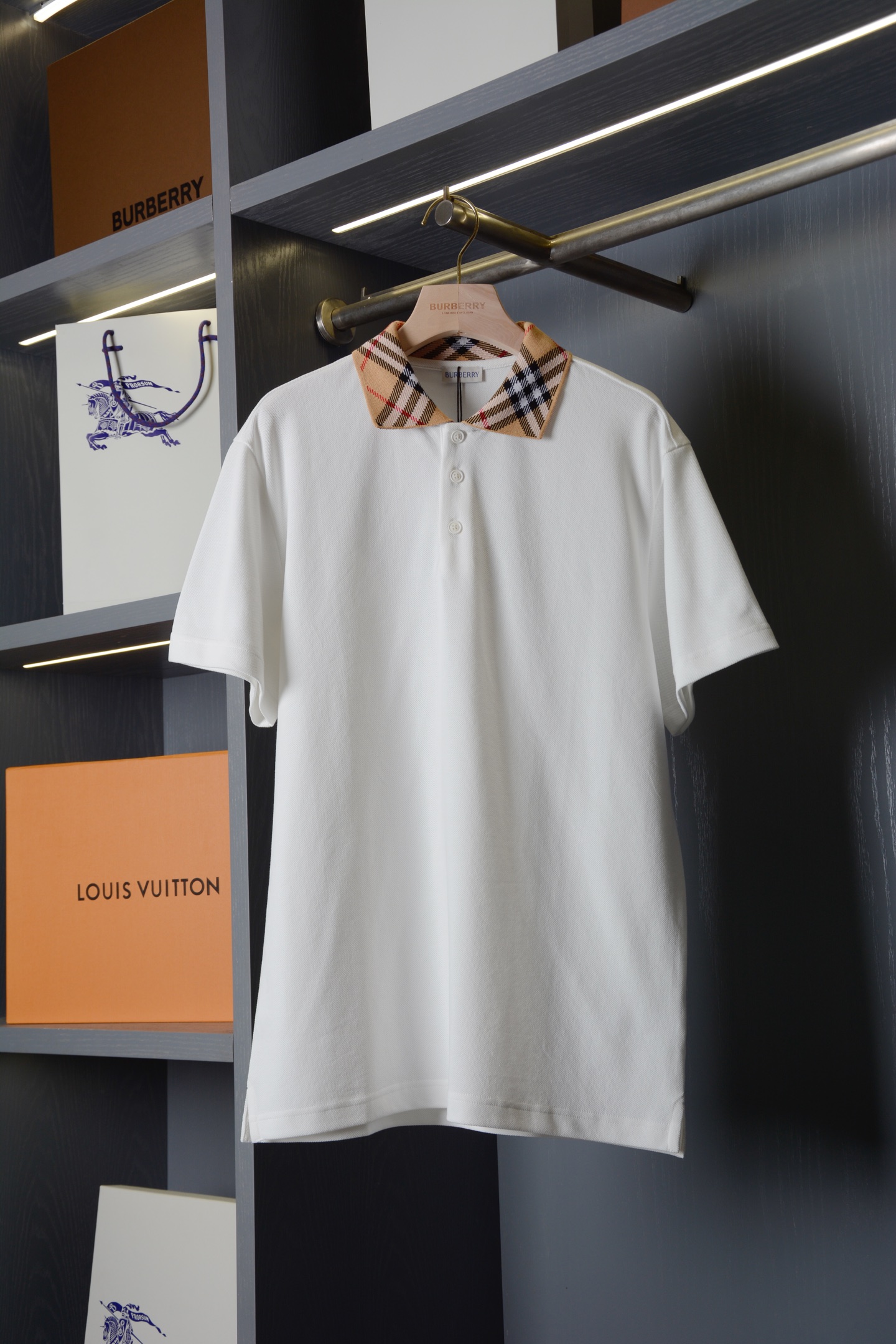 Burberry BUR王牌尖货 镇店之宝2026新配色Polo衫带着教科书级质感登场 从金融街到高尔夫球场都能 slav的英伦荷尔蒙