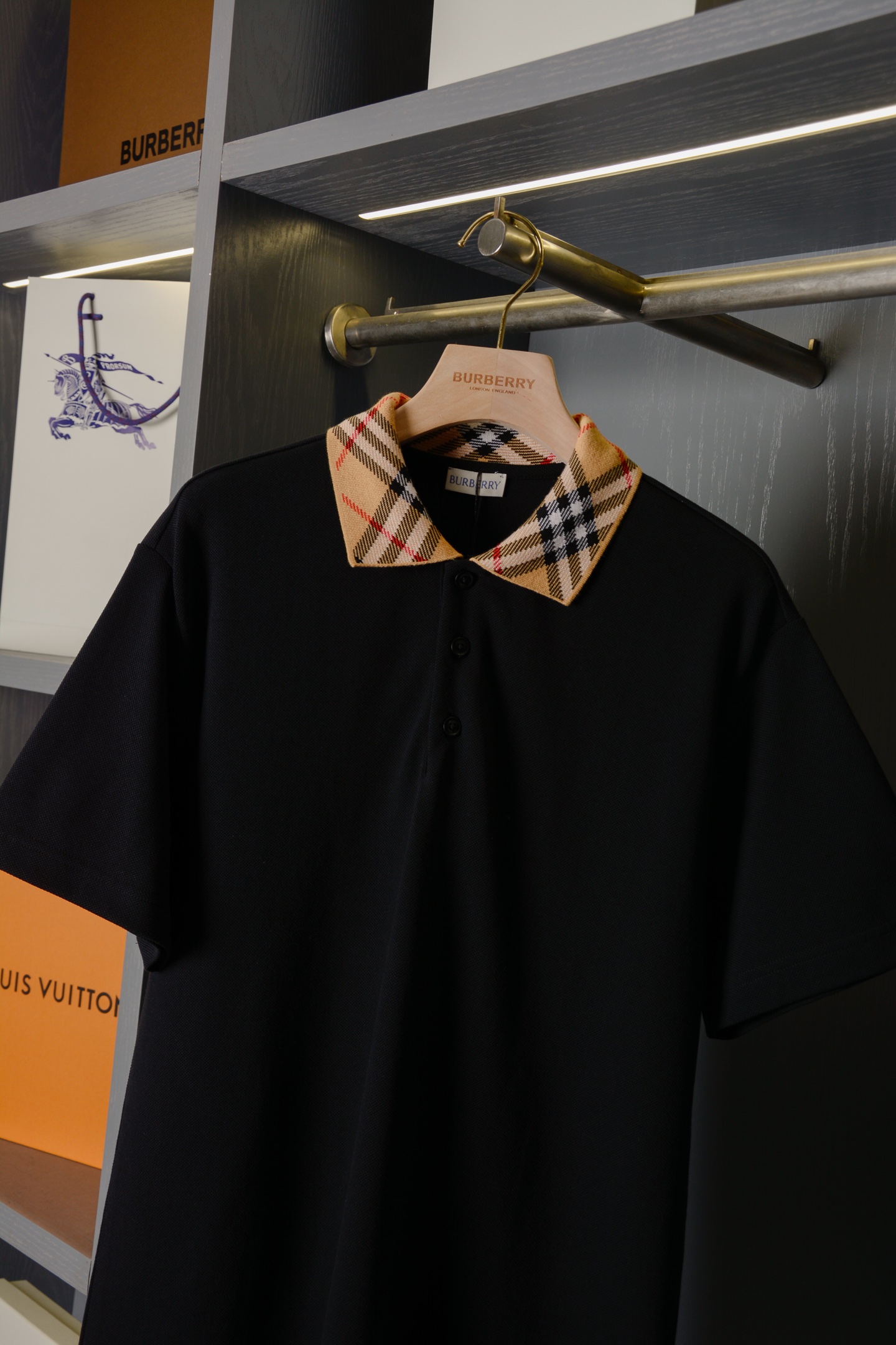 Burberry BUR王牌尖货 镇店之宝2026新配色Polo衫带着教科书级质感登场 从金融街到高尔夫球场都能 slav的英伦荷尔蒙