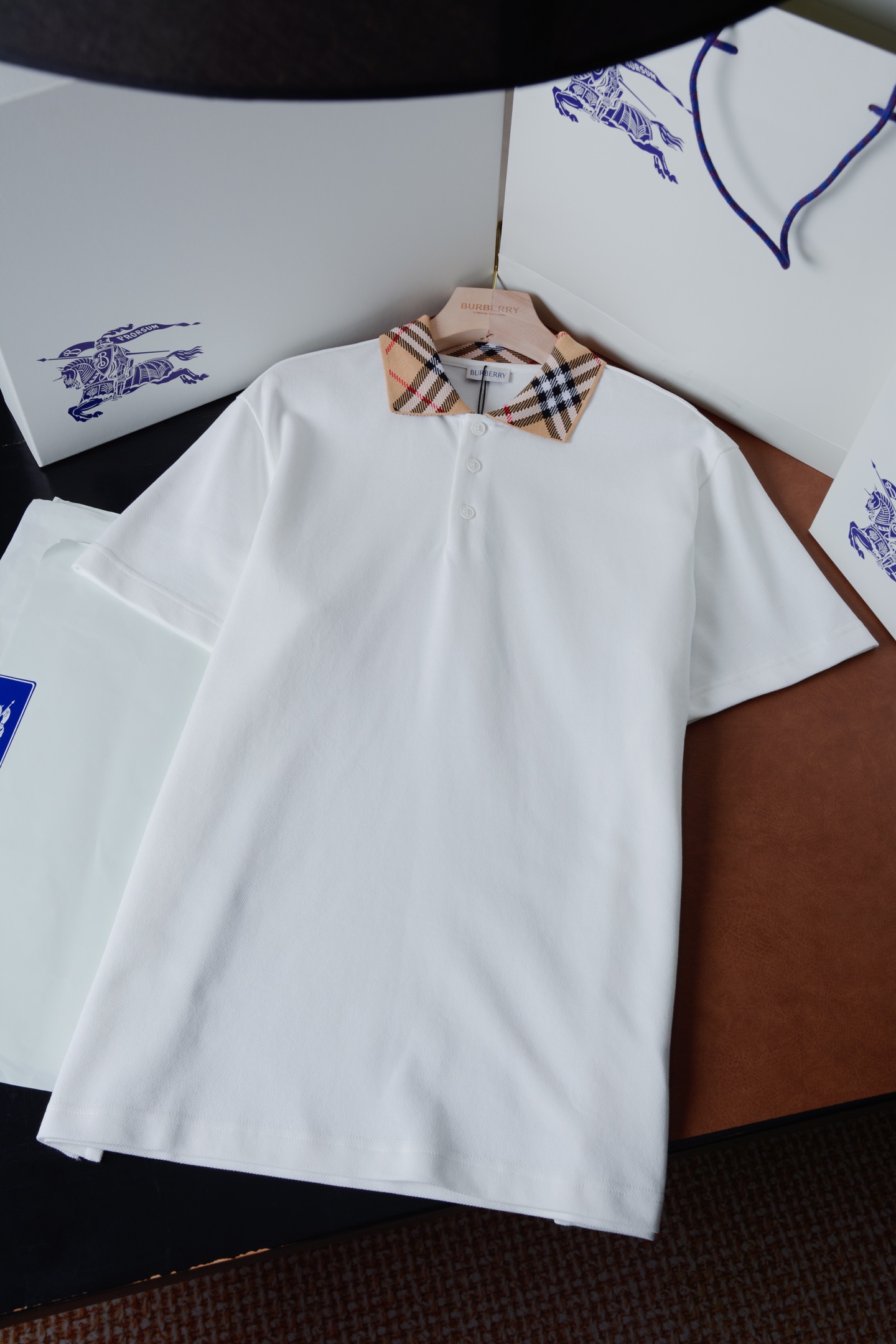 Polo en piqué de algodón finamente hilado en Italia. El cuello está tejido con cuadros Burberry para un ajuste ceñido. …