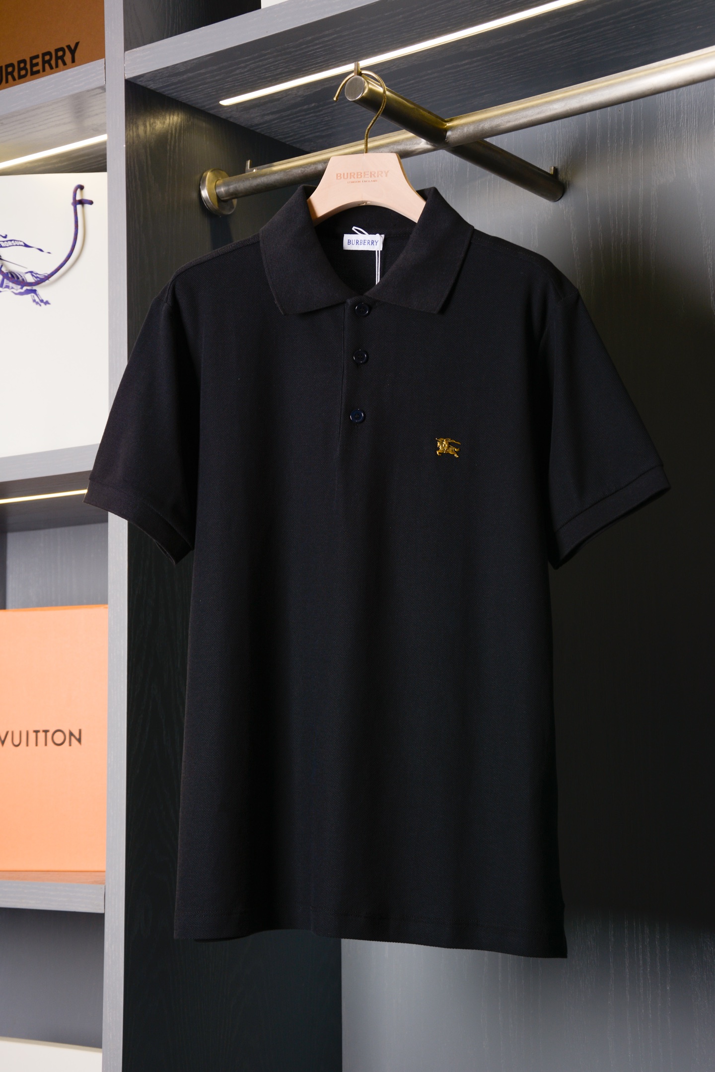 NO:782246,Metallic equestrian knight logo cotton Polo shirt (with full set of packaging) [BUR's top product, the treasure of the store] The 2026 new Polo shirt debuts with a textbook-level texture, which can be used from the financial street to the golf course. Slav's British hormones. It is recommended to save it directly and send it to your boyfriend as a dressing guide!  Women can also have a very boyfriend-like upper body!  BUR's ace channel kills all versions on the market. It can only be said that it is not of the same level at all. It is not afraid of any challenges in terms of material, detail restoration and craftsmanship. It is just to provide everyone with a wonderful product. The Polo shirt is made of cotton pique mesh fabric and spun in Italy. The chest uses 1:1 molded hardware and a war horse knight pattern design. - Button closure - Slim fit, showing a close-fitting cut. The size is standard, please choose your normal size.  The language design of the new season is highly recognizable. The overall design gives people a simple, high-standard and basic feeling, and the overall design is made of loose version, which is more fashionable and high-street casual style!  !  The fabric is made of light and thin pique mesh cotton fabric imported from the original factory. The fabric is very rare. The color fastness, deformation, purity, and various data of the fabric are completely different from ours. Good fabrics give us an intuitive feeling of high-end, comfortable, soft, delicate and sinewy. Even if you don’t understand fabrics, the touch can give you a new feeling. If you come across such a beautiful model, grab it as soon as possible. Exclusive spot, exclusive resource gift, super recommended!  Needless to say, it’s a good thing. It would be a pity to miss it. I look forward to your fans’ perfect performance!  !  The sizes are M, L, XL, XXL, Burberry - clothing, burberry,19860909金属马术骑士徽标棉质 Polo衫（配全套包装）【BUR王牌尖货,镇店之宝】2026新款Polo衫带着教科书级质感登场,从金融街到高尔夫球场都能 slav的英伦荷尔蒙.建议直接收藏发给男朋友当穿搭指南！女士也可上身非常有男友力！ BUR王牌渠道 秒杀市面上一切版本 只能说根本就不是一个级别的存在 不管是材质还是细节还原度以及工艺制作方面不惧任何挑战,只为给大家奉献绝妙产物 Polo 衫,选用棉质珠地网眼布面料打造,于意大利精纺而成.胸前采用了1:1开模五金,战马骑士图案设计.– 纽扣开合– 修身版型,呈现贴身剪裁.尺码标准,请选择平时正常尺码. 新一季的语言设计 极具辨识度整体给人一种简约高规又基础 并且整体更是采用宽松版型打造 时尚跟高街休闲风格更强！！ 面料采用了进口原厂原料轻薄的珠地网眼布棉质面料,面料非常稀罕,外面的货, 面料色牢度,变型度,纯正度,各种数据和我们完全不在一个层次上,好面料带给我们直观感受就是高级,舒适,柔软细腻有筋骨,即使你不懂面料,触感也能给与你全新的感受. 能遇到这样美好的款就抓紧收了吧,独家现货,独家资源馈赠,超级推荐！好物无需多言,错过便是遗憾,期待各位粉丝的完美演绎！！ 码数分别有M、L、XL、XXL,博柏利-服装,burberry,,Women's clothing