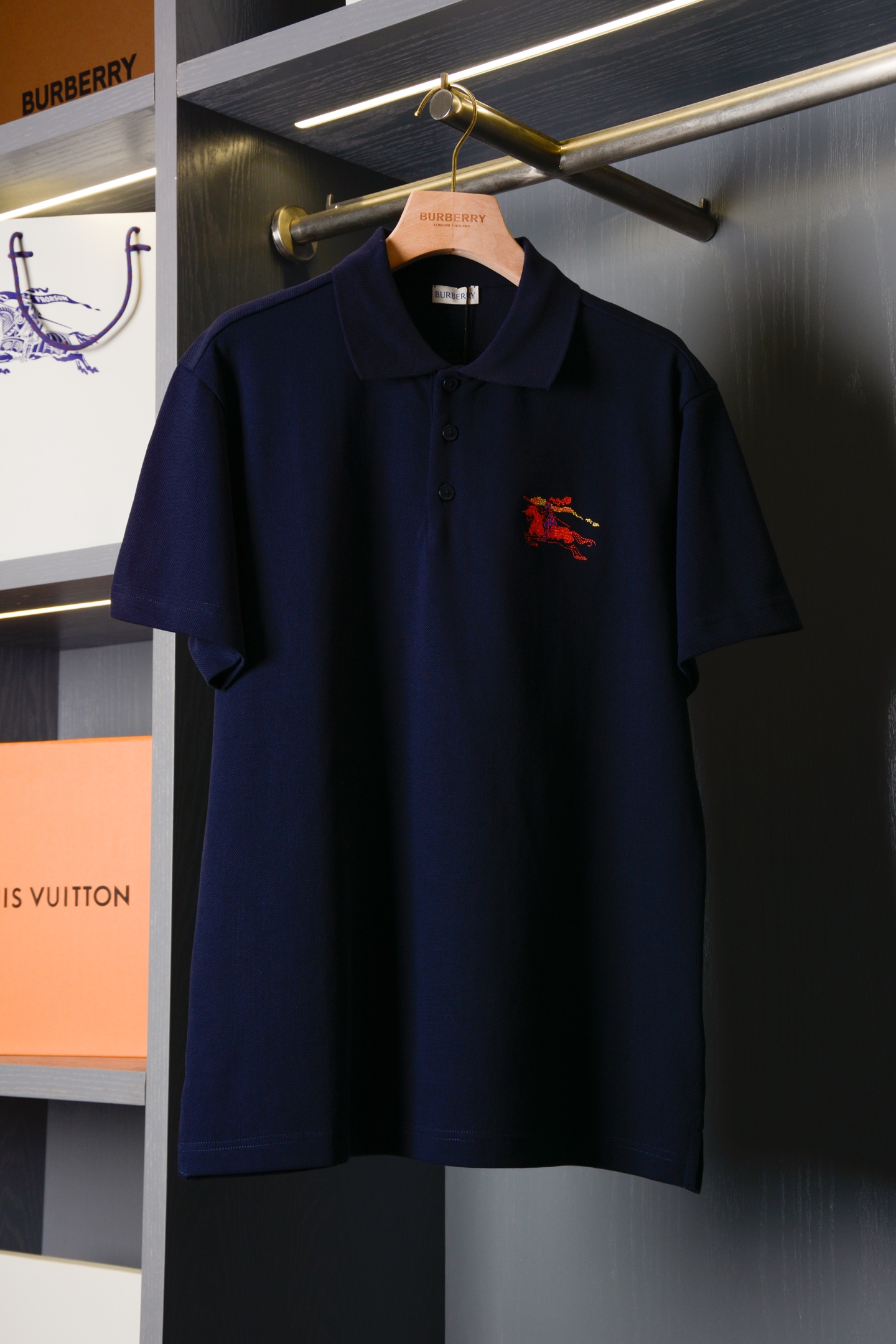 NO:782239,Cross-stitched equestrian knight logo cotton Polo shirt (with full set of packaging) [BUR's top product, the treasure of the store] The 2026 new Polo shirt debuts with a textbook-level texture, from the financial street to the golf course, it can be slav's British hormones. It is recommended to save it directly and send it to your boyfriend as a dressing guide!  Women can also have a very boyfriend-like upper body!  BUR's ace channel kills all versions on the market. It can only be said that it is not of the same level at all. No matter in terms of materials, detail restoration and craftsmanship, it is not afraid of any challenges, just to provide everyone with wonderful products. The new season's language design is highly recognizable and the overall style gives people a simple, high-standard and basic style. And the overall design is made of loose versions, which is more fashionable and high-street casual style!  !  Polo shirt, made of lightweight cotton pique mesh, presents a slim fit. Incorporated into cross-stitch technology, it reinterprets the brand's Equestrian Knight logo (EKD) pattern. This boutique piece is from the brand's New Year capsule series, celebrating the New Year of the Horse. - Button closure - Rib knitted collar. The fabric is made of lightweight pique mesh cotton fabric imported from the original factory. The fabric is very rare and is available outside.  Fabric color fastness, deformation, purity, and various data are not at the same level as ours. Good fabrics give us an intuitive feeling that they are high-end, comfortable, soft, delicate and sinewy. Even if you don’t understand fabrics, the touch can give you a new feeling. If you come across such a beautiful model, hurry up and buy it. Exclusive spot, exclusive resource gift, super recommended!  Needless to say, it’s a good thing. It would be a pity to miss it. I look forward to your fans’ perfect performance!  !  The sizes are S, M, L, XL, XXL, Burberry-clothing, burberry,19860909十字绣马术骑士徽标棉质 Polo 衫（配全套包装）【BUR王牌尖货,镇店之宝】2026新款Polo衫带着教科书级质感登场,从金融街到高尔夫球场都能 slav的英伦荷尔蒙.建议直接收藏发给男朋友当穿搭指南！女士也可上身非常有男友力！ BUR王牌渠道 秒杀市面上一切版本 只能说根本就不是一个级别的存在 不管是材质还是细节还原度以及工艺制作方面不惧任何挑战,只为给大家奉献绝妙产物 新一季的语言设计 极具辨识度整体给人一种简约高规又基础 并且整体更是采用宽松版型打造 时尚跟高街休闲风格更强！！ Polo 衫,选用轻盈棉质珠地网眼布打造,呈现修身版型.融入十字绣工艺,焕新演绎品牌马术骑士徽标（EKD）图案.此件精品出自品牌新禧贺岁胶囊系列,礼赞马年新春.– 纽扣开合– 罗纹针织衣领 面料采用了进口原厂原料轻薄的珠地网眼布棉质面料,面料非常稀罕,外面的货, 面料色牢度,变型度,纯正度,各种数据和我们完全不在一个层次上,好面料带给我们直观感受就是高级,舒适,柔软细腻有筋骨,即使你不懂面料,触感也能给与你全新的感受. 能遇到这样美好的款就抓紧收了吧,独家现货,独家资源馈赠,超级推荐！好物无需多言,错过便是遗憾,期待各位粉丝的完美演绎！！ 码数分别有S,M、L、XL、XXL,博柏利-服装,burberry,,Women's clothing