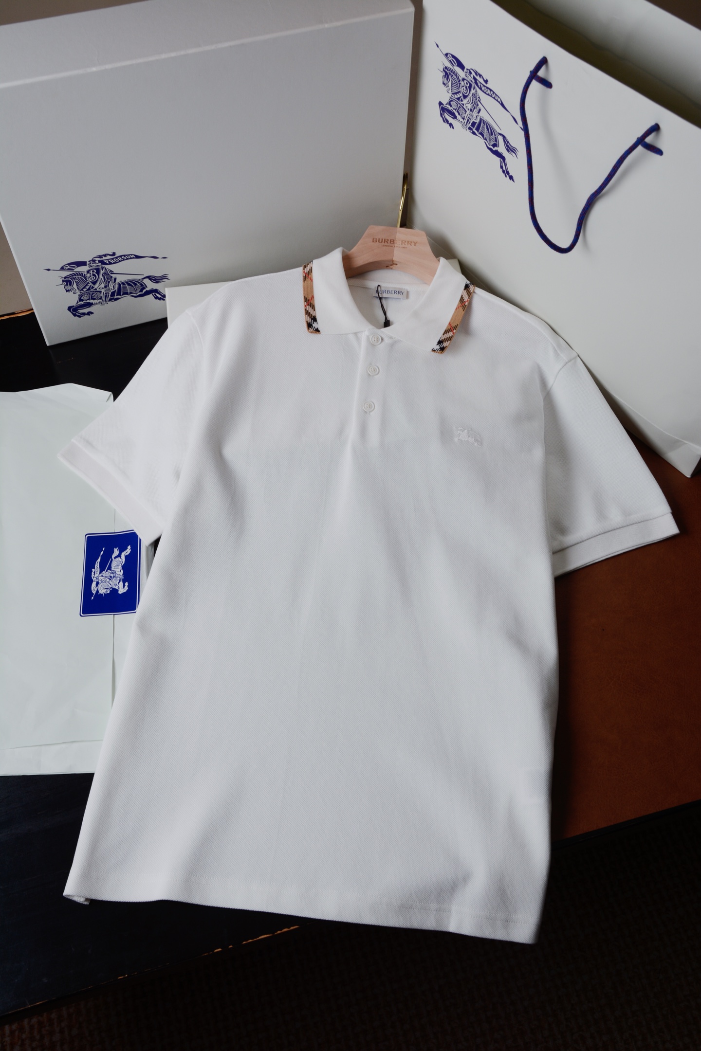 NO:829533,Polo shirt made of lightweight cotton pique mesh with a slim fit. Embellished with Burberry check details, rendered in the iconic sand beige, and embroidered with the EKD logo. * – Button fastening * EKD embroidery on the chest,,burberry,19860909Polo 衫,选用轻盈棉质珠地网眼布打造,呈现修身版型.点缀 Burberry 格纹细节,以标志性沙米色演绎,融入马术骑士徽标（EKD）刺绣. * –纽扣开合 * 前胸饰有马术骑士徽标（EKD）刺绣,,burberry,,Men's clothing