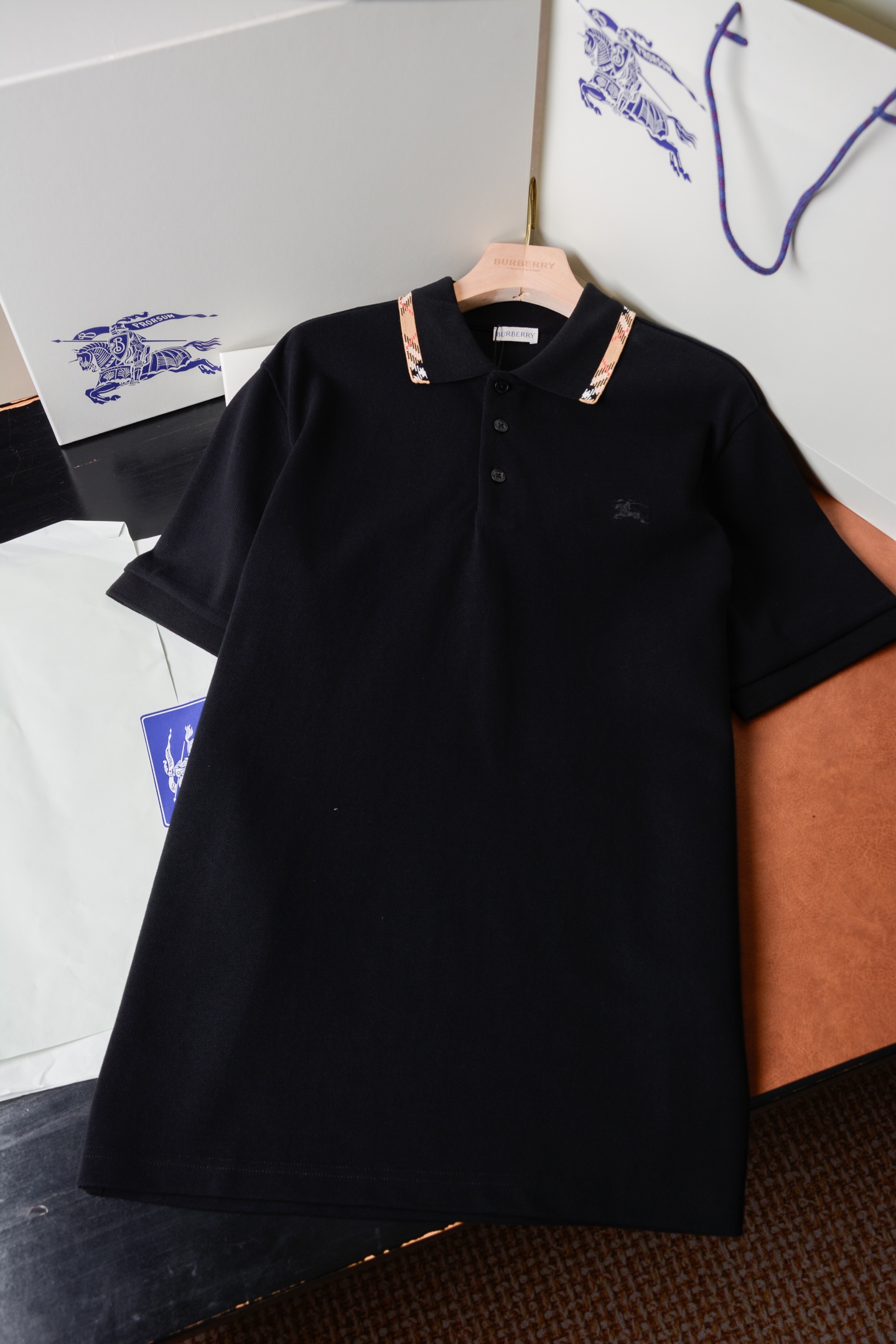 NO:782230,Cotton Polo shirt with plaid collar and plaid decoration (comes with a full set of packaging) [BUR's top product, the best treasure of the store] The 2026 new Polo shirt comes with a textbook-level texture. It can be used from the financial street to the golf course to slav's British hormones. It is recommended to save it and send it to your boyfriend as a dressing guide!  Women can also have a very boyfriend-like upper body!  BUR's ace channel kills all versions on the market. It can only be said that it is not of the same level at all. No matter in terms of materials, detail restoration and craftsmanship, it is not afraid of any challenges, just to provide everyone with wonderful products. The new season's language design is highly recognizable and the overall style gives people a simple, high-standard and basic style. And the overall design is made of loose versions, which is more fashionable and high-street casual style!  !  Polo shirt, made of lightweight cotton pique mesh, showing a slim fit. It is embellished with Burberry plaid details, performed in the iconic sand beige color, and integrated with EKD embroidery. * - Button closure * EKD embroidery on the chest. The fabric is made of imported original raw materials and lightweight pique mesh cotton fabric. The fabric is very rare and is sold outside.  Fabric color fastness, deformation, purity, and various data are not at the same level as ours. Good fabrics give us an intuitive feeling that they are high-end, comfortable, soft, delicate and sinewy. Even if you don’t understand fabrics, the touch can give you a new feeling. If you come across such a beautiful model, hurry up and buy it. Exclusive spot, exclusive resource gift, super recommended!  Needless to say, it’s a good thing. It would be a pity to miss it. I look forward to your fans’ perfect performance!  !  The sizes are S, M, L, XL, XXL, Burberry-clothing, burberry,19860909格纹领子拼接格纹装饰棉质Polo衫（配全套包装）【BUR王牌尖货,镇店之宝】2026新款Polo衫带着教科书级质感登场,从金融街到高尔夫球场都能 slav的英伦荷尔蒙.建议直接收藏发给男朋友当穿搭指南！女士也可上身非常有男友力！ BUR王牌渠道 秒杀市面上一切版本 只能说根本就不是一个级别的存在 不管是材质还是细节还原度以及工艺制作方面不惧任何挑战,只为给大家奉献绝妙产物 新一季的语言设计 极具辨识度整体给人一种简约高规又基础 并且整体更是采用宽松版型打造 时尚跟高街休闲风格更强！！ Polo 衫,选用轻盈棉质珠地网眼布打造,呈现修身版型.点缀 Burberry 格纹细节,以标志性沙米色演绎,融入马术骑士徽标（EKD）刺绣. * –纽扣开合 * 前胸饰有马术骑士徽标（EKD）刺绣 面料采用了进口原厂原料轻薄的珠地网眼布棉质面料,面料非常稀罕,外面的货, 面料色牢度,变型度,纯正度,各种数据和我们完全不在一个层次上,好面料带给我们直观感受就是高级,舒适,柔软细腻有筋骨,即使你不懂面料,触感也能给与你全新的感受. 能遇到这样美好的款就抓紧收了吧,独家现货,独家资源馈赠,超级推荐！好物无需多言,错过便是遗憾,期待各位粉丝的完美演绎！！ 码数分别有S,M、L、XL、XXL,博柏利-服装,burberry,,Women's clothing