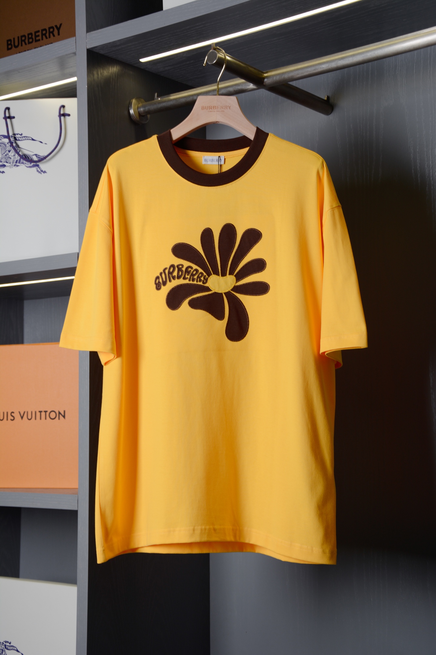 NO:782214,BBR26 daisy pattern cotton T-shirt (with full set of packaging) [BUR's top product, the treasure of the store] [ready in seconds] 2026 spring and summer series, daisy pattern cotton T-shirt, fresh aesthetics, unisex cotton round neck short sleeves. BUR's trump channel kills all versions on the market. It can only be said that it is not at the same level. Whether it is material, detail reduction and craftsmanship, we are not afraid of any challenges, just to provide you with wonderful products.  Daisy pattern cotton T-shirt, fresh aesthetic flower power series fresh daisy appliqué, both soft and powerful. Brand details are cleverly integrated into the Burberry classic logo decoration. Textured fabric is made of lightweight plain cotton, taking into account comfort and drape. Detailed craftsmanship rib knitted collar ensures durability and comfortable fit. The decoration process uses special composite fabric appliqués (97 cotton + 3 spandex) * Color scheme * Chalk white pure base highlights the delicate layering of the daisy pattern *  The warm tones of autumn pear yellow show the vitality of spring and summer, highlighting the fashion sense of modern cities. The upper body is colorful and the effect is excellent. The matching is worry-free and labor-saving. Whether it is leisure sports or high street travel, it can be easily controlled!  !  The overall touch of the pure cotton high-count fabric is extremely comfortable, and the skin-friendly effect is also excellent. The OV version also has a perfect dressing effect, which perfectly meets the needs of various wearing occasions. It is extremely extraordinary, the grade and charm are extremely outstanding, and it can better highlight the brand specifications and your pursuit of fashion!  !  As a fan of bbr, this should be a style not to be missed. All the items are now in stock, so everyone is ready to buy them for themselves!  !  There are five sizes: S, M, L, XL, and XXL. For size data, please go to the size chart to view, Burberry-clothing, burberry, T-shirt, tees, t-shirt,19860909BBR26维菊图案棉质T恤衫（配全套包装）【BUR王牌尖货,镇店之宝】【现货秒发】2026年春夏系列,雏菊图案棉质T恤衫,清新美学,男女同款棉质圆领短袖. BUR王牌渠道 秒杀市面上一切版本 只能说根本就不是一个级别的存在 不管是材质还是细节还原度以及工艺制作方面不惧任何挑战,只为给大家奉献绝妙产物 雏菊图案棉质T恤衫,清新美学花卉力量系列清新维菊贴花,柔美与力量兼备 品牌细节巧妙融入 Burberry 经典徽标装饰 质感面料轻盈平织棉材质,兼顾舒适度与垂坠感,细节工艺罗纹针织领口确保耐用性与舒适贴合,装饰工艺采用特殊复合面料贴花（97棉+3弹性纤维） * 配色方案 * 粉笔白纯净基底凸显雏菊图案的精致层次 * 秋梨黄温暖色调展现春夏活力气息 凸显现代都市的时尚感,上身大气出彩,效果极佳,搭配更是省心省力,无论是休闲运动还是高街出行,都能轻松驾驭！！纯棉的高支数面料整体的触感极为舒适,亲肤效果也是极佳.且OV版型方面也是完美穿搭效果,完美的符合各种穿搭场合的所需.极为非凡,档次与魅力更是极为的出色亮眼,更能够彰显品牌规格与你对于时尚的追求！！作为bbr的粉丝,应该是不容错过的款式,现货均已入仓,大家自己抢购！！ 码数有五个S、M、L、XL、XXL 尺码数据请移步尺码表查看,博柏利-服装,burberry,T-shirt,tees，t-shirt,,Women's clothing