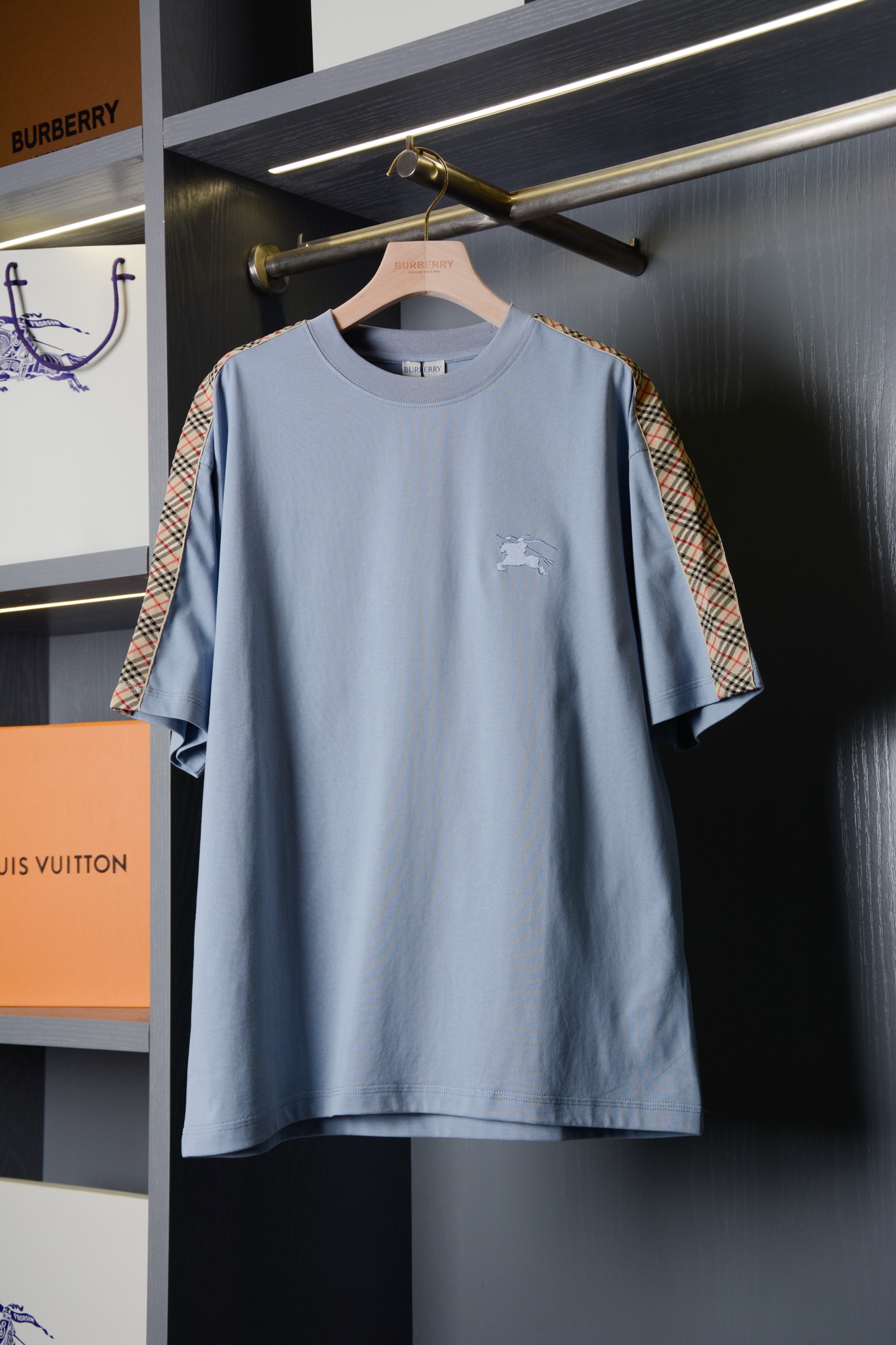 NO:782202,BBR26 spliced ​​plaid decorated cotton T-shirt (-With full package-Without package-15) A long overdue good product!  BUR's trump channel list, synchronized with major buyer stores, 2026ss new color matching, new season plaid decorated cotton T-shirts, pure cotton short-sleeved shirts, couple's short-sleeved shirts. All versions on the market are instantly sold. It can only be said that they are not of the same level. No matter in terms of material, detail restoration and craftsmanship, we are not afraid of any challenges, just to provide everyone with wonderful products T  Shirt in lightweight cotton jersey with a slim fit. EKD embroidered on the sleeves and Burberry check bands on the sleeves. – Rib knit collar – EKD embroidered on the chest –  Slim fit, showing close-fitting tailoring. The size is standard, please choose your normal size. This is the best matching item for BUR fans to start spring and summer. It is an absolute treasure and a must-have short-sleeved series for trendy men and trendy women!  !  !  Made in Portugal from comfortable and breathable pure cotton fabric, it has a simple and versatile fit. Whether paired with refreshing shorts or casual trousers, it is very high-end and cool!  The overall touch of the pure cotton high-count fabric is extremely comfortable, and the skin-friendly effect is also excellent. The OV version also has a perfect dressing effect, which perfectly meets the needs of various wearing occasions. It is extremely extraordinary, the grade and charm are extremely outstanding, and it can better highlight the brand specifications and your pursuit of fashion!  !  As a fan of bbr, this should be a style not to be missed. All the items are now in stock, so everyone is ready to buy them for themselves!  !  There are five sizes: S, M, L, XL, and XXL. For size data, please go to the size chart to view, Burberry-clothing, burberry, shorts, T-shirt, tees, t-shirt,19860909BBR26拼接格纹装饰棉质T恤衫（-配全套包装-不配包装-15）迟来的好货好款！BUR王牌渠道单,同步各大买手店 2026ss新增配色 全新一季格纹装饰棉质 T 恤衫 设计纯棉短袖衫,情侣款短袖衫. 秒杀市面上一切版本 只能说根本就不是一个级别的存在 不管是材质还是细节还原度以及工艺制作方面不惧任何挑战,只为给大家奉献绝妙产物 T 恤衫,选用轻盈平织棉面料制成,呈现修身版型.点缀马术骑士徽标（EKD）刺绣,衣袖融入 Burberry 格纹饰带.– 罗纹针织领口 – 前胸饰有马术骑士徽标（EKD）刺绣– 修身版型,呈现贴身剪裁.尺码标准,请选择平时正常尺码便是我献给BUR粉丝开春春夏最佳的搭配单品,绝对的珍品,潮男潮女必入的短袖系列！！！ 采用舒适透气的纯棉面料于葡萄牙精制而成上简约百搭的版型,无论搭配清爽的短裤还是休闲长裤都非常高级有质感cool！纯棉的高支数面料整体的触感极为舒适,亲肤效果也是极佳.且OV版型方面也是完美穿搭效果,完美的符合各种穿搭场合的所需.极为非凡,档次与魅力更是极为的出色亮眼,更能够彰显品牌规格与你对于时尚的追求！！作为bbr的粉丝,应该是不容错过的款式,现货均已入仓,大家自己抢购！！ 码数有五个S、M、L、XL、XXL 尺码数据请移步尺码表查看,博柏利-服装,burberry,shorts,T-shirt,tees，t-shirt,,Women's clothing
