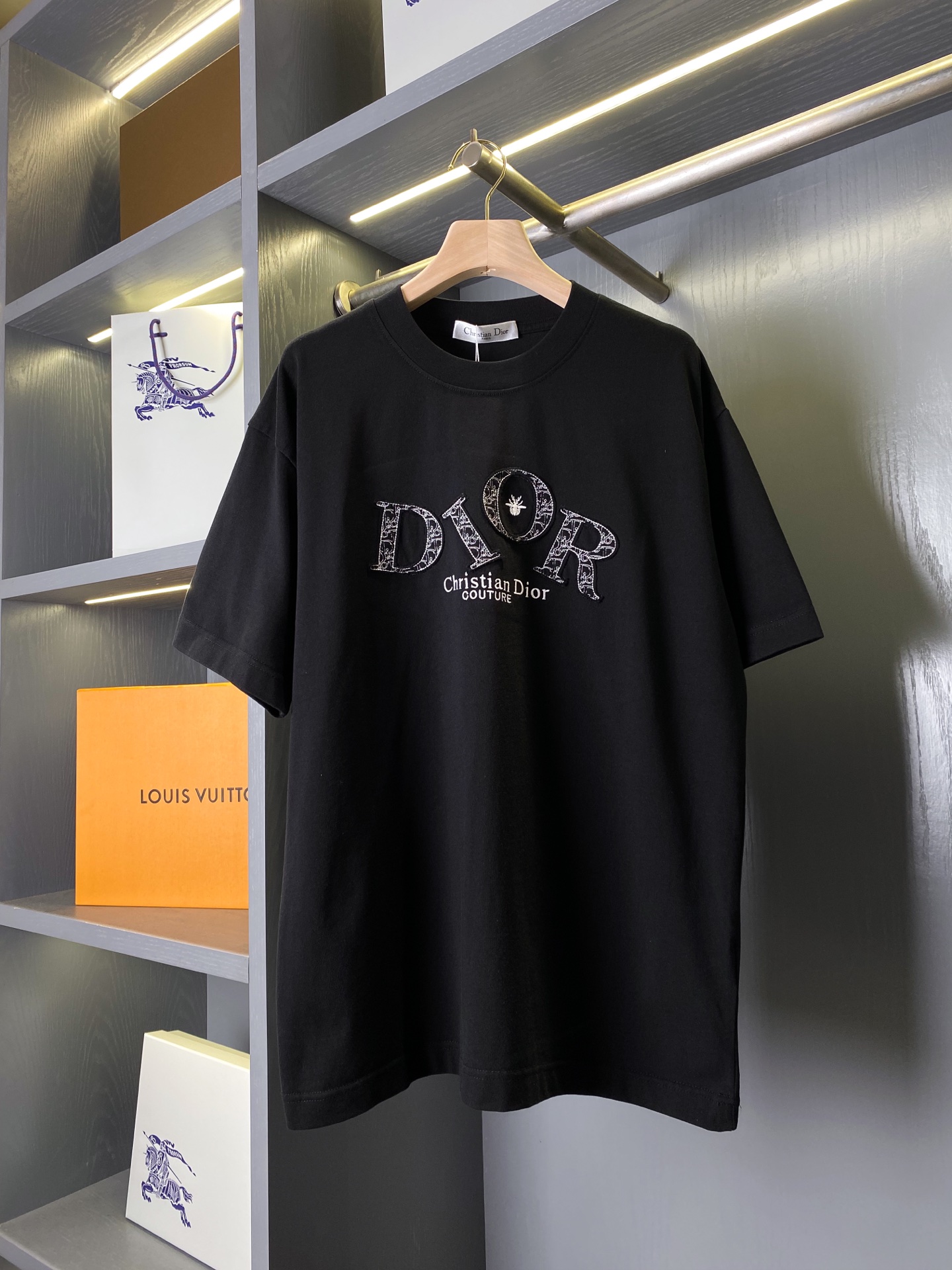 NO:786958,cd Dior Embroidered Cotton Round Neck Short Sleeves (- Comes with a full set of packaging) [Does not come with packaging - 10] [Ready stock and shipped in seconds] DIOR | Classic embroidered LOGO short sleeves · The perfect balance between high-end and daily sense, the classic interpretation of black and white, wearing DIOR's iconic aesthetics on the body, one piece can be used in all-match scenes in the wardrobe, simple but with exquisite details hidden everywhere. Embroidery details · Brand soul The embroidered LOGO on the chest is the core highlight of the entire T-shirt, giving the brand's classic elements a high-end texture. The embroidered letters 'DIOR' are embroidered with the brand's classic Oblique presbyopic texture. The edges are neatly and delicately routed, and the embroidery is full and three-dimensional. It has an obvious texture to the touch, but does not irritate the skin at all. , the black/white background color forms a soft contrast with the embroidery tone, which is low-key and recognizable. The little bee embroidery in the center of the letter 'O' is the iconic brand symbol of DIOR. The workmanship is exquisite and compact, echoing the overall old flower embroidery, adding a sense of smart detail. The words 'Dior COUTURE' are exquisitely printed in the same color, and the fonts are clear and neat, without destroying the overall sense of simplicity. Collar label details The brand woven label on the inside of the neckline is neatly made, with a clear brand logo, clean lines, and an authentic level of detail and texture. Fabric texture · Skin-friendly and stiff. The entire T-shirt is made of high-count heavyweight pure cotton fabric, which combines comfortable wearing feeling with stiffness. The fabric is of sufficient weight, soft and delicate to the touch, but has a certain stiffness. The upper body will not be soft and close to the skin, and can well modify the body shape. At the same time, it has excellent breathability and will not be stuffy and sticky when worn in summer. The fabric has been specially pre-shrunk. Handling, daily machine washing is not easy to deform and shrink, it can still maintain a flat shape after being worn many times, it is not easy to pill, and it is a durable texture that can be worn for a long time. The color fastness of the fabric is excellent, the black and white background is clean and even, without variegation and color difference, the texture is high-end, the upper body has a soft matte luster, and there is no reflective feeling like a cheap T-shirt. Fitted tailoring · Effortlessly slimming silhouette The classic loose straight version is not flattering on your body shape, and can be easily worn with a casual and high-end sense of relaxation. The overall silhouette is slightly loose with dropped shoulders, which is extremely tolerant to various body types. It can cover the flesh of the waist, abdomen and arms without looking bloated and procrastinating, and is friendly to small and tall people. The round neck has a moderate collar size, and the collar edge is reinforced, which will last a long time. The folded collar is not easy to deform when worn, just enough to reveal the slender shoulder and neck lines. It does not emphasize the shape of the face. It can also highlight the accessories when paired with a necklace. The length of the dress just covers the crotch and can well modify the waist and hip lines. It can be easily worn with jeans, sports pants, and skirts. Whether worn alone or layered with jackets, it can create a casual and advanced daily look. This DIOR short-sleeve piece perfectly integrates the brand's classic elements with daily wear. It is simple and elegant and has exquisite details everywhere. It is a versatile item in the wardrobe that will never go out of style. It can easily create a high-end and casual daily atmosphere. Size S-XXL, Dior-clothing, dior, dior, skirts, jeans, jackets & coats, T-shirt, tees, t-shirt, necklace,19860909cd迪奥剌绣棉质圓领短袖（-配全套包装）【不配包装-10】【现货秒发】DIOR｜经典刺绣LOGO短袖 · 高级感与日常感的完美平衡,黑白双色的经典演绎,把DIOR的标志性美学穿在身上,一件就能承包衣柜里的百搭场景,简约却处处藏着精致细节. 刺绣细节 · 品牌灵魂 胸前的刺绣LOGO是整件T恤的核心亮点,把品牌的经典元素玩出了高级质感.字母刺绣“DIOR”字母采用品牌经典的Oblique老花纹理刺绣,边缘走线工整细腻,刺绣饱满立体,摸上去有明显的肌理感,却完全不会硌肤,黑/白双色的底色与刺绣色调形成柔和对比,低调又有辨识度.点睛设计字母“O”中心的小蜜蜂刺绣,是DIOR标志性的品牌符号,做工精致小巧,和整体的老花刺绣呼应,增添了几分灵动的细节感,下方的“Christian Dior COUTURE”字样采用同色系精致印花,字体清晰利落,不破坏整体的简约感.领标细节领口内侧的品牌织标做工规整,带有清晰的品牌标识,走线干净,是正品级别的细节质感. 面料质感 · 亲肤与挺括兼具 整件T恤采用高支重磅纯棉面料打造,兼顾了舒适穿着感与版型挺括度.面料克重充足,摸上去手感柔软细腻,却自带一定的挺括感,上身不会软塌贴肤,能很好地修饰身形,同时透气性优秀,夏天穿着也不会闷热黏腻.面料经过特殊预缩处理,日常机洗不易变形缩水,多次穿着依然能保持平整的版型,不易起球,是能穿很久的耐用质感.面料的色牢度表现优秀,黑白两色的底色干净均匀,没有杂色和色差,质感高级,上身自带柔和的哑光光泽,完全没有廉价T恤的反光感. 版型剪裁 · 不费力的显瘦廓形 经典的宽松直筒版型,不挑身材,轻松穿出随性又高级的松弛感.整体是微宽松落肩廓形,对各种身材的包容度极高,既能遮住腰腹和手臂的肉肉,又不会显得臃肿拖沓,对小个子高个子都很友好.圆领的领围大小适中,领边采用加固工艺,久穿不易变形塌领,刚好露出纤细的肩颈线条,不挑脸型,搭配项链也能很好地凸显饰品.衣长刚好盖住胯部,能很好地修饰腰胯线条,搭配牛仔裤、运动裤、半身裙都能轻松驾驭,无论是单穿还是叠穿外套,都能打造出随性又高级的日常造型. 这件DIOR短袖,把品牌的经典元素和日常穿搭完美融合,简约大气又处处藏着精致细节,是衣柜里永远不会过时的百搭单品,轻松拿捏高级又随性的日常氛围感. 码数S-XXL,迪奥-服装,dior,dior,skirts,jeans,jackets & coats,T-shirt,tees，t-shirt,necklace,,Women's clothing