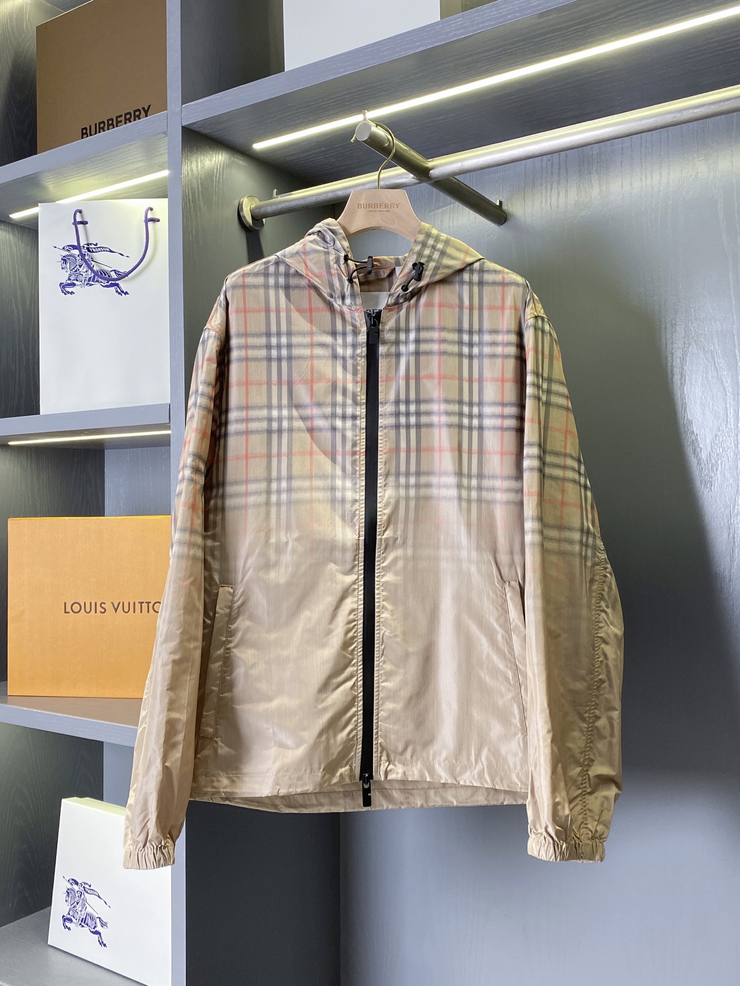 NO:786969,Product code 110099245830 BBR26 gradient plaid hooded jacket (-comes with full set of packaging) [BUR's top product, the best treasure of the store] [ready in stock in seconds] BUR*｜Gradient plaid hooded jacket, reshape British classics, play with century-old classic plaid in new ways, use gradient light and shadow to unlock a different British sense of relaxation, one piece can contract the high-end atmosphere of the four seasons. BUR trump channel  It kills all the versions on the market. It can only be said that they are not of the same level. We are not afraid of any challenges in terms of materials, detail restoration and craftsmanship, just to provide you with wonderful products. Lightweight jacket, creatively adopts gradient style, creating a worsted pattern that cleverly blends Burberry plaid and pure sand beige design. Hooded style, showing a casual fit. With drawstring hood and hem, it can be adjusted to create different looks. – Two-way zipper closure – Drawstring hood and hem –  Side zipper pockets – elastic cuffs, not only can block the sun for you in hot spring and summer!  It prevents ultraviolet rays from tanning the skin and is perfectly breathable and quick-drying!  It can also protect you from rain and wind in autumn and winter, so you can travel without fear!  Every bit is very unique, waterproof, sunproof, windproof, lightweight, extreme quality, and gorgeous details!  !  The upper body naturally has that generous and simple beauty, and the hardware details have a low-key texture.  The hardware accessories of the entire jacket reflect the brand's exquisite considerations, combining practicality and texture. The waterproof and taped central zipper uses a brand-customized black matte zipper, which is smooth and not stuck. The puller has the brand's exclusive logo. The matte black texture forms a soft contrast with the sandy beige body.  Low-key and unobtrusive. The drawstring accessories include a hood, a black adjustable drawstring at the hem, and a rope buckle of the same color, making it easy to adjust the tightness to suit different wear needs. The small design in the details makes it practical and perfectly echoes the color of the zipper, making the overall style unified and coordinated.  Fabric Texture · Lightweight and Functional The jacket is made of light and thin nylon fabric, with a high-end soft light texture, which combines practicality and style. The fabric has a slightly shiny texture, feels smooth and light, and has almost no weight on the upper body. It is also windproof and water-repellent, making it easy to cope with daily light rain and windy weather. It is a functional fabric with full practicality.  The iconic gradient plaid print is the soul of the whole piece. The classic sandy beige plaid smudges from clear to soft from top to bottom. The color transition is natural and smooth, without rigid boundaries. The retro plaid elements are given a hazy artistic sense, breaking the stereotype of the traditional plaid. It comes with a soft focus filter. The fabric has excellent wrinkle resistance and is not easy to wrinkle for daily wear. It is not easy to leave marks when folded and stored. It is also stress-free to carry when traveling. Style tailoring · Relaxed and versatile.  The loose and casual hooded version is not picky about your body shape, and can be easily worn to create an effortless British relaxed feeling. The overall shape is a slightly loose straight silhouette, neither tight nor oversized. The upper body is neat and does not weigh down the body. It is very tolerant to various body types. It can hide the small flesh of the waist, abdomen and arms without looking bloated and dragging.  The hooded design has casual attributes. The brim is smooth and adjustable with a drawstring. It is windproof and can create different styles. The neckline can be worn upright to modify the neck line, which adds to the coolness. The hem and cuffs are elasticated to prevent cold wind from entering and create natural pleats. While modifying the arm lines, it also makes the overall look more layered. Whether it is worn open with T-shirts and jeans, or zipped up to create a casual sports style, it can be easily controlled.  This gradient plaid jacket perfectly integrates BURBERRY's classic genes and modern aesthetics. It has the high-end texture of a century-old brand and a relaxed and casual everyday atmosphere. It is a versatile item in the wardrobe that will never go out of style. Size S-XL, Burberry - clothing, burberry, versace, jeans, jackets & coats, tees, t-shirts, hats,19860909商品编码110099245830 BBR26渐变格纹连帽外套（-配全套包装）【BUR王牌尖货,镇店之宝】【现货秒发】BUR*｜渐变格纹连帽外套 ,重塑英伦经典,把百年经典格纹玩出新意,用渐变光影解锁不一样的英伦松弛感,一件就能承包四季的高级氛围感. BUR王牌渠道 秒杀市面上一切版本 只能说根本就不是一个级别的存在 不管是材质还是细节还原度以及工艺制作方面不惧任何挑战,只为给大家奉献绝妙产物 轻盈外套,创意采用渐变风格,营造 Burberry 格纹与纯沙米色设计巧妙交融的精纺图案.连帽款式,呈现休闲版型.搭配抽绳式连帽与衣摆,可调节打造不同造型.– 双向拉链开合 – 抽绳式连帽与衣摆– 侧边拉链口袋– 弹性袖口 ,在炎热春夏天不仅能为你阻挡太阳！不让紫外线晒黑皮肤、更能完美透气速干！秋冬天也能防雨防风让你无惧出行！每一处都是非常独特的,防水,防晒,防风,轻便,品质极端,细节华丽！！上身自然而然的具备那种大方简约之美 五金细节低调质感 整件外套的五金配件都透着品牌的精致考量,实用与质感兼具.防水压胶中央拉链采用品牌定制的黑色哑光拉链,顺滑不卡顿,拉头带有品牌专属标识,哑光黑的质感和沙米色衣身形成柔和对比,低调不突兀.抽绳配件连帽、下摆处的黑色调节抽绳,搭配同色系的绳扣,方便调整松紧度,适配不同的穿搭需求,细节处的小设计让实用性拉满,也和拉链的色调完美呼应,整体风格统一协调. 面料质感 · 轻透机能 外套采用轻薄的尼龙面料打造,自带高级的柔光质感,兼具实用性与造型感.面料自带微光泽的肌理感,触感顺滑轻盈,上身几乎无负重感,同时具备防风防泼水的特性,应对日常小雨和大风天气都不在话下,是实用性拉满的机能面料. 标志性的渐变格纹印花是整件的灵魂,经典的沙米色格纹从上到下由清晰到柔和晕染,色彩过渡自然流畅,没有生硬的边界,复古的格纹元素被赋予了朦胧的艺术感,打破了传统格纹的刻板印象,自带柔焦滤镜. 面料的抗皱性优秀,日常穿着不易起皱,随手折叠收纳也不易留痕,出门旅行携带也毫无压力. 版型剪裁 · 松弛百搭 宽松休闲的连帽版型,不挑身材,轻松穿出不费力的英伦松弛感.整体是微宽松的直筒廓形,不紧绷也不过于oversize,上身利落不压个子,对各种身材的包容度都很高,既能藏住腰腹和手臂的小肉肉,又不会显得臃肿拖沓. 连帽的设计自带休闲属性,帽檐线条流畅,搭配抽绳可调节,既能防风又能打造不同的造型感,领口立起来穿还能修饰颈部线条,更添酷感.下摆和袖口都做了松紧收口设计,既能防止冷风灌入,又能打造自然的褶皱感,修饰手臂线条的同时,也让整体造型更有层次感,无论是敞开穿搭配T恤牛仔裤,还是拉上拉链打造休闲运动风,都能轻松驾驭. 这件渐变格纹外套,把BURBERRY的经典基因和现代审美完美融合,既有百年品牌的高级质感,又带着松弛随性的日常气息,是衣柜里永远不会过时的百搭单品. 码数S-XL,博柏利-服装,burberry,versace,jeans,jackets & coats,tees，t-shirt,hats,,Women's clothing