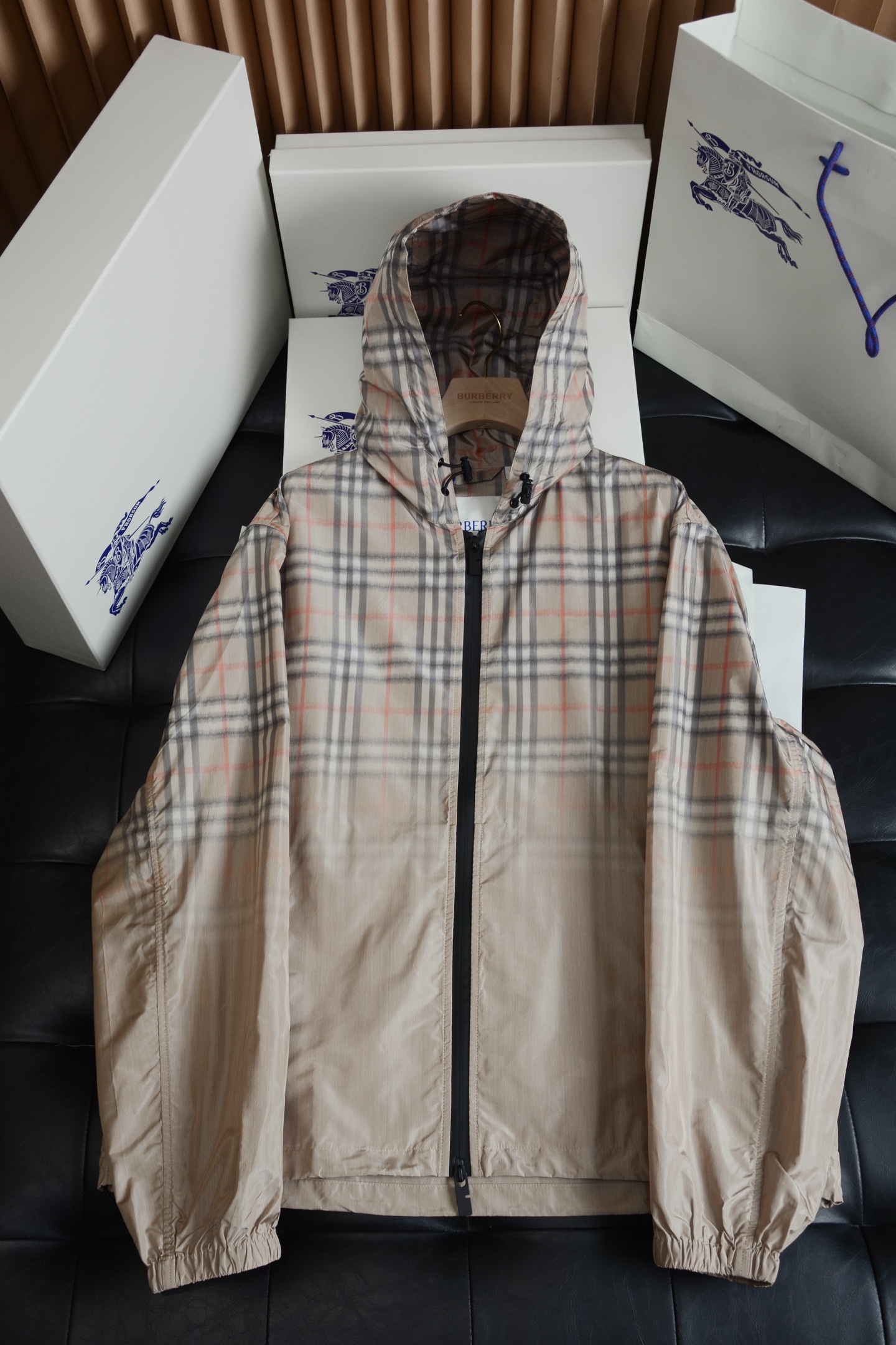 NO:786974,Lightweight jacket, creatively adopts gradient style to create a worsted pattern that cleverly blends Burberry plaid and pure sand beige design. Hooded style, showing a casual fit. With drawstring hood and hem, it can be adjusted to create different looks. – Two-way zipper closure – Drawstring hood and hem – Side zipper pockets – Elastic cuffs, which can not only block the sun for you in hot spring and summer!  It prevents ultraviolet rays from tanning the skin and is perfectly breathable and quick-drying!  It can also protect you from rain and wind in autumn and winter, so you can travel without fear!  Every bit is very unique, waterproof, sunproof, windproof, lightweight, extreme quality, and gorgeous details!  !  The upper body naturally has that generous and simple beauty, and the hardware details have a low-key texture.  The hardware accessories of the entire jacket reflect the brand's exquisite considerations, combining practicality and texture. The waterproof and taped central zipper uses a brand-customized black matte zipper, which is smooth and not stuck. The puller has the brand's exclusive logo. The matte black texture forms a soft contrast with the sandy beige body.  Low-key and unobtrusive. The drawstring accessories include a hood, a black adjustable drawstring at the hem, and a rope buckle of the same color, making it easy to adjust the tightness to suit different wear needs. The small design in the details makes it practical and perfectly echoes the color of the zipper, making the overall style unified and coordinated.  Fabric Texture · Lightweight and Functional The jacket is made of light and thin nylon fabric, with a high-end soft light texture, which combines practicality and style. The fabric has a slightly shiny texture, feels smooth and light, and has almost no weight on the upper body. It is also windproof and water-repellent, making it easy to cope with daily light rain and windy weather. It is a functional fabric with full practicality.  The iconic gradient plaid print is the soul of the whole piece. The classic sandy beige plaid is smudged from clear to soft from top to bottom. The color transition is natural and smooth, without rigid boundaries. The retro plaid elements are given a hazy artistic sense, breaking the stereotype of traditional plaid, and it comes with a soft focus filter.  The fabric has excellent wrinkle resistance. It is not easy to wrinkle when worn in daily life. It is not easy to leave marks when folded and stored. It is also stress-free to carry when traveling. Burberry - clothing, burberry, jackets & coats, hats,19860909轻盈外套,创意采用渐变风格,营造 Burberry 格纹与纯沙米色设计巧妙交融的精纺图案.连帽款式,呈现休闲版型.搭配抽绳式连帽与衣摆,可调节打造不同造型.– 双向拉链开合 – 抽绳式连帽与衣摆– 侧边拉链口袋– 弹性袖口 ,在炎热春夏天不仅能为你阻挡太阳！不让紫外线晒黑皮肤、更能完美透气速干！秋冬天也能防雨防风让你无惧出行！每一处都是非常独特的,防水,防晒,防风,轻便,品质极端,细节华丽！！上身自然而然的具备那种大方简约之美 五金细节低调质感 整件外套的五金配件都透着品牌的精致考量,实用与质感兼具.防水压胶中央拉链采用品牌定制的黑色哑光拉链,顺滑不卡顿,拉头带有品牌专属标识,哑光黑的质感和沙米色衣身形成柔和对比,低调不突兀.抽绳配件连帽、下摆处的黑色调节抽绳,搭配同色系的绳扣,方便调整松紧度,适配不同的穿搭需求,细节处的小设计让实用性拉满,也和拉链的色调完美呼应,整体风格统一协调. 面料质感 · 轻透机能 外套采用轻薄的尼龙面料打造,自带高级的柔光质感,兼具实用性与造型感.面料自带微光泽的肌理感,触感顺滑轻盈,上身几乎无负重感,同时具备防风防泼水的特性,应对日常小雨和大风天气都不在话下,是实用性拉满的机能面料. 标志性的渐变格纹印花是整件的灵魂,经典的沙米色格纹从上到下由清晰到柔和晕染,色彩过渡自然流畅,没有生硬的边界,复古的格纹元素被赋予了朦胧的艺术感,打破了传统格纹的刻板印象,自带柔焦滤镜. 面料的抗皱性优秀,日常穿着不易起皱,随手折叠收纳也不易留痕,出门旅行携带也毫无压力.,博柏利-服装,burberry,jackets & coats,hats,,Women's clothing