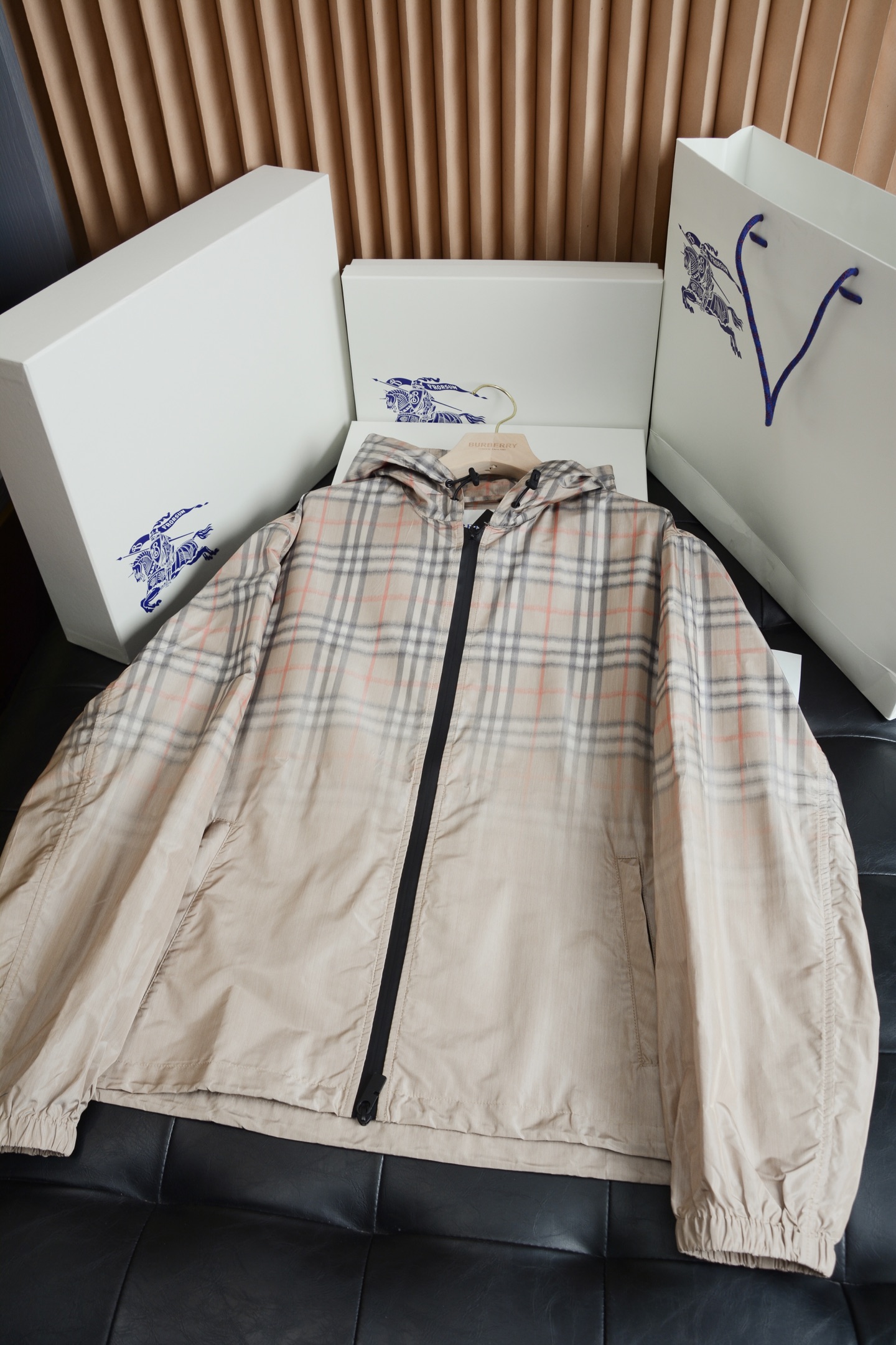 NO:786977,Product code 110099245830 BBR26 gradient plaid hooded jacket (-comes with full set of packaging) [BUR's top product, the best treasure of the store] [ready in stock in seconds] BUR*｜Gradient plaid hooded jacket, reshape British classics, play with century-old classic plaid in new ways, use gradient light and shadow to unlock a different British sense of relaxation, one piece can contract the high-end atmosphere of the four seasons. BUR trump channel  It kills all the versions on the market. It can only be said that they are not of the same level. We are not afraid of any challenges in terms of materials, detail restoration and craftsmanship, just to provide you with wonderful products. Lightweight jacket, creatively adopts gradient style, creating a worsted pattern that cleverly blends Burberry plaid and pure sand beige design. Hooded style, showing a casual fit. With drawstring hood and hem, it can be adjusted to create different looks. – Two-way zipper closure – Drawstring hood and hem –  Side zipper pockets – elastic cuffs, not only can block the sun for you in hot spring and summer!  It prevents ultraviolet rays from tanning the skin and is perfectly breathable and quick-drying!  It can also protect you from rain and wind in autumn and winter, so you can travel without fear!  Every bit is very unique, waterproof, sunproof, windproof, lightweight, extreme quality, and gorgeous details!  !  The upper body naturally has that generous and simple beauty, and the hardware details have a low-key texture.  The hardware accessories of the entire jacket reflect the brand's exquisite considerations, combining practicality and texture. The waterproof and taped central zipper uses a brand-customized black matte zipper, which is smooth and not stuck. The puller has the brand's exclusive logo. The matte black texture forms a soft contrast with the sandy beige body.  Low-key and unobtrusive. The drawstring accessories include a hood, a black adjustable drawstring at the hem, and a rope buckle of the same color, making it easy to adjust the tightness to suit different wear needs. The small design in the details makes it practical and perfectly echoes the color of the zipper, making the overall style unified and coordinated.  Fabric Texture · Lightweight and Functional The jacket is made of light and thin nylon fabric, with a high-end soft light texture, which combines practicality and style. The fabric has a slightly shiny texture, feels smooth and light, and has almost no weight on the upper body. It is also windproof and water-repellent, making it easy to cope with daily light rain and windy weather. It is a functional fabric with full practicality.  The iconic gradient plaid print is the soul of the whole piece. The classic sandy beige plaid smudges from clear to soft from top to bottom. The color transition is natural and smooth, without rigid boundaries. The retro plaid elements are given a hazy artistic sense, breaking the stereotype of the traditional plaid. It comes with a soft focus filter. The fabric has excellent wrinkle resistance and is not easy to wrinkle for daily wear. It is not easy to leave marks when folded and stored. It is also stress-free to carry when traveling. Style tailoring · Relaxed and versatile.  The loose and casual hooded version is not picky about your body shape, and can be easily worn to create an effortless British relaxed feeling. The overall shape is a slightly loose straight silhouette, neither tight nor oversized. The upper body is neat and does not weigh down the body. It is very tolerant to various body types. It can hide the small flesh of the waist, abdomen and arms without looking bloated and dragging.  The hooded design has casual attributes. The brim is smooth and adjustable with a drawstring. It is windproof and can create different styles. The neckline can be worn upright to modify the neck line, which adds to the coolness. The hem and cuffs are elasticated to prevent cold wind from entering and create natural pleats. While modifying the arm lines, it also makes the overall look more layered. Whether it is worn open with T-shirts and jeans, or zipped up to create a casual sports style, it can be easily controlled.  This gradient plaid jacket perfectly integrates BURBERRY's classic genes and modern aesthetics. It has the high-end texture of a century-old brand and a relaxed and casual everyday atmosphere. It is a versatile item in the wardrobe that will never go out of style. Size S-XL, Burberry - clothing, burberry, versace, jeans, jackets & coats, tees, t-shirts, hats,19860909商品编码110099245830 BBR26渐变格纹连帽外套（-配全套包装）【BUR王牌尖货,镇店之宝】【现货秒发】BUR*｜渐变格纹连帽外套 ,重塑英伦经典,把百年经典格纹玩出新意,用渐变光影解锁不一样的英伦松弛感,一件就能承包四季的高级氛围感. BUR王牌渠道 秒杀市面上一切版本 只能说根本就不是一个级别的存在 不管是材质还是细节还原度以及工艺制作方面不惧任何挑战,只为给大家奉献绝妙产物 轻盈外套,创意采用渐变风格,营造 Burberry 格纹与纯沙米色设计巧妙交融的精纺图案.连帽款式,呈现休闲版型.搭配抽绳式连帽与衣摆,可调节打造不同造型.– 双向拉链开合 – 抽绳式连帽与衣摆– 侧边拉链口袋– 弹性袖口 ,在炎热春夏天不仅能为你阻挡太阳！不让紫外线晒黑皮肤、更能完美透气速干！秋冬天也能防雨防风让你无惧出行！每一处都是非常独特的,防水,防晒,防风,轻便,品质极端,细节华丽！！上身自然而然的具备那种大方简约之美 五金细节低调质感 整件外套的五金配件都透着品牌的精致考量,实用与质感兼具.防水压胶中央拉链采用品牌定制的黑色哑光拉链,顺滑不卡顿,拉头带有品牌专属标识,哑光黑的质感和沙米色衣身形成柔和对比,低调不突兀.抽绳配件连帽、下摆处的黑色调节抽绳,搭配同色系的绳扣,方便调整松紧度,适配不同的穿搭需求,细节处的小设计让实用性拉满,也和拉链的色调完美呼应,整体风格统一协调. 面料质感 · 轻透机能 外套采用轻薄的尼龙面料打造,自带高级的柔光质感,兼具实用性与造型感.面料自带微光泽的肌理感,触感顺滑轻盈,上身几乎无负重感,同时具备防风防泼水的特性,应对日常小雨和大风天气都不在话下,是实用性拉满的机能面料. 标志性的渐变格纹印花是整件的灵魂,经典的沙米色格纹从上到下由清晰到柔和晕染,色彩过渡自然流畅,没有生硬的边界,复古的格纹元素被赋予了朦胧的艺术感,打破了传统格纹的刻板印象,自带柔焦滤镜. 面料的抗皱性优秀,日常穿着不易起皱,随手折叠收纳也不易留痕,出门旅行携带也毫无压力. 版型剪裁 · 松弛百搭 宽松休闲的连帽版型,不挑身材,轻松穿出不费力的英伦松弛感.整体是微宽松的直筒廓形,不紧绷也不过于oversize,上身利落不压个子,对各种身材的包容度都很高,既能藏住腰腹和手臂的小肉肉,又不会显得臃肿拖沓. 连帽的设计自带休闲属性,帽檐线条流畅,搭配抽绳可调节,既能防风又能打造不同的造型感,领口立起来穿还能修饰颈部线条,更添酷感.下摆和袖口都做了松紧收口设计,既能防止冷风灌入,又能打造自然的褶皱感,修饰手臂线条的同时,也让整体造型更有层次感,无论是敞开穿搭配T恤牛仔裤,还是拉上拉链打造休闲运动风,都能轻松驾驭. 这件渐变格纹外套,把BURBERRY的经典基因和现代审美完美融合,既有百年品牌的高级质感,又带着松弛随性的日常气息,是衣柜里永远不会过时的百搭单品. 码数S-XL,博柏利-服装,burberry,versace,jeans,jackets & coats,tees，t-shirt,hats,,Women's clothing