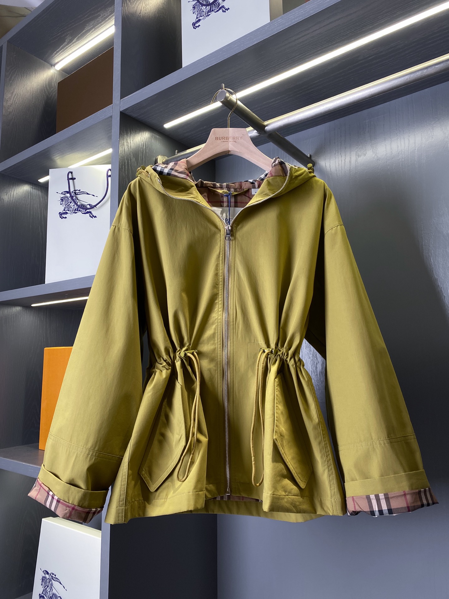 NO:786983,Product code 1100101230809 BBR26 hooded zipper jacket waisted windbreaker jacket (-with small carton packaging [without packaging-15]) BUR*BERRY｜Cotton blended waisted hooded jacket · Unlock British relaxation [BUR's top product, the treasure of the store] [Ready stock in seconds] A classic windbreaker that can be passed down for generations, the top original fabrics, one of the best products in the market!  Drawstring waist windbreaker!  The hot style trench coat is coming!  !  !  BUR's belated flagship product kills all versions on the market. It can only be said that it is not of the same level at all. It is not afraid of any challenges in terms of material, detail restoration and craftsmanship. This model has gone through the first edition, the middle edition and the final shipping edition!  It took several months of selecting materials, proofing and producing the final high-quality version!  The pleats on the back of the windbreaker are made of the same thickness and style as yb!  Every hardware and accessories are completely comparable to yb!  There is no need to question the quality of our windbreakers, every detail is an absolute advantage!  The fabric is waterproof inside and out, and feels delicate and solid!  A treasure trench coat that hides the classic plaid in the details. It uses neat tailoring and soft colors to create a high-end British style that can be easily controlled in daily life. Hardware details · Low-key sophistication  The hardware accessories of the entire jacket have the right balance of practicality and brand texture. The main zipper uses a brand-customized metal zipper, which is smooth and not stuck. The zipper puller has the brand logo. The matte metal texture matches the soft tones of the body very well. It is low-key and unobtrusive, and the damping feeling of the pull is also very delicate. The drawstring waistband and the brim of the hat are adjusted in the same color drawstring, and matched with a metal rope buckle, you can easily adjust the tightness and create a comfortable fit.  It can create different dressing effects, and can echo the overall style in details, which is practical and exquisite. The inner details can be seen by opening the hood and seeing the iconic classic plaid lining, which is one of the most recognizable elements of BURBERRY. The contrasting plaid pattern of light carmine red and military green forms a low-key contrast with the solid color body. When the zipper is unzipped or worn open, the lining is inadvertently exposed, which instantly highlights the brand style.  Fabric texture · Comfortable and functional  The jacket is made of cotton blended fabric, which combines the neatness and stiffness of a windbreaker with the comfort of daily wear. The fabric has been treated with a special process and has a delicate matte texture. It feels soft and skin-friendly, but has a stiffness that prevents the upper body from being slumped and shapeless. It is also windproof and water-repellent, making it stress-free to deal with changing weather. The fabric is resistant to  It has excellent wrinkle resistance, is not prone to wrinkles in daily wear, and is easy to take care of. It comes in two colors: light carmine red and army green. The fabric is evenly colored, has a high-end texture, and has no cheap reflective feel. The upper body comes with a soft high-end filter. The plaid fabric inside is skin-friendly and breathable, and there is no discomfort when worn next to the skin. It will not be stuffy even when worn alone in spring and autumn.  Style tailoring · Relaxed silhouette that hides flesh and makes you look slimmer  The design of the short hooded windbreaker perfectly balances leisure and elegance, and is very friendly to all body types. The overall shape is slightly loose and straight, not tight nor oversized. The upper body is neat and does not weigh down the body. It is extremely tolerant of the waist, abdomen and arms, and can easily hide the small flesh. The drawstring design at the waist is the finishing touch of the whole piece. The elasticity can be adjusted freely, which can create a high waistline and optimize the body.  The material proportions can also create a lazy and casual atmosphere, and you can switch between different dressing styles by retracting or retracting it. The hooded design has its own casual attributes. The hood is three-dimensional and not soft. It is equipped with an adjustable drawstring, which can not only prevent wind but also modify the face shape. The hem design, which is short in the front and long in the back, can well modify the crotch line. It can be easily matched with jeans, sports pants, and skirts, and can easily create an effortless British relaxed feeling.  This BURBERRY short windbreaker perfectly combines the brand's classic genes with modern daily wear. It can be easily held whether it is commuting, traveling or daily leisure. It is a versatile item in the wardrobe that will never go out of style. Details determine the quality. The fabric is waterproof inside and outside, original hardware, exquisite matching labels, and meticulous workmanship!  Dear BUR fans, the classic trench coat that has been passed down for generations is a style you don’t need to consider at all!  All old fans, go and interpret this style on your own!  All ready goods have been warehoused, looking forward to your wonderful combination!  There are 5 sizes, namely UK4, 6, 8, 10, and 12. Please go to the size chart to view the size data!  ,Burberry-clothing,burberry,versace,skirts,jeans,jackets & coats,jackets & coats,hats,19860909商品编码1100101230809 BBR26 连帽拉链夹克收腰风衣外套（-配纸盒小包装【不配包装-15】）BUR*BERRY｜棉质混纺收腰连帽外套 · 解锁英伦松弛感【BUR王牌尖货,镇店之宝】【现货秒发】能传承几代的经典风衣,最顶级的原厂原面料,市场最牛的货没有之一！抽绳收腰风衣！爆款风衣来袭！！！ 迟来的BUR王牌货品 秒杀市面上一切版本 只能说根本就不是一个级别的存在 不管是材质还是细节还原度以及工艺制作方面不惧任何挑战,这个款经历了初版,中版最终出货版！经历了几个月的选料打样以及制作最终出来的高质量版！风衣后背褶皱材质厚度版型和yb一致！每个五金和辅料都是完全媲美yb！ 我们家的风衣质量无需质疑,任何一个细节绝对优势！面料内外防水,手感细腻踏实！一件把经典格纹藏进细节的宝藏风衣,用利落剪裁和柔和配色,打造日常也能轻松驾驭的高级英伦风. 五金细节 · 低调的精致感 整件外套的五金配件,把实用性和品牌质感拿捏得恰到好处.主拉链采用品牌定制的金属拉链,顺滑不卡顿,拉链头带有品牌标识,哑光金属质感和衣身柔和的色调适配度极高,低调不张扬,拉合的阻尼感也十分细腻.调节抽绳腰头和帽檐的同色系抽绳,搭配金属绳扣,既能轻松调整松紧度,打造不同的穿搭效果,又能在细节处呼应整体风格,实用又不失精致.内里细节翻开帽子就能看到标志性的经典格纹内衬,这是BURBERRY最具辨识度的元素之一,浅胭脂红与军绿的撞色格纹,和纯色衣身形成了低调的反差感,拉开拉链或敞开穿时,不经意露出的内里,瞬间点明品牌格调. 面料质感 · 舒适与机能兼具 外套采用棉质混纺面料打造,兼顾了风衣的利落挺括和日常穿着的舒适感.面料经过特殊工艺处理,自带细腻的哑光肌理感,触感柔软亲肤,却又自带挺括度,上身不会软塌无形,同时具备防风防泼水的特性,应对多变天气毫无压力.面料抗皱性优秀,日常穿着不易起皱,打理起来也很方便,浅胭脂红和军绿色两种配色,面料着色均匀,质感高级,没有廉价的反光感,上身自带柔和的高级滤镜.内里的格纹面料亲肤透气,贴肤穿着也毫无不适感,即使在春秋季单穿也不会闷热. 版型剪裁 · 藏肉显瘦的松弛廓形 短款连帽风衣的版型设计,完美平衡了休闲与优雅,对各种身材都十分友好.整体是微宽松直筒廓形,不紧绷也不过于oversize,上身利落不压个子,对腰腹和手臂的包容度极高,能轻松藏住小肉肉.腰部的抽绳设计是整件的点睛之笔,可自由调节松紧,既能打造出高腰线,优化身材比例,也能营造出慵懒随性的氛围感,收放之间,就能切换不同的穿搭风格.连帽的设计自带休闲属性,帽型立体不软塌,搭配可调节抽绳,既能防风又能修饰脸型,前短后长的衣摆设计,能很好地修饰胯部线条,搭配牛仔裤、运动裤、半身裙都能轻松驾驭,轻松打造不费力的英伦松弛感. 这件BURBERRY短款风衣,把品牌的经典基因和现代日常穿搭完美融合,无论是通勤、出游还是日常休闲,都能轻松hold住,是衣柜里永远不会过时的百搭单品. 细节决定品质面料内外防水,原版五金,精致对版衣标,细致车工！各位BUR的老粉,传承几代的经典风衣完全不需要考虑的款式！各位老粉自行去演绎此款吧！现货均已入仓,期待你们的精彩搭配！ 码数有5个分别是uk4,6,8,10,12尺码数据请移步尺码表查看！,博柏利-服装,burberry,versace,skirts,jeans,jackets & coats,jackets & coats,hats,,Women's clothing