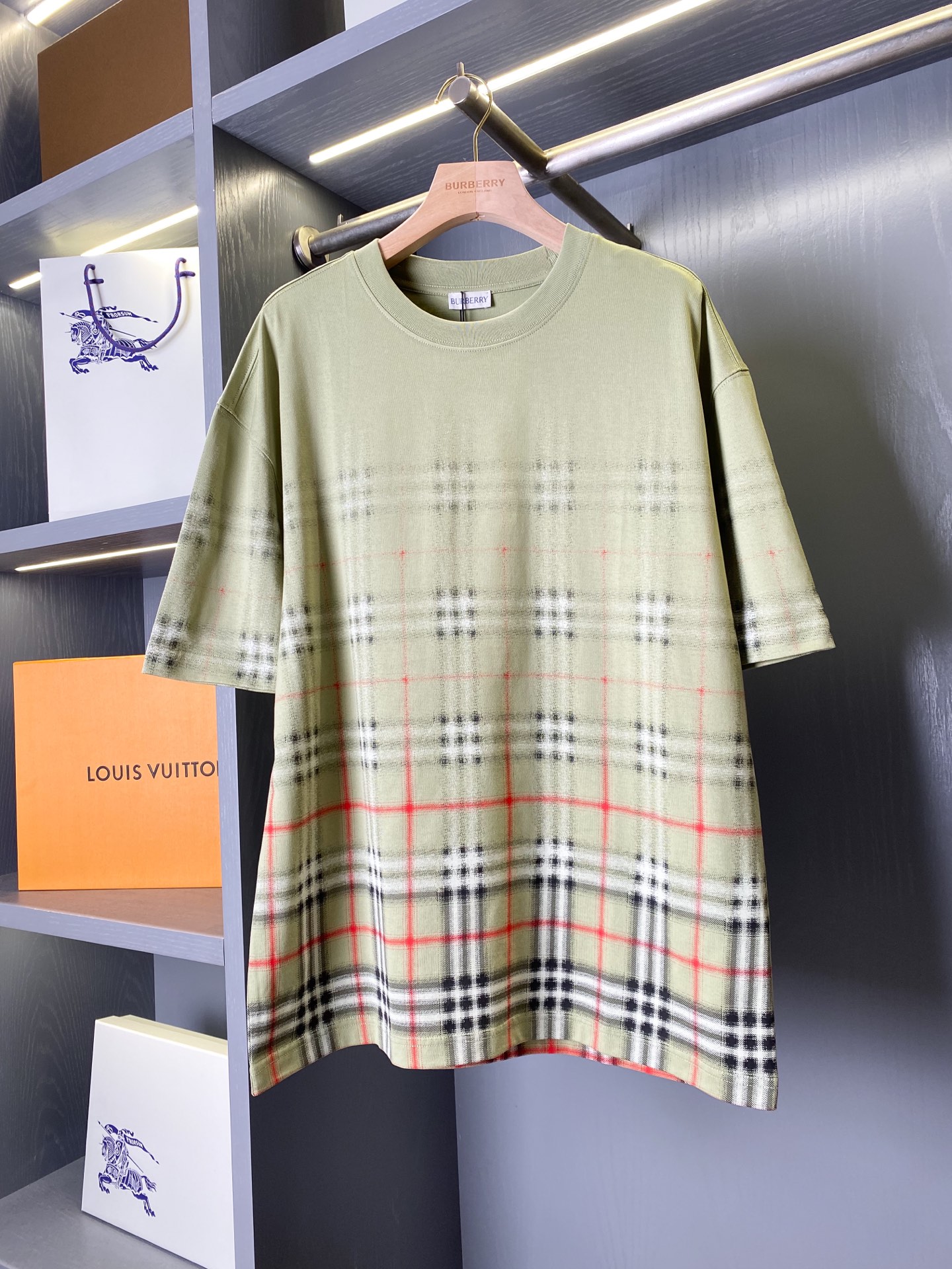 NO:786956,Product Code 1100102810 Men's Gradient Plaid Cotton Short Sleeves (with full set of packaging) [BUR's top product, the treasure of the store] [Ready stock in seconds] 2026 Spring and Summer Series, Gradient Plaid Printing Pattern, Unisex Cotton Round Neck Short Sleeves. BUR's trump channel kills all versions on the market. It can only be said that they are not on the same level at all.  We are not afraid of any challenges in terms of materials, detail restoration and craftsmanship, just to provide you with wonderful products. The casual fit is looser than the regular fit. T-shirts are made of light plain cotton fabric. The creativity uses a gradient style to create a printed pattern that cleverly blends Burberry plaid and solid color design. The round neck style presents a casual fit. – Rib knitted neckline.Burberry  The new season item cleverly combines the brand's classic plaid, New Year theme elements and casual sports style to create an early spring look that combines sophistication and a relaxed attitude. The overall color scheme is dark blue and earthy fish, and the contrast between fabric texture and detailed design creates a rich visual experience, which is suitable for daily casual as well as more formal spring occasions. Gradient plaid cotton T-shirt  The core of the design, this T-shirt is the finishing touch of the entire look. It abandons the regular arrangement of traditional plaids and uses gradient printing technology to naturally blend the classic Burberry plaid with the solid color base, like a soft watercolor painting. This design not only retains the brand's iconic elements, but also injects a sense of modern art and a relaxed atmosphere, perfectly matching the vitality and freshness of early spring.  The wearing experience is made of lightweight plain cotton fabric, which ensures the comfort and breathability of the skin. The casual fit and round neck design set the overall relaxed and lazy tone, which is the key to enhance the style of the inner wear. It highlights the fashion sense of the modern city, the upper body is colorful, the effect is excellent, and the matching is worry-free and effortless. Whether it is leisure sports or high street travel, it can be easily controlled!  !  The overall touch of the pure cotton high-count fabric is extremely comfortable, and the skin-friendly effect is also excellent. The OV version also has a perfect dressing effect, which perfectly meets the needs of various wearing occasions. It is extremely extraordinary, the grade and charm are extremely outstanding, and it can better highlight the brand specifications and your pursuit of fashion!  !  As a fan of bbr, this should be a style not to be missed. All the items are now in stock, so everyone is ready to buy them for themselves!  !  There are five sizes: S, M, L, XL, and XXL. For size data, please go to the size chart to view, Burberry-clothing, burberry, T-shirt, tees, t-shirt,19860909商品编码1100102810 男士渐变格纹棉质短袖（配全套包装）【BUR王牌尖货,镇店之宝】【现货秒发】2026年春夏系列,渐变格纹印花图案,男女同款棉质圆领短袖. BUR王牌渠道 秒杀市面上一切版本 只能说根本就不是一个级别的存在 不管是材质还是细节还原度以及工艺制作方面不惧任何挑战,只为给大家奉献绝妙产物 休闲版型较常规版型剪裁更为宽松. T 恤衫,选用轻盈平织棉质面料打造.创意采用渐变风格,营造 Burberry 格纹与纯色设计巧妙交融的印花图案.圆领款式,呈现休闲版型. – 罗纹针织领口.Burberry 新季单品,巧妙融合品牌经典格纹、新春主题元素与体闲运动风,打造出一套兼具精致感与轻松态度的早春造型.整体以深皵蓝与大地鱼系为主色调,通过面料质感与细节设计的对比,营造出层次丰富的视觉体验,既适合日常休闲,亦能从容应对稍正式的春日场合.渐变格纹棉质T恤衫 设计核心这款T恤是整套造型的点睛之笔.它摒弃了传统格纹的规整排列,以渐变印花技术让经典Burberry格纹与纯色底自然交融,犹如一幅轻柔的水彩画.这种设计既保留了品牌的标志性元素,又注入了现代艺术感与轻松氛国,完美契合早春的活力与清新. 穿着体验采用轻盈平织棉面料,保证贴肤的舒适性与透气性.休闲版型与圆领设计奠定了整体轻松慵懒的基调,是提升造型时尚度的关键内搭. 凸显现代都市的时尚感,上身大气出彩,效果极佳,搭配更是省心省力,无论是休闲运动还是高街出行,都能轻松驾驭！！纯棉的高支数面料整体的触感极为舒适,亲肤效果也是极佳.且OV版型方面也是完美穿搭效果,完美的符合各种穿搭场合的所需.极为非凡,档次与魅力更是极为的出色亮眼,更能够彰显品牌规格与你对于时尚的追求！！作为bbr的粉丝,应该是不容错过的款式,现货均已入仓,大家自己抢购！！ 码数有五个S、M、L、XL、XXL 尺码数据请移步尺码表查看,博柏利-服装,burberry,T-shirt,tees，t-shirt,,Women's clothing