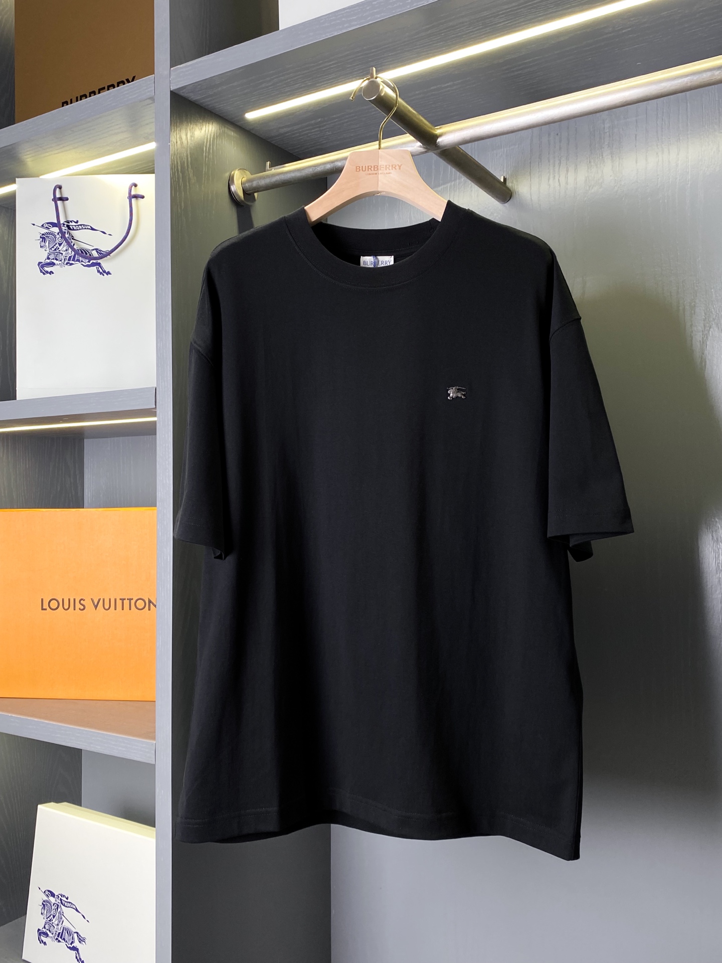 NO:786961,Product code 110010370810 Metallic equestrian knight logo cotton short-sleeves (with full set of packaging) [BUR's top product, the treasure of the store] [ready for delivery in seconds] 2026 spring and summer series, metal equestrian patterns, unisex cotton round-neck short-sleeves. BUR's ace channel kills all versions on the market. It can only be said that it is not on the same level at all.  We are not afraid of any challenges in terms of material, detail restoration and craftsmanship, just to provide everyone with excellent products. T-shirts are made of medium-thick plain cotton fabric and present a slim fit. The round neck style is low-key embellished with a retro-looking metal Equestrian Knight logo (EKD), echoing the protective armor material. The core design of this T-shirt is the finishing touch of the entire look. It abandons the regular arrangement of embroidery patterns and uses exquisite and small customized hardware knight war horses, which is simple but not simple!  This design not only retains the brand's iconic elements, but also injects a sense of modern art and a relaxed atmosphere, which perfectly matches the vitality and freshness of early spring. The wearing experience is made of lightweight plain cotton fabric, ensuring comfort and breathability against the skin. The casual fit and round neck design set the overall relaxed and lazy tone, and are the key to improving the fashion style of the inner wear.  It highlights the sense of fashion in the modern city. The upper body is elegant and the effect is excellent. The matching is more worry-free and labor-saving. Whether it is leisure sports or high street travel, it can be easily controlled!  !  The overall touch of the pure cotton high-count fabric is extremely comfortable, and the skin-friendly effect is also excellent. The OV version also has a perfect dressing effect, which perfectly meets the needs of various wearing occasions. It is extremely extraordinary, the grade and charm are extremely outstanding, and it can better highlight the brand specifications and your pursuit of fashion!  !  As a fan of bbr, this should be a style not to be missed. All the items are now in stock, so everyone is ready to buy them for themselves!  !  There are five sizes: S, M, L, XL, and XXL. For size data, please go to the size chart to view, Burberry-clothing, burberry, T-shirt, tees, t-shirt,19860909商品编码110010370810 金属马术骑士徽标棉质短袖（配全套包装）【BUR王牌尖货,镇店之宝】【现货秒发】2026年春夏系列,金属马术图案,男女同款棉质圆领短袖. BUR王牌渠道 秒杀市面上一切版本 只能说根本就不是一个级别的存在 不管是材质还是细节还原度以及工艺制作方面不惧任何挑战,只为给大家奉献绝妙产物 T 恤衫,选用中厚平织棉面料打造,呈现修身版型.圆领款式,低调点缀复古感金属马术骑士徽标（EKD）,呼应防护盔甲材质. 设计核心这款T恤是整套造型的点睛之笔.它摒弃了刺绣图案规整排列,采用精致小巧定制五金骑士战马,简约而不简单！这种设计既保留了品牌的标志性元素,又注入了现代艺术感与轻松氛国,完美契合早春的活力与清新. 穿着体验采用轻盈平织棉面料,保证贴肤的舒适性与透气性.休闲版型与圆领设计奠定了整体轻松慵懒的基调,是提升造型时尚度的关键内搭. 凸显现代都市的时尚感,上身大气出彩,效果极佳,搭配更是省心省力,无论是休闲运动还是高街出行,都能轻松驾驭！！纯棉的高支数面料整体的触感极为舒适,亲肤效果也是极佳.且OV版型方面也是完美穿搭效果,完美的符合各种穿搭场合的所需.极为非凡,档次与魅力更是极为的出色亮眼,更能够彰显品牌规格与你对于时尚的追求！！作为bbr的粉丝,应该是不容错过的款式,现货均已入仓,大家自己抢购！！ 码数有五个S、M、L、XL、XXL 尺码数据请移步尺码表查看,博柏利-服装,burberry,T-shirt,tees，t-shirt,,Women's clothing
