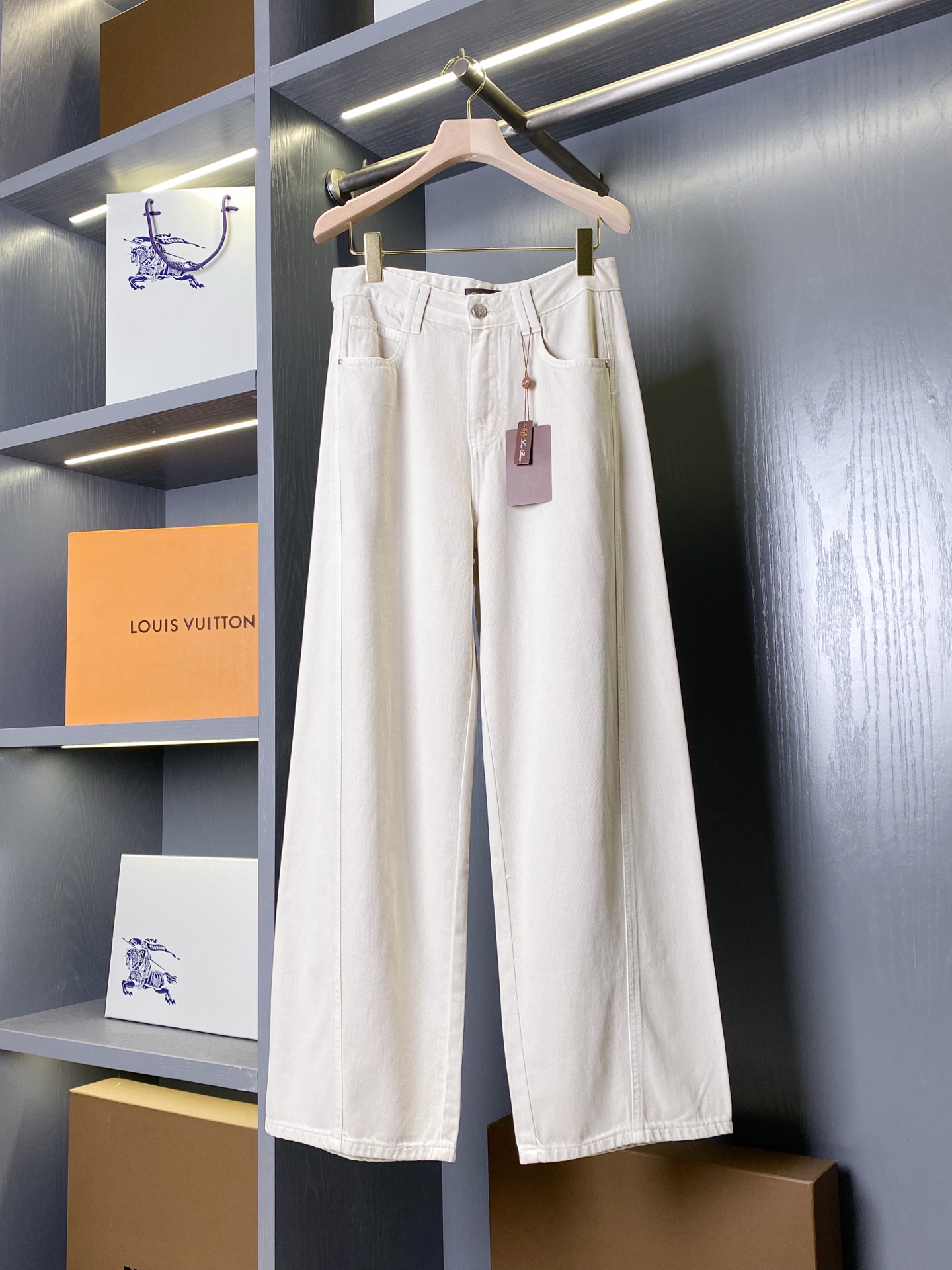 NO:786949,Product code 1100105115832 LP women’s wide-legged scimitar-fit jeans (with full set of carton packaging) [without packaging-15] Loro Piana | White denim pants [hardware details · low-key luxury] full set of custom molded hardware, replica of the brand’s classic logo. LP’s trump channel kills all versions on the market. It can only be said that they are not on the same level at all.  We are not afraid of any challenges in terms of materials, detail restoration and craftsmanship, just to provide you with wonderful products. Details of hardware accessories  The main buckle is made of matte white copper, with the LP brand logo embossed on the surface. It is wear-resistant and not easy to oxidize, and opens and closes smoothly without jamming. Accessories such as side seam studs and zipper pullers have been treated with anti-corrosion and blend perfectly with the white denim background. There is no obtrusive metal reflection, showing a high-end texture. The leather tags on the waistband and pockets are made of the brand's iconic calf horn leather, and the stencil embossing process is clear and three-dimensional. Every detail tells the rigor of Italian craftsmen. [Fabric texture ·  Luxurious, soft and skin-friendly]  LP's signature high-count long-staple cotton denim fabric is selected, combined with trace amounts of elastic fiber, to create an excellent texture that is 'soft but not collapsed, hard but not stiff.' The fabric is treated with a special washing process and presents a warm milky white tone. It is not easy to yellow, does not deform after long-term wear, and has a soft matte texture. It is skin-friendly and breathable, while taking into account the wear-resistant and anti-wear properties of the denim fabric. It feels soft and waxy like clouds, but the upper body has a drapey bone feel, which is a perfect balance between comfort and stiffness.  It adopts the twill texture woven by old-fashioned looms. The cloth surface is fine and smooth, without the roughness of cheap denim, and has a low-key luxury luster. [Style tailoring · Slimming ceiling] High-definition three-dimensional split wide-leg scimitar trousers, specially tailored for Asian figures, not flattering the legs and not compressing the body.  1. The high-waist design + double-cutting line in the front and center visually lengthens the leg line vertically. Hip width, leg thickness, and O-shaped legs can all be modified with one click, easily creating a 'straight leg filter' effect. 2. The slightly wide trouser legs are in a natural scimitar arc, and the nine-minute length of the trouser legs are just enough to expose the ankles, which not only avoids dragging on the floor, but also quietly hides the imperfect calf lines.  The three-dimensional double-needle stitching process on the 3 side seams replicates traditional tailoring techniques. Each seam accurately fits the curves of the human body, giving it a relaxed and high-end atmosphere when walking. This white cow is a classic evergreen model of the LP family. It has no redundant logo, but is full of high-end sense in the fabric, hardware and tailoring. Whether it is paired with a cashmere sweater, a suit or a sweatshirt, it can easily support a simple and elegant style. It is a versatile pair of pants that will not go out of style in the wardrobe for ten years.  Size S-XL, women's clothing, loro piana, loro piana, hoodie, sweatshirts, jeans, business suit,19860909商品编码1100105115832 LP女士阔腿大弯刀版型牛仔裤（配全套纸盒包装）【不配包装-15】 Loro Piana 诺悠翩雅 | 白牛仔神裤【五金细节 · 低调奢感】全套定制开模五金,复刻品牌经典标识. LP王牌渠道 秒杀市面上一切版本 只能说根本就不是一个级别的存在 不管是材质还是细节还原度以及工艺制作方面不惧任何挑战,只为给大家奉献绝妙产物 五金辅料细节 主扣采用哑光白铜材质,表面压印LP品牌徽标,耐磨不易氧化,开合顺滑不卡顿.侧缝撞钉、拉链头等配件均经过抗腐蚀处理,与白色牛仔底色完美融合,无突兀金属反光,尽显高级质感.裤腰、口袋处的皮革吊牌为品牌标志性小牛角皮材质,钢印压花工艺清晰立体,每一处细节都在诉说着意大利匠人的严谨.【面料质感 · 奢柔亲肤】 选用LP标志性的高支长绒棉牛仔面料,搭配微量弹力纤维,打造出“软而不塌、硬而不僵”的绝佳质感.面料经过特殊水洗工艺处理,呈现温润的奶白色调,不易泛黄、久穿不变形,自带柔和的哑光肌理.亲肤透气的同时,兼顾牛仔面料的耐磨抗造特性,摸上去软糯如云,上身却自带垂坠骨感,完美平衡舒适与挺括. 采用老式织布机织造的斜纹肌理,布面细腻平整,没有廉价牛仔的粗糙感,自带低调的奢华光泽.【版型剪裁 · 显瘦天花板】 高定立体分割阔腿弯刀裤型,专为亚洲身材量身打造,不挑腿型不压个子. 1高腰设计+前中双分割线剪裁,视觉上纵向拉长腿线,胯宽、腿粗、O型腿都能一键修饰,轻松穿出“直腿滤镜”效果. 2微阔的裤管呈自然弯刀弧度,裤脚九分长度刚好露出脚踝,既避免了拖地拖沓,又能悄悄藏住不完美的小腿线条. 3侧缝立体双针走线工艺,复刻传统裁缝技艺,每一道缝线都精准贴合人体曲线,走动间自带松弛慵懒的高级氛围感. 这条白牛是LP家的经典常青款,没有多余的logo,却在面料、五金和剪裁里写满了高级感,无论是搭配羊绒衫、西装还是卫衣,都能轻松撑起简约贵气的穿搭调性,是衣柜里穿十年都不会过时的百搭神裤. 码数S-XL,女装,loro piana,loro piana,hoodie,sweatshirts,jeans,business suit,,Women's clothing