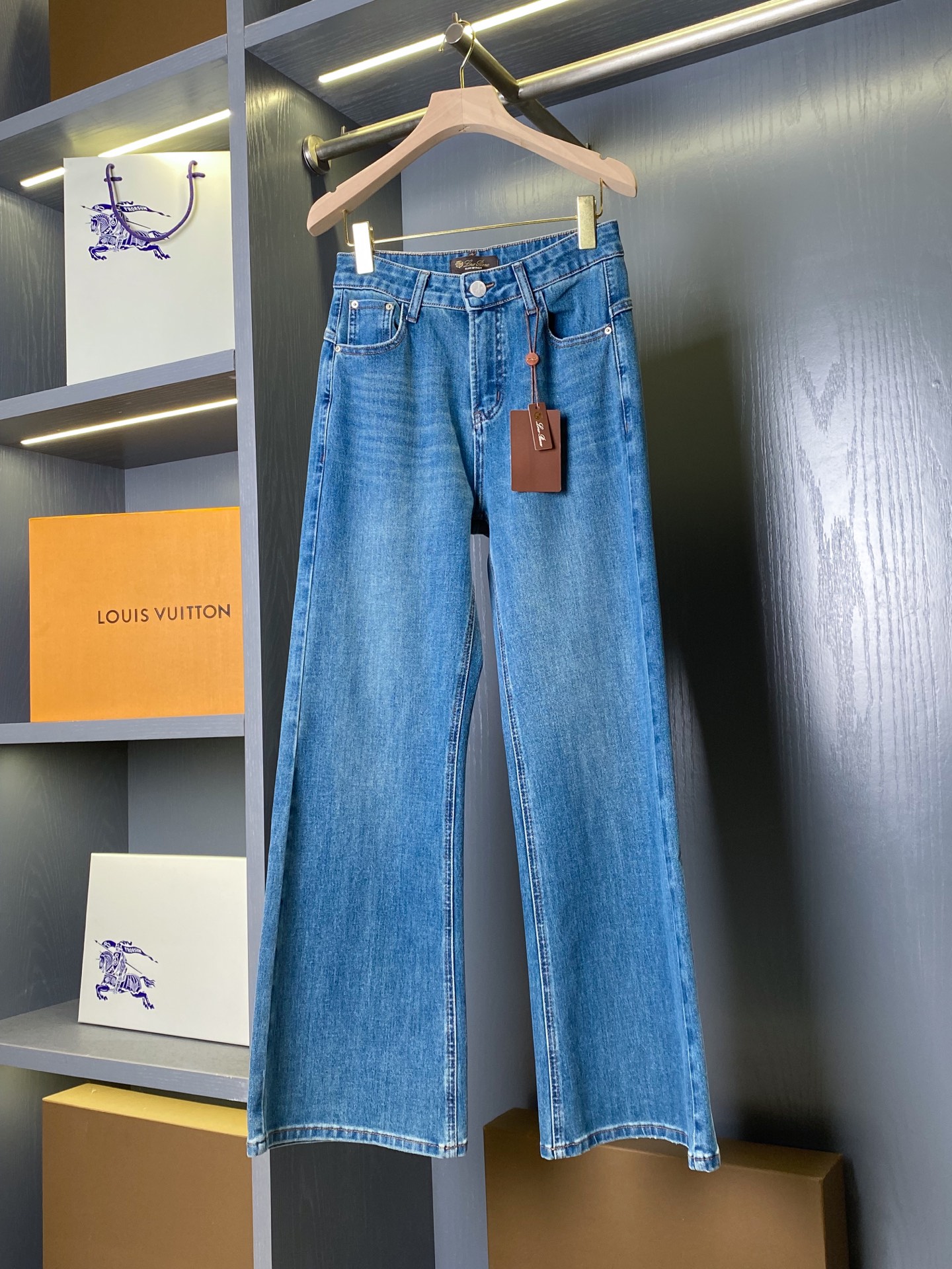 NO:786964,Product code 1100105115832 LP women’s LP women’s leg-slimming jeans with embroidered letters on the back pocket (comes with a full set of carton packaging) [without packaging-15] Loro Piana | Classic washed blue wide-leg jeans [Hardware details · low-key luxury] A full set of customized brand exclusive hardware, every detail is full of Italian craftsmanship. LP’s ace channel kills all versions on the market. It can only be said that it is not of the same level at all.  We are not afraid of any challenges in terms of materials, detail restoration and craftsmanship, just to provide you with wonderful products. Details of hardware accessories  The main buckle adopts matte brushing process, and the brand logo is engraved on the surface. It is wear-resistant and oxygen-resistant, and can maintain a delicate texture even after long-term wear. It opens and closes smoothly without jamming. Pocket studs, zippers and other accessories are all anti-corrosion custom-made, perfectly integrated with the washed denim background color, without any abrupt reflection, showing a high-end and restrained low-key aesthetic. The brand leather tag on the back waist uses the brand's iconic top layer  It is made of cowhide, with a hot stamping logo embossed on the surface. The leather surface is delicate and soft, and the edges are neatly cut. It echoes the distressed texture of the jeans body and shows the identity in a low-key way. The brand embroidery on the back pocket uses imported high-density embroidery thread, with fine three-dimensional stitching and soft luster. It shows exquisite details and highlights on the washed blue denim background, which is unobtrusive but highly recognizable. [Fabric texture  · Luxurious, soft and smooth】  LP's iconic high-count Xinjiang long-staple cotton denim fabric is selected, combined with trace amounts of elastic fiber, to create a fairy texture that is 'soft but not collapsed, hard but not stiff'. The fabric has been washed with enzymes for many times + stone grinding process, showing a natural and soft retro blue tone, with a slightly aged cat whisker texture, the color is warm and not dazzling, not easy to fade, not deformed after long wear, and has a smell with time. The cloth surface has been specially processed  Polished, it feels as soft and waxy as clouds, without the rough and stiff feeling of ordinary denim. It has no sense of restraint when worn next to the skin, but has just the right drapey bone texture, and the lines are neat and relaxed when walking. The twill texture is fine and smooth, with a soft matte luster, and a full sense of high-end. At the same time, it takes into account the wear-resistant and anti-wear properties of denim fabrics, making it easy to control for daily commuting and leisure. [Style tailoring  · Slimming Pants] The high-waisted, wide-legged and slightly flared version is specially designed for Asian figures. It does not pick up the leg shape and does not compress the body, and can be easily worn to achieve the golden ratio. 1. High-waist design + slightly waisted tailoring, one-click to raise the waistline, optimize the head-to-body ratio, and visually transform into a '37-point' figure in seconds.  2. The trouser leg hangs naturally from the crotch, and the slightly wide straight lines modify the width of the crotch, thick legs, and O-shaped legs, and the trouser legs are slightly spread out, giving it a retro sense of relaxation and full flesh-hiding effect. 3. The three-dimensional double-needle stitching process replicates traditional tailoring techniques, and the side seams and trouser legs are neatly and smoothly stitched. Each line accurately fits the curves of the human body, giving it a lazy and noble atmosphere when walking.  The boot-cut design of the trousers is just right at the floor, and is suitable for pairing with thick-soled shoes or sneakers. It can easily create a casual and high-end style. It is an evergreen style that will not go out of style in the wardrobe for ten years. This washed blue denim has no unnecessary exaggerated design, but is full of Loro in the fabric, hardware and tailoring.  Piana's brand style, whether paired with cashmere sweaters, suits or sweatshirts, can support a simple and elegant style of dressing. It is a 'universal and versatile style' worth buying in the wardrobe. Size S-XL, women's clothing, loro piana, loro piana, sneakers, hoodie, sweatshirts, jeans, business suit, cowhide, gold,19860909商品编码1100105115832 LP女士后袋刺绣字母修腿版型牛仔裤（配全套纸盒包装）【不配包装-15】 Loro Piana 诺悠翩雅 | 经典水洗蓝阔腿牛仔裤【五金细节 · 低调奢雅】全套定制品牌专属五金,每一处细节都写满意大利匠造的考究. LP王牌渠道 秒杀市面上一切版本 只能说根本就不是一个级别的存在 不管是材质还是细节还原度以及工艺制作方面不惧任何挑战,只为给大家奉献绝妙产物 五金辅料细节 主扣采用哑光拉丝工艺,表面镌刻品牌徽标,耐磨抗氧,久穿也能保持细腻质感,开合顺滑不卡顿.口袋撞钉、拉链等配件均为防腐蚀定制款,与水洗牛仔底色完美融合,无突兀反光,尽显高级克制的低调美学.后腰的品牌皮牌选用品牌标志性的头层牛皮,表面压印烫金logo,皮面细腻柔软,边缘切割工整,与牛仔裤身的做旧质感呼应,低调彰显身份.后袋的品牌刺绣采用进口高密绣线,针脚细密立体,光泽柔和,在水洗蓝牛仔底色上呈现出精致的细节亮点,不张扬却极具辨识度.【面料质感 · 奢柔垂顺】 选用LP标志性的高支新疆长绒棉牛仔面料,搭配微量弹力纤维,打造出“软而不塌、硬而不僵”的神仙质感.面料经过多次酵素水洗+石磨工艺,呈现自然柔和的复古蓝调,自带轻微做旧猫须纹理,颜色温润不刺眼,不易褪色、久穿不变形,越穿越有味道.布面经过特殊打磨处理,触感软糯如云,完全没有普通牛仔的粗糙硬挺感,贴肤穿着毫无束缚感,却自带恰到好处的垂坠骨感,走动间线条利落又松弛.斜纹肌理细腻平整,自带柔和哑光光泽,高级感拉满,同时兼顾牛仔面料的耐磨抗造特性,日常通勤、休闲都能轻松驾驭.【版型剪裁 · 显瘦神裤】 专为亚洲身材量身打造的高腰阔腿微喇版型,不挑腿型不压个子,轻松穿出黄金比例. 1高腰设计+微收腰剪裁,一键拉高腰线,优化头身比,视觉上秒变“三七分”身材. 2裤管从胯部自然垂落,微阔的直筒线条修饰胯宽、腿粗、O型腿,到裤脚微微散开,自带复古松弛感,藏肉效果拉满. 3立体双针走线工艺复刻传统裁缝技艺,侧缝与裤脚的缝线工整流畅,每一道都精准贴合人体曲线,走动间自带慵懒贵气的氛围感. 裤长刚好及地的微喇设计,搭配厚底鞋或运动鞋都很适配,轻松打造随性又高级的穿搭风格,是衣柜里穿十年都不会过时的常青款. 这条水洗蓝牛仔,没有多余的夸张设计,却在面料、五金和剪裁里藏满了Loro Piana的品牌格调,不管是搭配羊绒衫、西装还是卫衣,都能撑起简约贵气的穿搭调性,是衣柜里值得入手的“万能百搭款”. 码数S-XL,女装,loro piana,loro piana,sneakers,hoodie,sweatshirts,jeans,business suit,cowhide,gold,,Women's clothing