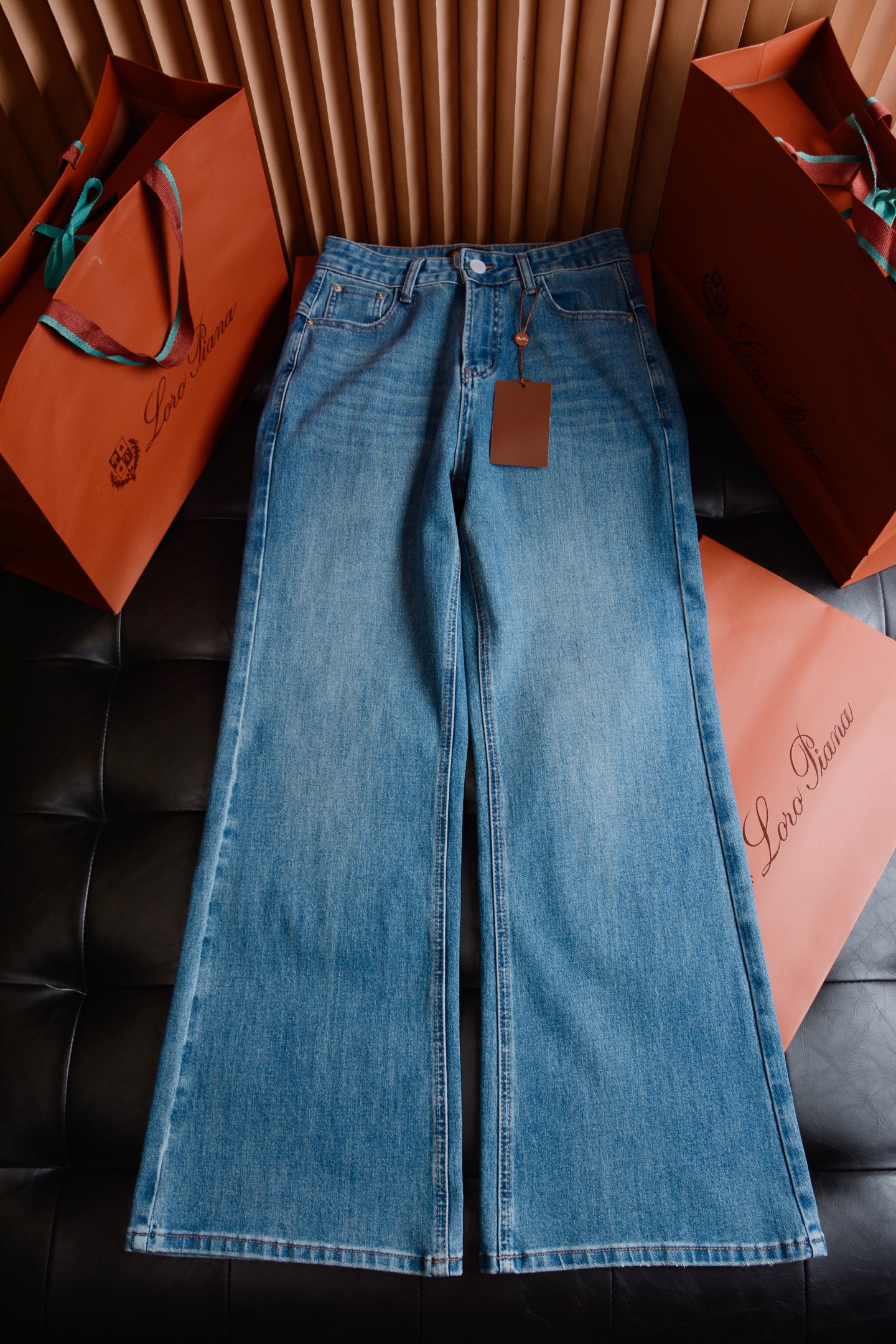 NO:786968,Hardware accessories details  The main buckle adopts matte brushing process, and the brand logo is engraved on the surface. It is wear-resistant and oxygen-resistant, and can maintain a delicate texture even after long-term wear. It opens and closes smoothly without jamming. Pocket studs, zippers and other accessories are all anti-corrosion custom-made, perfectly integrated with the washed denim background color, without any abrupt reflection, showing a high-end and restrained low-key aesthetic. The brand leather tag on the back waist uses the brand's iconic top layer  It is made of cowhide, with a hot stamping logo embossed on the surface. The leather surface is delicate and soft, and the edges are neatly cut. It echoes the distressed texture of the jeans body and shows the identity in a low-key way. The brand embroidery on the back pocket uses imported high-density embroidery thread, with fine three-dimensional stitching and soft luster. It shows exquisite details and highlights on the washed blue denim background, which is unobtrusive but highly recognizable. [Fabric texture  · Luxurious, soft and smooth】  LP's iconic high-count Xinjiang long-staple cotton denim fabric is selected, combined with trace amounts of elastic fiber, to create a fairy texture that is 'soft but not collapsed, hard but not stiff'. The fabric has been washed with enzymes for many times + stone grinding process, showing a natural and soft retro blue tone, with a slightly aged cat whisker texture, the color is warm and not dazzling, not easy to fade, not deformed after long wear, and has a smell with time. The cloth surface has been specially processed  Polished, it feels as soft and waxy as clouds, without the rough and stiff feeling of ordinary denim. It has no sense of restraint when worn next to the skin, but has just the right drapey bone texture, and the lines are neat and relaxed when walking. The twill texture is fine and smooth, with a soft matte luster, and a full sense of high-end. At the same time, it takes into account the wear-resistant and anti-wear properties of denim fabrics, making it easy to control for daily commuting and leisure. [Style tailoring  · Slimming Pants] The high-waisted, wide-legged and slightly flared version is specially designed for Asian figures. It does not pick up the leg shape and does not compress the body, and can be easily worn to achieve the golden ratio. 1. High-waist design + slightly waisted tailoring, one-click to raise the waistline, optimize the head-to-body ratio, and visually transform into a '37-point' figure in seconds.  2. The trouser leg hangs naturally from the crotch, and the slightly wide straight lines modify the width of the crotch, thick legs, and O-shaped legs, and the trouser legs are slightly spread out, giving it a retro sense of relaxation and full flesh-hiding effect. 3. The three-dimensional double-needle stitching process replicates traditional tailoring techniques, and the stitching of the side seams and trouser legs is neat and smooth. Each line accurately fits the curve of the human body, giving it a lazy and noble atmosphere when walking., women's clothing, loro  piana,jeans,cowhide,gold,19860909五金辅料细节 主扣采用哑光拉丝工艺,表面镌刻品牌徽标,耐磨抗氧,久穿也能保持细腻质感,开合顺滑不卡顿.口袋撞钉、拉链等配件均为防腐蚀定制款,与水洗牛仔底色完美融合,无突兀反光,尽显高级克制的低调美学.后腰的品牌皮牌选用品牌标志性的头层牛皮,表面压印烫金logo,皮面细腻柔软,边缘切割工整,与牛仔裤身的做旧质感呼应,低调彰显身份.后袋的品牌刺绣采用进口高密绣线,针脚细密立体,光泽柔和,在水洗蓝牛仔底色上呈现出精致的细节亮点,不张扬却极具辨识度.【面料质感 · 奢柔垂顺】 选用LP标志性的高支新疆长绒棉牛仔面料,搭配微量弹力纤维,打造出“软而不塌、硬而不僵”的神仙质感.面料经过多次酵素水洗+石磨工艺,呈现自然柔和的复古蓝调,自带轻微做旧猫须纹理,颜色温润不刺眼,不易褪色、久穿不变形,越穿越有味道.布面经过特殊打磨处理,触感软糯如云,完全没有普通牛仔的粗糙硬挺感,贴肤穿着毫无束缚感,却自带恰到好处的垂坠骨感,走动间线条利落又松弛.斜纹肌理细腻平整,自带柔和哑光光泽,高级感拉满,同时兼顾牛仔面料的耐磨抗造特性,日常通勤、休闲都能轻松驾驭.【版型剪裁 · 显瘦神裤】 专为亚洲身材量身打造的高腰阔腿微喇版型,不挑腿型不压个子,轻松穿出黄金比例. 1高腰设计+微收腰剪裁,一键拉高腰线,优化头身比,视觉上秒变“三七分”身材. 2裤管从胯部自然垂落,微阔的直筒线条修饰胯宽、腿粗、O型腿,到裤脚微微散开,自带复古松弛感,藏肉效果拉满. 3立体双针走线工艺复刻传统裁缝技艺,侧缝与裤脚的缝线工整流畅,每一道都精准贴合人体曲线,走动间自带慵懒贵气的氛围感.,女装,loro piana,jeans,cowhide,gold,,Women's clothing