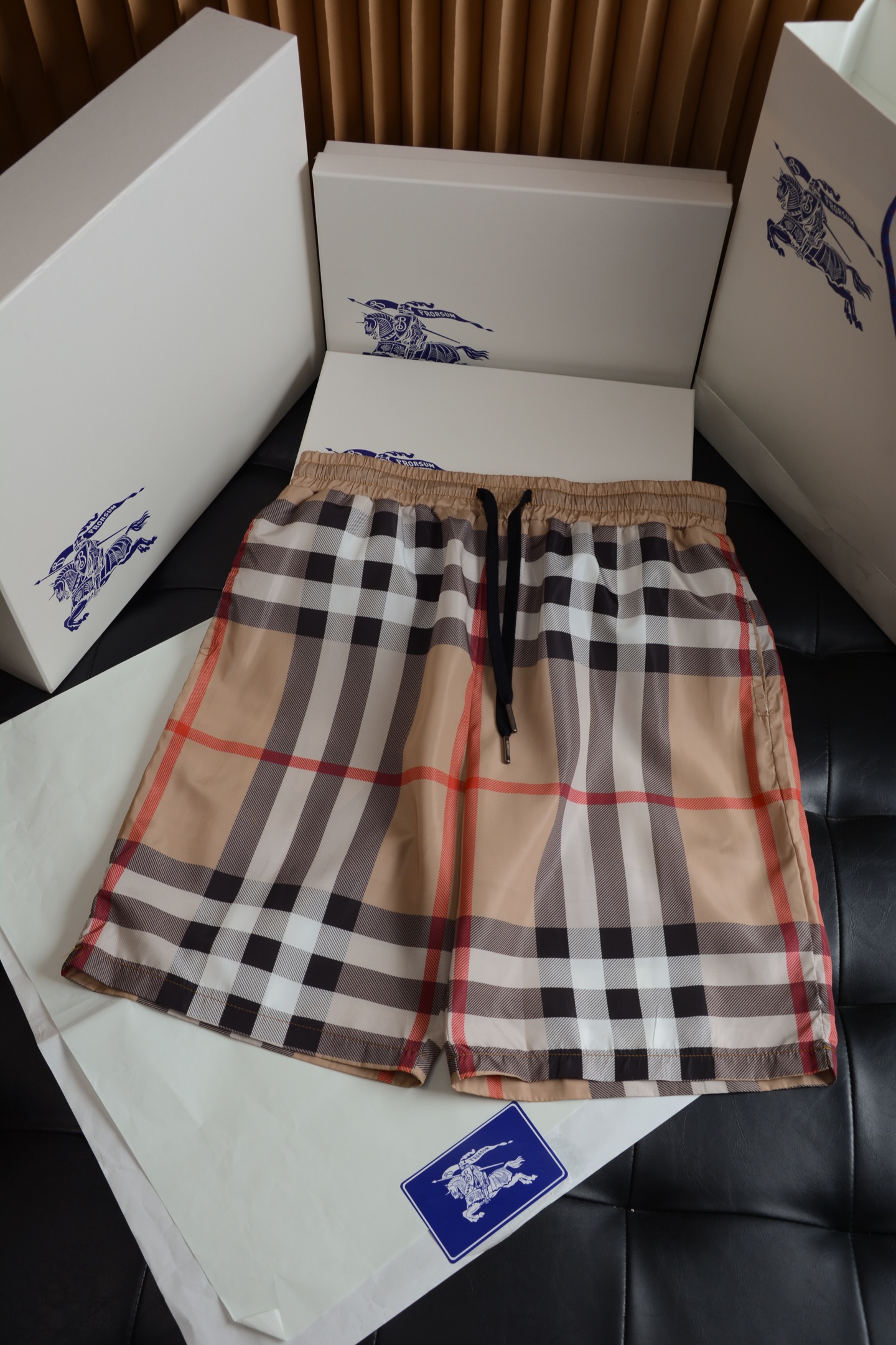 NO:786981,The classic large plaid symmetrical design with breathable lining gives a comfortable wearing experience. It is definitely the most fashionable representative among luxury brands. How can there be no shortage of BUR this summer? This sports street style is the best matching item for BUR fans in summer. It is an absolute treasure and a must-have shorts series for trendy men and trendy women!  !  ,Burberry-clothing,burberry,shorts,19860909经典的大格纹对称设计,配以透气性内衬赋予舒适穿着体验.在奢侈品牌里绝对是最洋气的代表,这个夏季怎可缺少BUR的身影呢,这款运动街风便是我献给BUR粉丝夏季最佳的搭配单品,绝对的珍品,潮男潮女必入的短裤系列！！,博柏利-服装,burberry,shorts,,Women's clothing