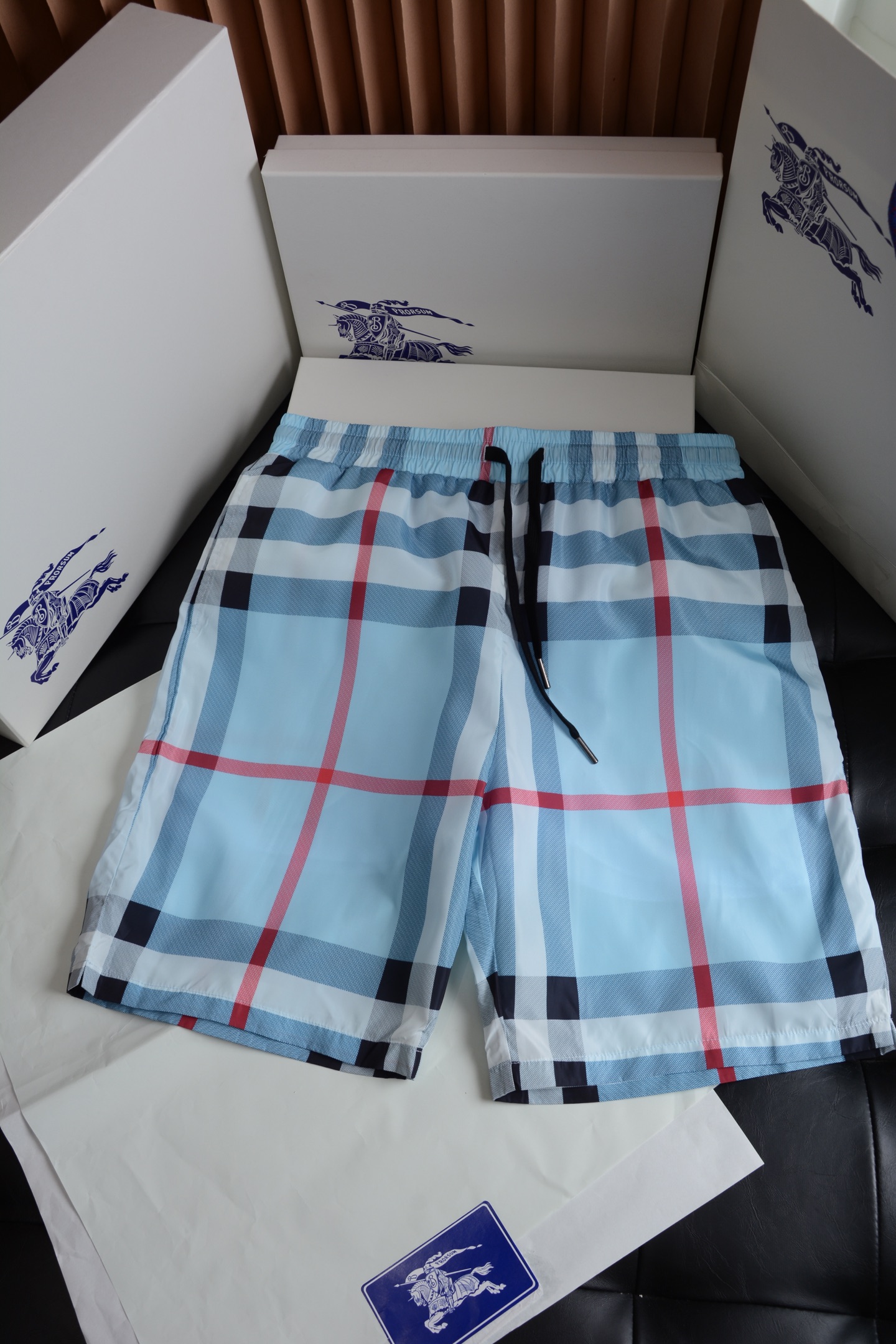 NO:786938,Very personalized design, classic plaid style, looks more stylish, charming and luxurious. Compared with conventional luxury brands, it has a better fashion personality and grasps the overall degree very well. In terms of visual effect, the iconic plaid is particularly eye-catching and the overall looseness  The version configuration is more youthful and sporty, highlighting the fashion sense of modern cities. The upper body is elegant and the effect is excellent. The matching is more worry-free and labor-saving. Even the simplest white T can have an extremely colorful effect. Whether it is leisure sports or high street travel, it can be easily controlled!  !  ,Burberry-clothing,19860909十分个性的设计,经典的格纹款式,显得更具格调魅力跟奢华气息,比起常规的奢侈品牌来说,它更佳的时髦个性,将整体这个度把握的相当之好,在视觉效果上格纹标志性就显的特别夺眼,整体宽松的版型配置,更具青春运动风格,凸显现代都市的时尚感,上身大气出彩,效果极佳,搭配更是省心省力,就算是最简单的白T都能有着极其出彩的效果,无论是休闲运动还是高街出行,都能轻松驾驭！！,博柏利-服装,,Women's clothing