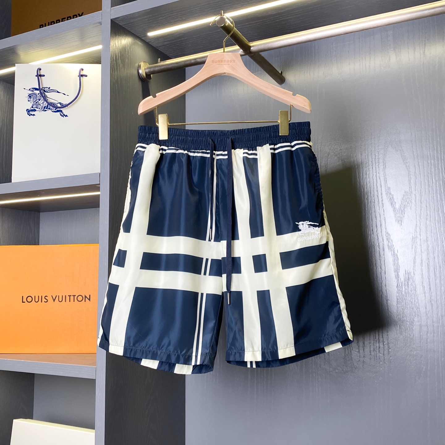 NO:786943,Product code 110010976832 BBR plaid drawstring knight war horse embroidered shorts (-with full set of carton packaging) [without packaging-15] BUR's trump channel, European and American private goods, simultaneous official website listing, counter price of 3,000, both casual and high street, century-old classic plaid, same casual drawstring swimming shorts and sports shorts for men and women!  !  This year's first BUR plaid casual sports shorts have arrived, and the high-street sports and leisure style has arrived again. The super symmetrical plaid design and super handsome upper body effect are available online at the same time in various buyer stores. It is a must-have item for high-end fans!  !  The classic large plaid symmetrical design with knight war horse embroidery, coupled with breathable lining gives a comfortable wearing experience. It is definitely the most fashionable representative among luxury brands. How can BUR be missing this summer? This sports street style is the best matching item for BUR fans in summer. It is an absolute treasure and a must-have shorts series for trendy men and trendy women!  !  Very personalized design, classic plaid style, looks more stylish, charming and luxurious. Compared with conventional luxury brands, it has a better fashion personality and grasps the overall degree very well. In terms of visual effect, the iconic plaid is particularly eye-catching and the overall looseness  The version configuration is more youthful and sporty, highlighting the fashion sense of modern cities. The upper body is elegant and the effect is excellent. The matching is more worry-free and labor-saving. Even the simplest white T can have an extremely colorful effect. Whether it is leisure sports or high street travel, it can be easily controlled!  !  The original raw material polyester fiber supplied by the customer is soft, delicate and breathable. You can enjoy the unrestrained pleasure of wearing it. Summer is coming, so you need to collect good things in advance. This new BUR model, if you love high-end fashion, you shouldn’t miss it!  !  !  !  !  !  An absolute hit, just rely on your hand speed!  !  All ready goods have been warehoused, looking forward to your wonderful combination!  There are 4 sizes, S, M, L,19860909商品编码110010976832 BBR格纹抽绳骑士战马刺绣短裤（-配全套纸盒包装）【不配包装-15】BUR王牌渠道,欧美私单货,同步官网上架、柜台售价三千,休闲高街兼备,百年经典格纹,男女同款休闲抽绳游泳短裤,运动短裤！！ 本年度首款BUR格纹休闲运动短裤驾到,高街运动休闲风格再次驾到,超强的格纹对称设计,超帅的上身效果,同步各地买手店在线发售,高端粉丝必入单品！！ 经典的大格纹对称设计骑士战马刺绣,配以透气性内衬赋予舒适穿着体验.在奢侈品牌里绝对是最洋气的代表,这个夏季怎可缺少BUR的身影呢,这款运动街风便是我献给BUR粉丝夏季最佳的搭配单品,绝对的珍品,潮男潮女必入的短裤系列！！ 十分个性的设计,经典的格纹款式,显得更具格调魅力跟奢华气息,比起常规的奢侈品牌来说,它更佳的时髦个性,将整体这个度把握的相当之好,在视觉效果上格纹标志性就显的特别夺眼,整体宽松的版型配置,更具青春运动风格,凸显现代都市的时尚感,上身大气出彩,效果极佳,搭配更是省心省力,就算是最简单的白T都能有着极其出彩的效果,无论是休闲运动还是高街出行,都能轻松驾驭！！ 客供原厂原料面料聚酯纤维,质地柔软细腻且透气,享受无拘束的穿着快感,夏天就要来了,好东西要提前收藏,这款BUR新款,想必钟爱高端时尚感的你,应该不会错过吧！！！！！！ 绝对的人气爆款,各凭手速吧！！ 现货均已入仓,期待你们的精彩搭配！ 码数有4个,S、M、L、XL 尺码数据请移步尺码表查看,博柏利-服装,burberry,shorts,,Women's clothing