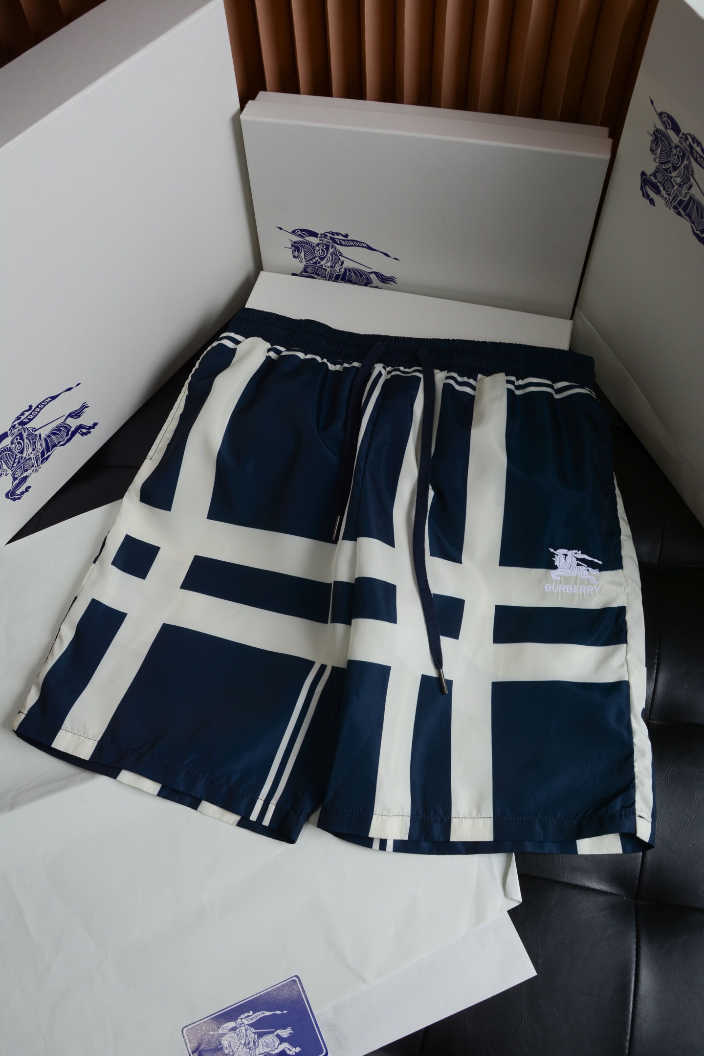 NO:786948,The classic large plaid symmetrical design with knight war horse embroidery, coupled with breathable lining gives a comfortable wearing experience. It is definitely the most fashionable representative among luxury brands. How can BUR be missing this summer? This sports street style is the best matching item for BUR fans in summer. It is an absolute treasure and a must-have shorts series for trendy men and trendy women!  !  ,Burberry-clothing,burberry,shorts,19860909经典的大格纹对称设计骑士战马刺绣,配以透气性内衬赋予舒适穿着体验.在奢侈品牌里绝对是最洋气的代表,这个夏季怎可缺少BUR的身影呢,这款运动街风便是我献给BUR粉丝夏季最佳的搭配单品,绝对的珍品,潮男潮女必入的短裤系列！！,博柏利-服装,burberry,shorts,,Women's clothing