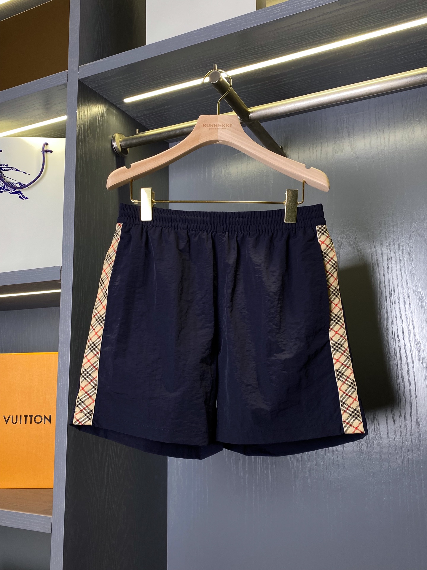 NO:786886,Product code 1100111100806 BBR side diagonal plaid casual drawstring shorts (-with full set of carton packaging) [not included in packaging-15] Bur side plaid casual shorts | low-key luxury, texture is king. This Burberry plaid casual shorts hides British classics in details and uses texture to highlight style. The hardware, fabric and version are triple exquisite, easily adaptable to multiple scenes. Same style for men and women. BUR trump channel  It kills every version on the market. It can only be said that it is not of the same level at all. No matter in terms of materials, detail restoration and craftsmanship, we are not afraid of any challenges, just to provide everyone with wonderful products. The hardware details have a warm texture and hidden brand recognition.  The waistband adopts custom-made matte texture drawstring hardware, and the surface has been treated with anti-oxidation plating. The color is fine and non-glaring, harmoniously echoing the color of the trousers, low-key and not exaggerated. The drawstring adjustment is smooth and not stuck, and there is no cheap loose feeling. The side pocket zipper adopts brand-specific hardware, with precise bite and no noise when pulling. The exclusive luxury brand texture is hidden in the details, which is restrained and high-end. The fabric technology is light and thin, breathable and quick-drying.  The whole piece is made of brand-customized high-density polyester fiber woven fabric, which presents a delicate and natural texture on a solid color base. The side straps are woven into Burberry's iconic Vintage plaid, with neat alignment and bright colors.  The transition is soft, showing the British style under the light and shadow. The fabric is light and skin-friendly, with inherent stiffness. The upper body is not soft or clinging to the flesh. It has both breathability and drape. It is not stuffy and sweaty when worn in summer. It is not easy to deform or pill after being washed for a long time, and the texture is online.  The cut is neat and loose, not flattering on the body shape  Adopting a classic slightly loose straight fit, the trousers are neat and not draggy. The waistband is designed with elasticity, which can adapt to a wider range of waistlines without being too picky about the figure. The trousers are at a prime position above the knee, and the side plaid ribbon extends from the waistband to the trousers, visually modifying the proportions of the legs. The overall cut is clean and neat, and the upper body can modify the body shape without appearing restrictive. Whether it is paired with a T-shirt, a sweatshirt or a shirt, it can create a relaxed and high-end atmosphere.  These side plaid casual shorts are an excellent choice to wear Burberry's classics into daily life. They are low-key and unobtrusive, but full of texture details. They can easily be used as versatile textures in men's wardrobe. Size S-XL, Burberry - Clothing, burberry, hoodie, sweatshirts, shorts, shirts, tees, t-shirt, gold,19860909商品编码1100111100806 BBR侧边斜格纹休闲抽绳短裤（-配全套纸盒包装）【不配包装-15】Bur侧边格纹休闲短裤｜低调奢感,质感为王这一款Burberry格纹休闲短裤,把英伦经典藏进细节,用质感彰显格调,五金、面料、版型三重考究,轻松适配多场景穿搭.男女同款 BUR王牌渠道 秒杀市面上一切版本 只能说根本就不是一个级别的存在 不管是材质还是细节还原度以及工艺制作方面不惧任何挑战,只为给大家奉献绝妙产物 五金细节温润质感,暗藏品牌辨识度 腰头采用定制的哑光质感抽绳五金头,表面经过防氧化电镀处理,色泽细腻不刺眼,与裤身色调和谐呼应,低调不浮夸.抽绳调节顺滑不卡顿,无廉价松动感.侧袋拉链采用品牌专用五金件,咬合精密,拉动时无杂音,细节里藏着专属的奢牌质感,内敛又高级. 面料工艺轻薄肌理,透气速干 整件采用品牌定制的高密聚酯纤维梭织面料,在纯色基底上呈现细腻自然的肌理感,侧边饰带织入Burberry标志性Vintage格纹,格纹对位工整,色彩过渡柔和,在光影下尽显英伦格调.面料触感轻薄亲肤,自带挺括度,上身不软塌、不贴肉,兼具透气性与垂坠感,夏天穿也不闷汗,久洗不易变形、起球,质感在线. 版型剪裁利落松弛,不挑身形 采用经典的微宽松直筒版型,裤型利落不拖沓,腰头为弹力松紧设计,对腰围的适配范围更广,不挑身材；裤长及膝上黄金位置,侧边格纹饰带从腰头延伸至裤脚,视觉上修饰腿型比例.整体剪裁干净利落,上身既能修饰身形,又不会显得拘谨,无论是搭配T恤、卫衣还是衬衫,都能穿出松弛又高级的氛围感. 这件侧边格纹休闲短裤,是把Burberry的经典穿进日常的绝佳选择,低调不张扬,却处处都是质感细节,轻松拿捏男士衣橱里的百搭质感担当. 码数S-XL,博柏利-服装,burberry,hoodie,sweatshirts,shorts,shirts,tees，t-shirt,gold,,Women's clothing