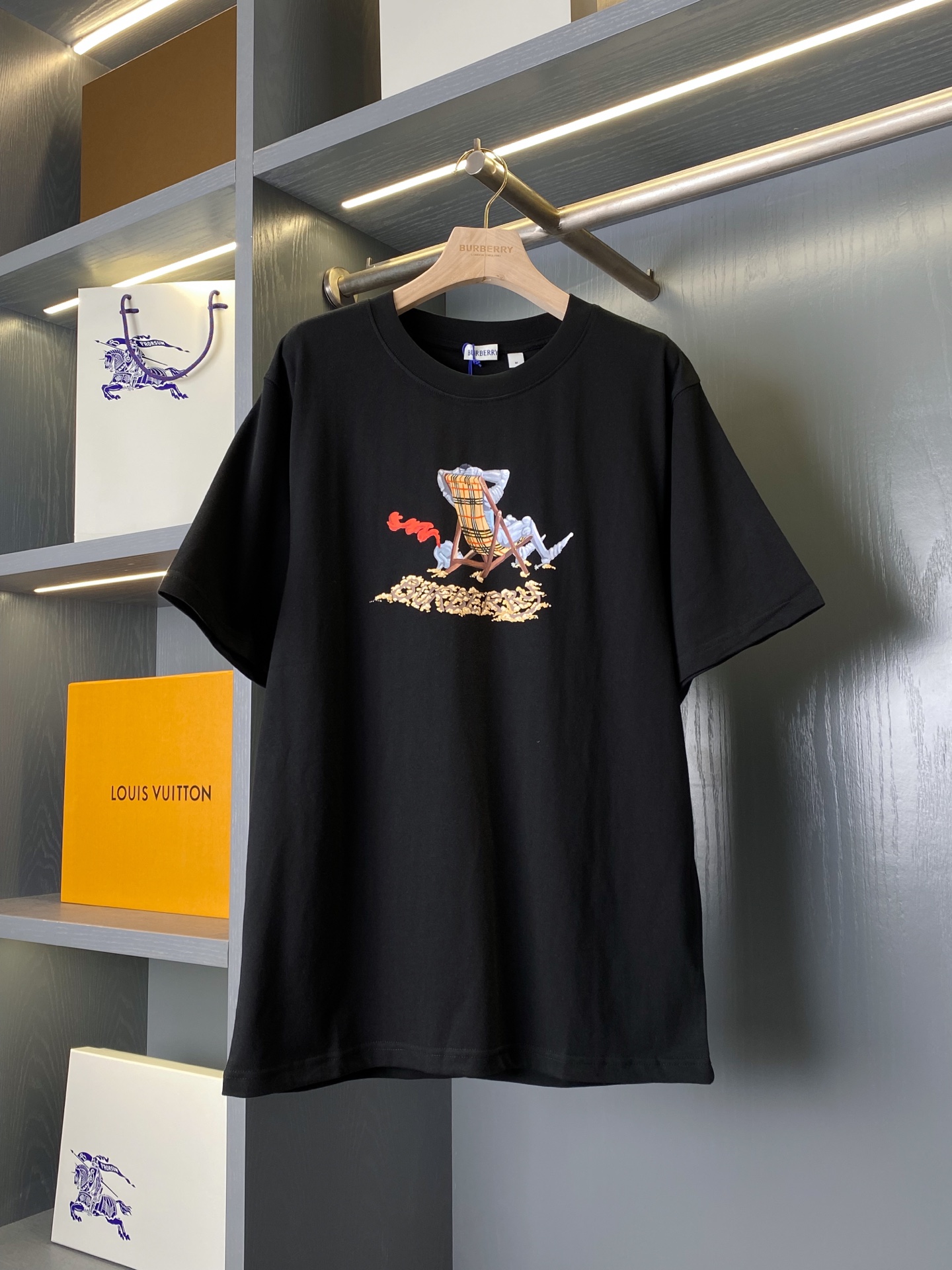 NO:819432,Product Code 110113650830 BBR26 Spring and Summer Beach Rider Cotton Short Sleeves (-With full set of packaging-Without packaging-15) A long overdue good product!  BUR's ace channel list, synchronized with major buyer stores 2026ss, brand new season knight cotton T-shirts, designed pure cotton short-sleeved shirts, couple short-sleeved shirts. All versions on the market are instantly sold. It can only be said that they are not of the same level. No matter in terms of material, detail restoration and craftsmanship, we are not afraid of any challenges, just to provide you with wonderful products. Round Neck T  The shirt is made of medium-thick plain cotton fabric and presents a casual fit. It is embellished with hand-painted artistic graphic prints, vividly showing the leisurely scene of an equestrian knight leaning on a Burberry checkered lounge chair. The size and shape are made of comfortable and breathable pure cotton fabric and are refined in Portugal. The shape is simple and versatile, whether paired with refreshing shorts or casual trousers, it is very high-end and cool!  The overall touch of the pure cotton high-count fabric is extremely comfortable, and the skin-friendly effect is also excellent. The OV version also has a perfect dressing effect, which perfectly meets the needs of various wearing occasions. It is extremely extraordinary, the grade and charm are extremely outstanding, and it can better highlight the brand specifications and your pursuit of fashion!  !  As a fan of bbr, this should be a style not to be missed. All the items are now in stock, so everyone is ready to buy them for themselves!  !  There are 4 sizes: S, M, L, and19860909商品编码110113650830 BBR26春夏沙滩骑士棉质短袖（-配全套包装-不配包装-15）迟来的好货好款！BUR王牌渠道单,同步各大买手店 2026ss,全新一季骑士棉质 T 恤衫,设计纯棉短袖衫,情侣款短袖衫. 秒杀市面上一切版本 只能说根本就不是一个级别的存在 不管是材质还是细节还原度以及工艺制作方面不惧任何挑战,只为给大家奉献绝妙产物 圆领 T 恤衫,选用中厚平织棉面料打造,呈现休闲版型.点缀手绘艺术图案印花,生动展示马术骑士倚靠在 Burberry 格纹躺椅上的悠闲景致.尺码与版型采用舒适透气的纯棉面料于葡萄牙精制而成上简约百搭的版型,无论搭配清爽的短裤还是休闲长裤都非常高级有质感cool！纯棉的高支数面料整体的触感极为舒适,亲肤效果也是极佳.且OV版型方面也是完美穿搭效果,完美的符合各种穿搭场合的所需.极为非凡,档次与魅力更是极为的出色亮眼,更能够彰显品牌规格与你对于时尚的追求！！作为bbr的粉丝,应该是不容错过的款式,现货均已入仓,大家自己抢购！！ 码数有4个S、M、L、XL 尺码数据请移步尺码表查看,博柏利-服装,burberry,shorts,T-shirt,,Women's clothing