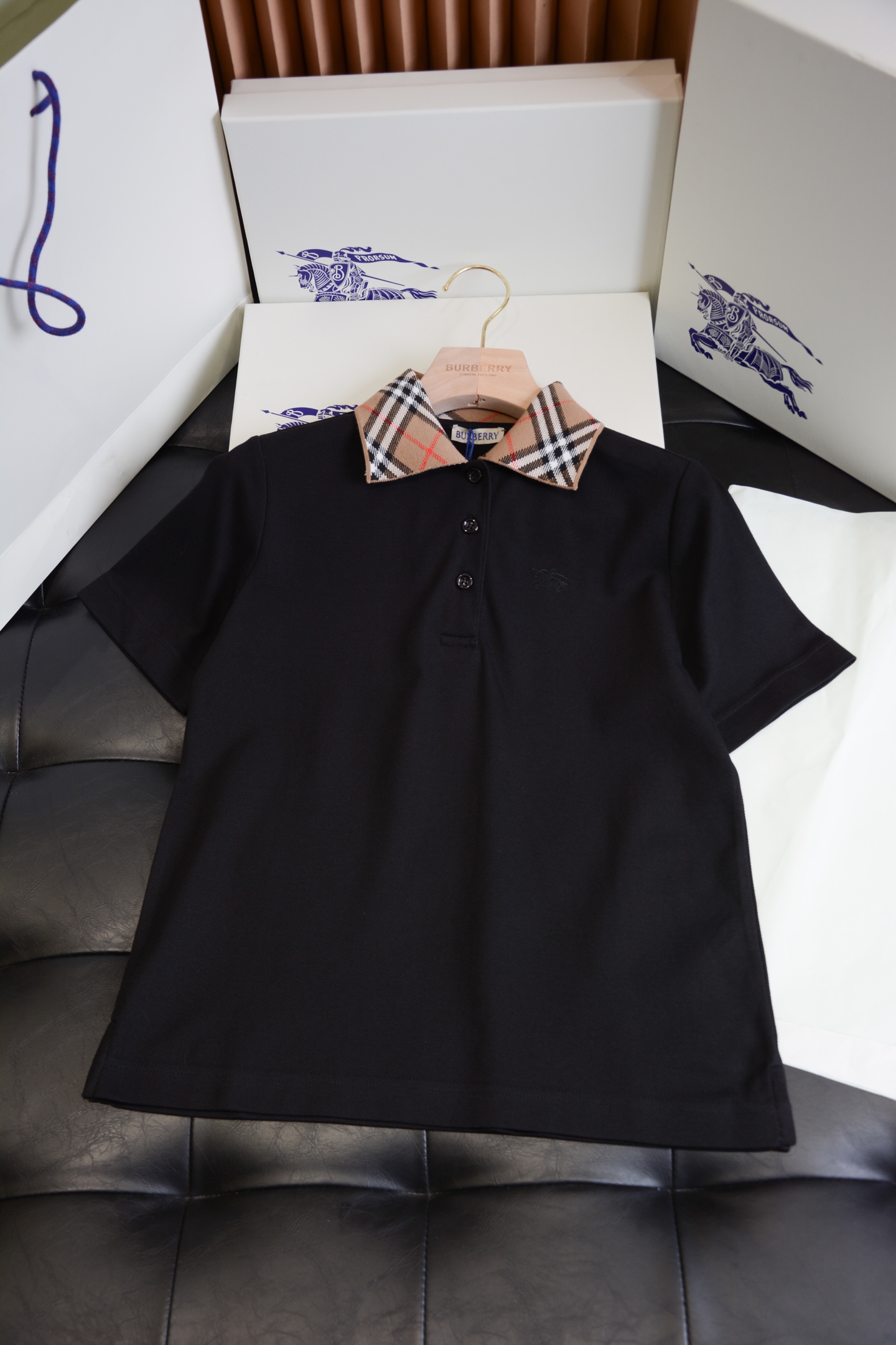 NO:819438,Product Code 110118850805 BBR26 Women's Fit Plaid Collar Cotton Polo Shirt (-with full set of packaging) [BUR's top product, the best treasure of the store] The 2026 new Polo shirt comes with a textbook-level texture, and the women's version has a slim fit and clean upper body!  Women's Polo with plaid collar, encountering classic plaid, interpreting the new style of British elegance. BUR's ace channel kills all versions on the market. It can only be said that they are not of the same level at all. We are not afraid of any challenges in terms of materials, detail restoration and craftsmanship, just to provide you with wonderful products. Polo shirts are made of lightweight cotton pique mesh, showing a slim fit. Incorporated into plaid design, it reinterprets the brand's Equestrian Knight logo (EKD) pattern. Details of accessories  The front placket uses buttons of the same color, with a shiny luster and a high-end soft light texture, which complements the body of the garment. Each button is finely polished, with smooth edges and no scratches. It is paired with a neat double-button placket design. The opening and closing show the brand's ultimate control of details, and it is a low-key interpretation of century-old British ingenuity. Fabric texture  Italian worsted cotton pique mesh fabric is selected, and long-staple cotton is used to create a fabric texture that is both breathable and crisp. The fine mesh structure on the surface can quickly dissipate heat from the body surface, saying goodbye to stuffiness and stickiness; the soft light pink color has a matte soft focus feeling, which can be used many times  It is still resistant to deformation and pilling after washing, taking into account the comfort and long-lasting texture of daily wear. The neckline is spliced with the brand's iconic retro plaid knitted fabric, which presents the classic elements in a delicate weave. It feels soft and waxy but not easy to collapse, making it the finishing touch of the overall look.  Cutting: It adopts a slim straight fit specially optimized for Asian women. The neat cutting lines can cleverly modify the waist, abdomen and shoulder lines, bid farewell to the bloated feeling, and adapt to a variety of body shapes. The short-sleeved design with slightly dropped shoulders weakens the shoulder width and brings a sense of laziness and relaxation; the length of the dress just covers the waistline, and it can be paired with jeans or skirts to create neat proportions. Whether it is commuting or daily leisure, it can be worn in an effortless and elegant style.  If you come across such a beautiful model, hurry up and grab it. Exclusive spot, exclusive resource gifts, super recommended!  Needless to say, it’s a good thing. It would be a pity to miss it. I look forward to your fans’ perfect performance!  !  The sizes are S, M, L, XL, XXL, Burberry-clothing, burberry, skirts, jeans, T-shirt,19860909商品编码110118850805  BBR26女士版型格纹衣领棉质 Polo 衫（-配全套包装）【BUR王牌尖货,镇店之宝】2026新款Polo衫带着教科书级质感登场,女士版型上身修身干净利落！格纹领女士Polo,邂逅经典格纹,演绎英伦优雅新格调 BUR王牌渠道 秒杀市面上一切版本 只能说根本就不是一个级别的存在 不管是材质还是细节还原度以及工艺制作方面不惧任何挑战,只为给大家奉献绝妙产物 Polo 衫,选用轻盈棉质珠地网眼布打造,呈现修身版型.融入格纹设计,焕新演绎品牌马术骑士徽标（EKD）图案. 辅料细节 前襟采用同色系纽扣,莹润光泽自带高级柔光质感,与衣身相得益彰.每一颗纽扣均经过精细打磨,边缘平滑不刮肤,搭配利落的双扣门襟设计,开合间尽显品牌对细节的极致把控,低调诠释百年英伦匠心. 面料质感 甄选意大利精纺棉质珠地网眼布,以长绒棉打造出兼具透气性与挺括度的面料肌理.表面细密的网眼结构,能快速导出体表热气,告别闷热黏腻；柔和的浅粉色调自带雾面柔焦感,多次洗涤依旧不易变形、起球,兼顾日常穿着的舒适感与持久质感.领口拼接品牌标志性的复古格纹针织面料,将经典元素以细腻织法呈现,触感软糯却不易塌软,成为整体造型的点睛之笔. 版型剪裁 采用专为亚洲女性优化的修身直筒版型,利落的剪裁线条能巧妙修饰腰腹与肩线,告别臃肿感,适配多种身形.微落肩的短袖设计弱化肩宽,自带慵懒松弛感；衣长刚好覆盖腰线,搭配牛仔裤、半裙都能打造利落比例,无论是通勤还是日常休闲,都能穿出不费力的优雅格调. 能遇到这样美好的款就抓紧收了吧,独家现货,独家资源馈赠,超级推荐！好物无需多言,错过便是遗憾,期待各位粉丝的完美演绎！！ 码数分别有S,M、L、XL、XXL,博柏利-服装,burberry,skirts,jeans,T-shirt,,Women's clothing