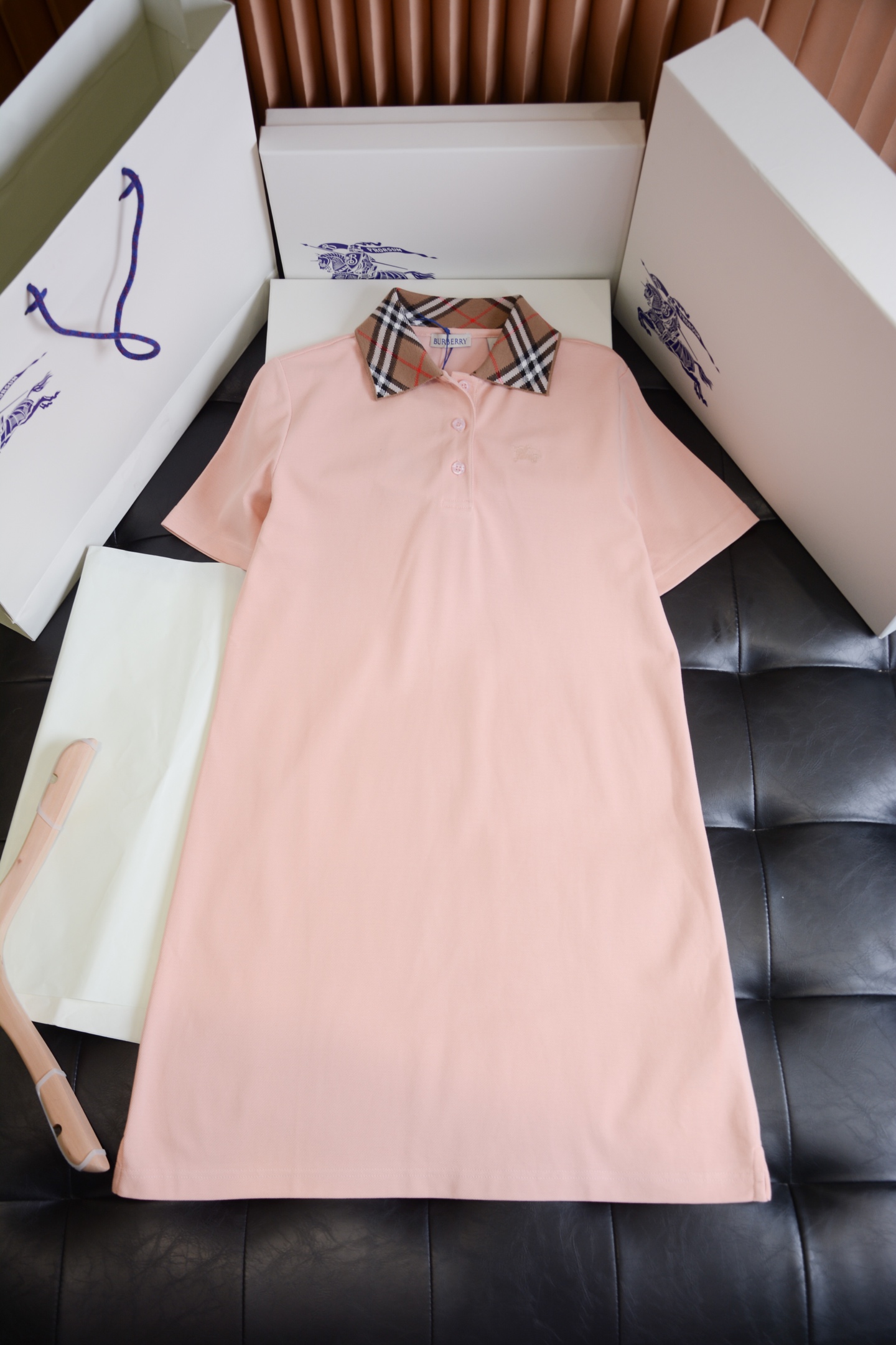 NO:819364,Product Code 1101191100805 BBR26 Women's Plaid Collar Cotton Polo Dress (- Comes with a full set of carton packaging) [BUR's top product, the treasure of the store] The 2026 new Polo dress debuts with a textbook-level texture, one piece that unlocks British relaxation, and the A-line Polo skirt contracts your elegance in all seasons. The women's A-line upper body is slim and clean!  Women's Polo with plaid collar, encountering classic plaid, interpreting the new style of British elegance. BUR's trump card channel kills all versions on the market. It can only be said that it is not on the same level. No matter in terms of material, detail restoration and craftsmanship, it is not afraid of any challenges, just to provide everyone with wonderful products. Polo shirt dress, made of soft cotton pique mesh fabric. Matched with knitted Burberry  Checkered collar, in the brand’s signature sandy beige color. Presents a regular fit and is embellished with tonal EKD embroidery. – Button fastening – EKD embroidery on the chest Hardware details  The front placket is made of natural mother-of-pearl buttons, which are shiny and soft and have a high-end texture. The edges are finely polished and smooth without scratching. The double-button placket is neat and elegant, and the opening and closing show British ingenuity. It perfectly fits the rose pink body, and the warm mother-of-pearl luster blends with the soft pink tone. The brand texture is hidden in the low-key details, so that you can feel the exquisite ritual feeling in daily wear. Fabric texture  Selected combed long-staple cotton pique mesh fabric, the fine texture has a breathable feeling, which can quickly dissipate heat from the body surface, say goodbye to stuffiness and stickiness, and it will still be dry and breathable after long-term wear. The fabric has been pre-shrunk and shaped, so it will not be easily deformed or pilled after repeated washing, and will last for a long time  The wear still maintains a crisp texture. The neckline is spliced with the brand's iconic retro plaid knitted fabric, which is soft and skin-friendly but not easy to collapse. It becomes the finishing touch of the overall look and injects classic British genes into the simple body, which is both beautiful and durable.  pattern cutting  It adopts a slight A-line silhouette optimized for women. It naturally spreads out from the bust line. The hem has a soft A-line arc. The neat tailoring cleverly modifies the waist, abdomen, hip and thigh lines, saying goodbye to body anxiety and adapting to a variety of body shapes. The slightly dropped shoulders and short sleeves weaken the shoulder width and bring a sense of laziness.  It has a relaxed feel; the length of the dress just reaches the middle of the thigh, easily creating superior proportions. It can be paired with sports shoes to create a casual college style, or paired with single shoes to switch to a light business look. It can be easily held in various scenarios such as commuting, dating, and traveling, and it can be worn effortlessly to create an elegant style.  If you come across such a beautiful model, hurry up and grab it. Exclusive spot, exclusive resource gifts, super recommended!  Needless to say, it’s a good thing. It would be a pity to miss it. I look forward to your fans’ perfect performance!  !  The sizes are S, M, L, XL, XXL, Burberry-clothing, burberry, sneakers, skirts, T-shirt,19860909商品编码1101191100805  BBR26女士版型格纹衣领棉质 Polo 连衣裙（-配全套纸盒包装）【BUR王牌尖货,镇店之宝】2026新款Polo连衣裙带着教科书级质感登场,一件解锁英伦松弛感,A字Polo裙承包你的四季优雅.女士A字版型上身修身干净利落！格纹领女士Polo,邂逅经典格纹,演绎英伦优雅新格调 BUR王牌渠道 秒杀市面上一切版本 只能说根本就不是一个级别的存在 不管是材质还是细节还原度以及工艺制作方面不惧任何挑战,只为给大家奉献绝妙产物 Polo 衫式连衣裙,选用柔软棉质珠地网眼布面料打造.搭配针织 Burberry 格纹衣领,以品牌标志性沙米色演绎.呈现常规版型,点缀同色系马术骑士徽标（EKD）刺绣.– 纽扣开合 – 前胸饰有马术骑士徽标（EKD）刺绣 五金细节 前襟甄选天然珍珠母贝纽扣,莹润柔光自带高级质感,边缘经过精细打磨,平滑不刮肤.双扣门襟利落大气,开合间尽显英伦匠心；与蔷薇粉衣身适配度拉满,温润的贝母光泽与柔粉色调相融,低调细节里暗藏品牌质感,让日常穿着也能感受到精致仪式感. 面料质感 甄选精梳长绒棉珠地网眼布,细腻肌理自带呼吸感,能快速导出体表热气,告别闷热黏腻,久穿依旧干爽透气.面料经过预缩定型处理,多次洗涤不易变形、起球,长久穿着依旧保持挺括质感.领口拼接品牌标志性复古格纹针织面料,软糯亲肤却不易塌软,成为整体造型的点睛之笔,为简约的衣身注入经典英伦基因,兼具美观与耐用性. 版型剪裁 采用专为女性优化的微A字廓形,从胸线位置自然散开,下摆呈柔和的A字弧度,利落剪裁巧妙修饰腰腹、胯部与大腿线条,告别身材焦虑,适配多种身形.微落肩短袖弱化肩宽,自带慵懒松弛感；衣长刚好及大腿中部,轻松打造优越比例,搭配运动鞋可打造休闲学院风,搭配单鞋又能切换轻商务造型,通勤、约会、出游等多场景都能轻松hold住,不费力穿出优雅格调. 能遇到这样美好的款就抓紧收了吧,独家现货,独家资源馈赠,超级推荐！好物无需多言,错过便是遗憾,期待各位粉丝的完美演绎！！ 码数分别有S,M、L、XL、XXL,博柏利-服装,burberry,sneakers,skirts,T-shirt,,Women's clothing