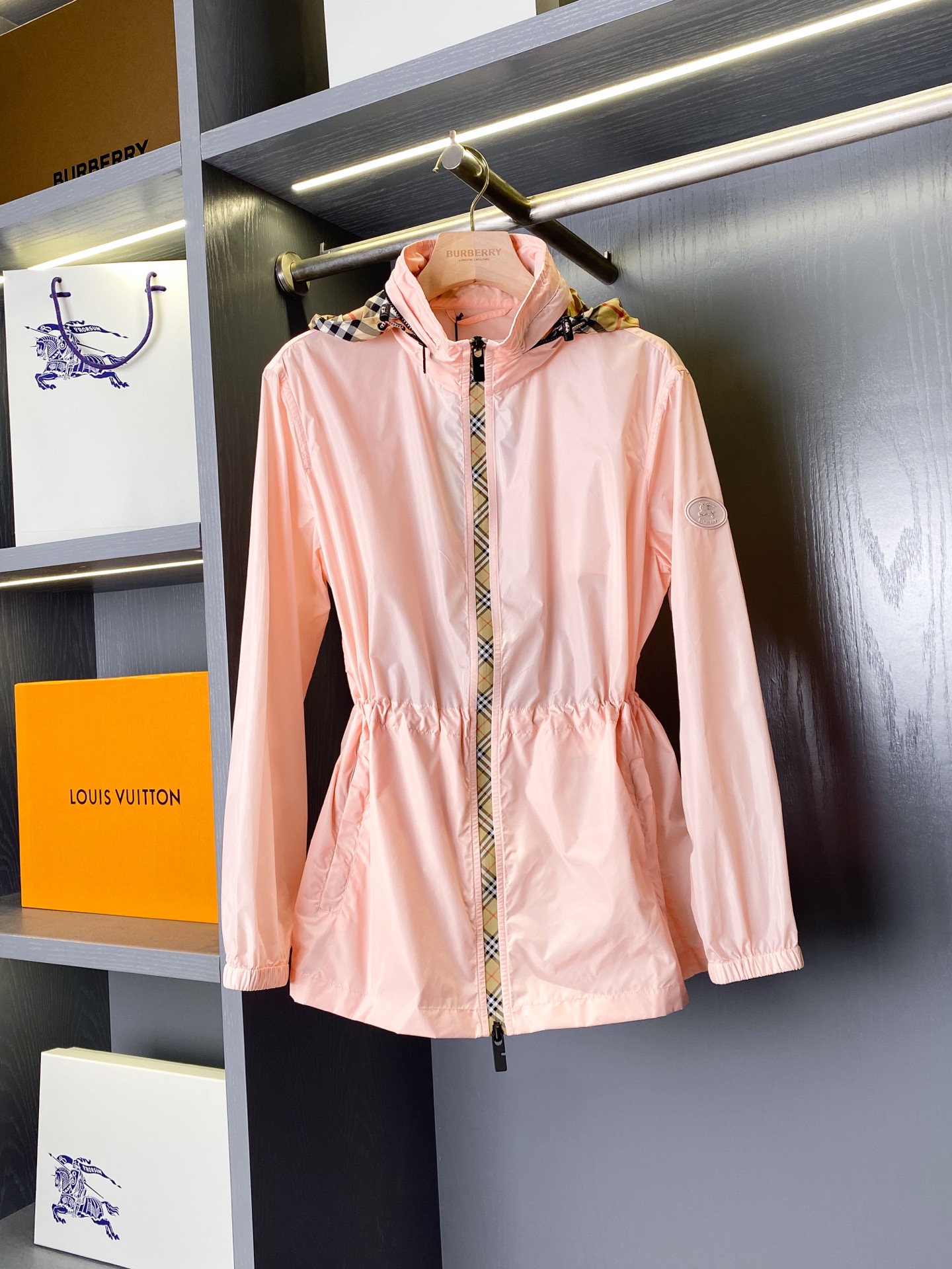 NO:819321,Product Code 110150805 BBR26 Plaid Striped Nylon Parka (- Comes with a full set of carton packaging) [BUR’s top product, the store’s treasure] [Bouquet Pink | Burberry Checked Striped Short Nylon Parka] Made of environmentally friendly polyester fiber memory fabric, the official website has been sold out to the point of being removed from the shelves. You can imagine how popular these sports jackets are!  High-end outdoor sports and leisure series, very hot sports trend!  A piece of clothing that unlocks the relaxation in spring, with a hidden hood and waist windbreaker that can be worn in many scenes. BUR's trump card channel BUR's latest special material memory fabric is also called memory cloth, which refers to fabrics with shape memory function. The fabric is easy to care for and is easy to iron. It is the first choice for making suits, windbreakers, jackets, women's suits, etc. In the past, consistent, a style that implements BUR's core concept tightly binds plaid and fashion.  The first layer of the zipper tape is made of the new element of diagonal plaid that has been popular in the past two years. This three-thick and one-thin cross pattern composed of four light colors is not ostentatious or charming, and naturally exudes a mature and rational charm, reflecting the history and quality of B*berry. This parka is made of nylon material and presents a casual fit. It incorporates a drawstring design, and the drawstring is custom-dyed in four colors. It is authentic and light in texture. The sleeves are decorated with knight seal appliques, which originated in 1980.  An archival pattern of the brand's bags from the era. Featuring a Burberry check portable hood that can be stored in the high collar design. It is paired with a matching zipper strap in the iconic sand color. – One-to-one custom two-way zipper closure hardware, – Portable drawstring hood – Drawstring waist – Side zip pockets – Elastic cuffs – EKD silicone plaque on sleeves  The waist shape can be freely adjusted, which perfectly highlights the female figure, allowing women to achieve just the right amount of elegance and fashion. It also has the required wear and performance, and is extremely fashionable and attractive. Especially the hardware such as zippers and drawstrings are all London logos, exuding a refined and noble elegance. It is always perfect, with a simple but not simple design style, which perfectly meets your daily needs. Hardware details  The main zipper selects a brand-customized waterproof laminated two-way zipper with a matte texture custom zipper puller, which opens and closes smoothly without lag. The edge of the zipper is decorated with the brand's signature plaid webbing, which hides the brand's genes in a low-key manner. The waterproof laminated process allows the zipper to be protected from light rain, taking into account both beauty and practicality.  The hat rope hardware hooded drawstring rope head is made of brand-customized metal accessories. It has been finely polished and has a high-quality texture that is not easy to oxidize. The hat circumference can be adjusted freely to prevent wind and create a neat shape. The armband details are decorated with the same color round brand logo embossed on the left arm, which is low-key and unobtrusive, highlighting the brand recognition in every detail. Fabric texture  The main fabric is made of high-density windproof and waterproof nylon fabric. The surface has a soft matte luster, which is light and smooth to the touch. It also has excellent windproof and water-repellent properties. It can keep you dry even in light rain. It is an ideal choice for commuting and traveling. The fabric is stiff and not easy to wrinkle, and it still maintains a neat fit after being worn for a long time.  The hidden hooded hood with plaid lining is made of the brand's classic retro plaid fabric, which is soft and skin-friendly. When you unzip or fold the hood, you can reveal the iconic plaid details, injecting a British atmosphere into the simple body. The practical craft fabric has been treated with water-repellent, stains are not easy to adhere, making daily care easy and convenient; it also has good breathability to avoid stuffy and sticky wear, taking into account both comfort and durability. Tailor-made tailoring  It adopts a waist-cinching version optimized for women, with a built-in adjustable drawstring at the waist to easily create a high waistline, cleverly modify the waist and abdomen lines, and bid farewell to the bloated look. The hidden stand-up collar hood design can be folded and hidden behind the collar. When it stands up, it looks like a neat stand-up collar jacket, and when it is put down, it becomes a hooded windbreaker. It can be worn in a variety of scenarios.  Stretch blouson sleeve design The cuffs are designed with elastic cuffs, which fit the wrist without being tight, and are windproof while avoiding drafts. They are neat and practical. The slightly loose silhouette has a slightly dropped shoulder line that weakens the shoulder width and is very friendly to different body shapes. The length and hip can be matched with skirts and trousers to create excellent proportions. It can be easily controlled for daily leisure, light outdoor, and commuting, and can be worn effortlessly to give you a British relaxed feeling. It is highly matchable and will never go out of style for a long time.  Whether it is paired with a skirt or pants, it is very fashionable and stylish. Such a top-notch product will definitely make you a perfect C-position when you go out on the street. We BUR, you know, look forward to the perfect performance by all fans!  !  The sizes are S, M, L, XL, XXL, Burberry - clothing, burberry, skirts, jackets & coats, business suit, hats,19860909商品编码110150805  BBR26格纹饰带尼龙风雪大衣（-配全套纸盒包装）【BUR王牌尖货,镇店之宝】【花束粉调｜Burberry格纹饰带短款尼龙风雪大衣】采用环保聚酯纤维记忆面料制作而成,官网已经售罄下架的地步可想而知这几款运动冲锋衣有多火爆！高端户外运动休闲系列,非常火热运动风潮！一件解锁春日松弛感,藏帽收腰风衣承包你的多场景穿搭. BUR王牌渠道 BUR最新研发的特殊材质 记忆面料也叫记忆布,是指具有形态记忆功能的面料,该面料免烫、易护理,是制作西装、风衣、夹克、女士套装等的首选. 既往,始终如一,贯彻了BUR核心理念的一个款式将格纹与时尚紧紧的捆绑在一起 拉链压胶条一层采用这两年流行的斜格纹新元素打造,这种由浅四色组成的三粗一细的交叉图纹,不张扬、不妩媚,自然散发出成熟理性的韵味,体现了B*berry的历史和品质. 款风雪大衣,选用尼龙材质打造,呈现休闲版型.融入抽绳设计,抽绳四种颜色定制定染原汁原味,质地轻盈,衣袖点缀骑士印章贴花,源自 1980 年代品牌包款的典藏图案.设有 Burberry 格纹便携式连帽,可收纳于高领设计内.巧搭同设计拉链饰带,以标志性沙色演绎. –一比一定制双向拉链开合五金,– 便携式抽绳连帽– 抽绳式腰部– 侧边拉链口袋– 弹性袖口 – 衣袖处点缀马术骑士徽标（EKD）硅胶饰牌 可自如调节腰部造型,更是完美的凸显女性身材让女人将优雅与时髦发挥的恰到好处 更具备穿搭以及性能所需,时髦魅力极强 尤其是在拉链与抽绳等五金处都是伦敦的标识彰显,散发出精致高贵的优雅姿态,时刻保持完美,简约而不简单的的设计风格,完美的满足了你日常所需要的穿搭 五金细节 主拉链甄选品牌定制的防水压胶双向拉链,搭配哑光质感的定制拉链头,开合顺滑不卡顿,拉链边缘饰以品牌标志性格纹织带,低调暗藏品牌基因.防水压胶工艺让拉链处无惧小雨侵袭,兼顾美观与实用性. 帽绳五金连帽抽绳绳头采用品牌定制金属配件,经过精细打磨,质感高级不易氧化,可自由调节帽围,防风同时打造利落造型. 袖标细节左臂饰有同色系圆形品牌标识压花,低调不张扬,于细节处彰显品牌辨识度. 面料质感 主体面料甄选高密防风防水尼龙面料,表面自带柔和哑光光泽,触感轻盈顺滑,同时具备出色的防风、防泼水性,小雨天气也能保持干爽,是通勤与出游的理想选择.面料挺括不易皱,久穿依旧保持利落版型. 格纹内里隐藏式连帽内里采用品牌经典复古格纹面料,软糯亲肤,拉开拉链或翻折帽子时,就能露出标志性格纹细节,为简约衣身注入英伦氛围感. 实用工艺面料经过防泼水处理,污渍不易附着,日常打理轻松便捷；同时具备良好透气性,避免穿着闷热黏腻,兼顾舒适与耐用性. 版型剪裁 采用专为女性优化的收腰版型,腰部内置可调节抽绳,轻松打造高腰线,巧妙修饰腰腹线条,告别臃肿感. 隐藏式立领连帽设计帽子可折叠隐藏于衣领后,立起时为利落的立领夹克造型,放下则是带帽风衣,一衣两穿适配多种场景. 弹力束口袖设计袖口采用弹力松紧束口设计,贴合手腕不紧绷,防风同时避免灌风,利落又实用. 微宽松廓形肩线微落的设计弱化肩宽,对不同身形都十分友好；衣长及胯,搭配裙装、裤装都能打造优越比例,日常休闲、轻户外、通勤都能轻松驾驭,不费力穿出英伦松弛感. 可搭配度极高, 穿多久都不会过时的经典单品 不管是搭配裙装还是裤类都非常时髦有型 如此一款极品,必然能够让你在出街时成为妥妥的C位.我们BUR你懂的,期待各位粉丝的完美演绎！！ 尺码分别是S、M、L、XL、XXL,博柏利-服装,burberry,skirts,jackets & coats,business suit,hats,,Women's clothing