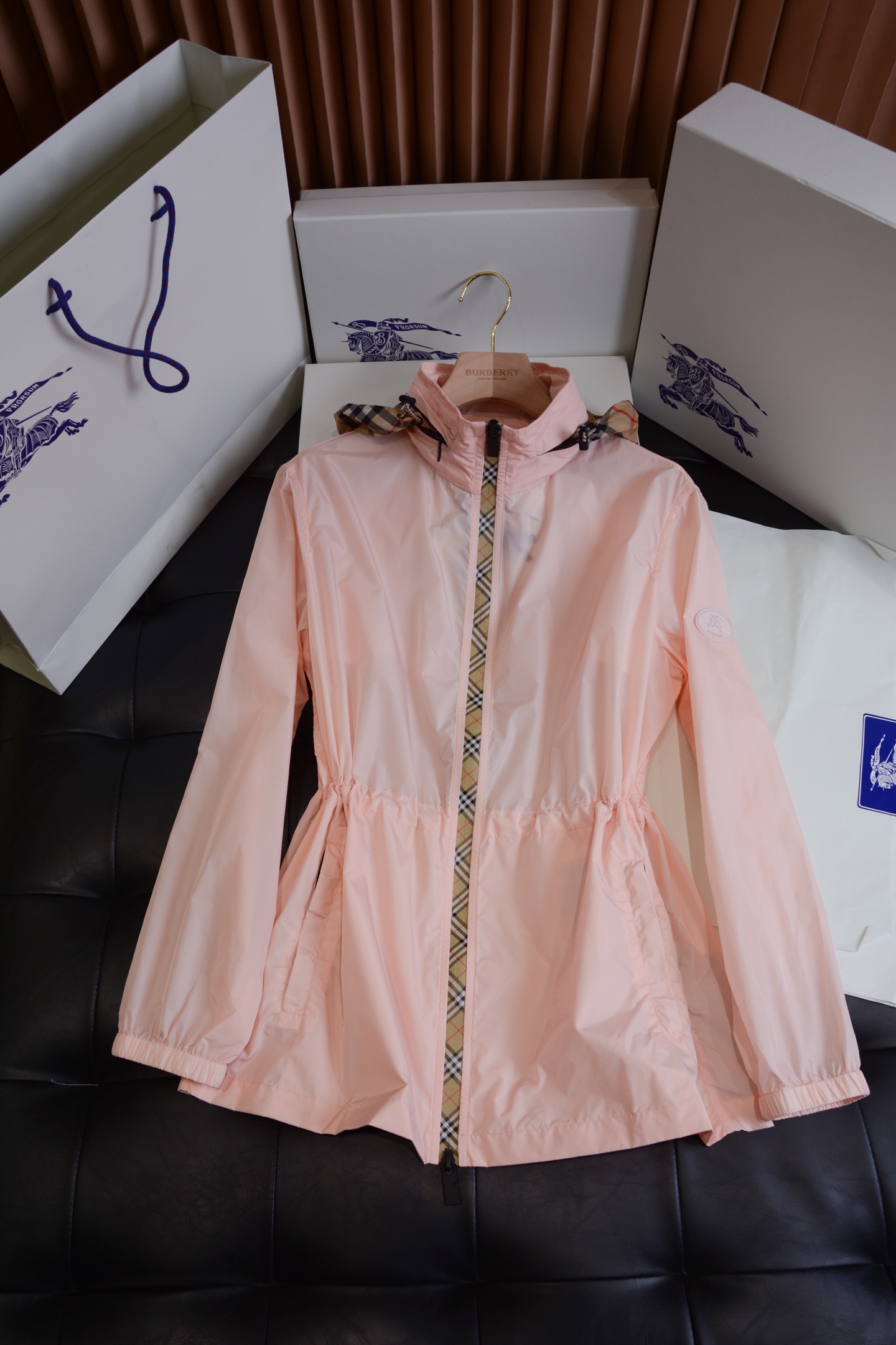 NO:819329,Product Code 110150805 BBR26 Plaid Striped Nylon Parka (- Comes with a full set of carton packaging) [BUR’s top product, the store’s treasure] [Bouquet Pink | Burberry Checked Striped Short Nylon Parka] Made of environmentally friendly polyester fiber memory fabric, the official website has been sold out to the point of being removed from the shelves. You can imagine how popular these sports jackets are!  High-end outdoor sports and leisure series, very hot sports trend!  A piece of clothing that unlocks the relaxation in spring, with a hidden hood and waist windbreaker that can be worn in many scenes. BUR's trump card channel BUR's latest special material memory fabric is also called memory cloth, which refers to fabrics with shape memory function. The fabric is easy to care for and is easy to iron. It is the first choice for making suits, windbreakers, jackets, women's suits, etc. In the past, consistent, a style that implements BUR's core concept tightly binds plaid and fashion.  The first layer of the zipper tape is made of the new element of diagonal plaid that has been popular in the past two years. This three-thick and one-thin cross pattern composed of four light colors is not ostentatious or charming, and naturally exudes a mature and rational charm, reflecting the history and quality of B*berry. This parka is made of nylon material and presents a casual fit. It incorporates a drawstring design, and the drawstring is custom-dyed in four colors. It is authentic and light in texture. The sleeves are decorated with knight seal appliques, which originated in 1980.  An archival pattern of the brand's bags from the era. Featuring a Burberry check portable hood that can be stored in the high collar design. It is paired with a matching zipper strap in the iconic sand color. – One-to-one custom two-way zipper closure hardware, – Portable drawstring hood – Drawstring waist – Side zip pockets – Elastic cuffs – EKD silicone plaque on sleeves  The waist shape can be freely adjusted, which perfectly highlights the female figure, allowing women to achieve just the right amount of elegance and fashion. It also has the required wear and performance, and is extremely fashionable and attractive. Especially the hardware such as zippers and drawstrings are all London logos, exuding a refined and noble elegance. It is always perfect, with a simple but not simple design style, which perfectly meets your daily needs. Hardware details  The main zipper selects a brand-customized waterproof laminated two-way zipper with a matte texture custom zipper puller, which opens and closes smoothly without lag. The edge of the zipper is decorated with the brand's signature plaid webbing, which hides the brand's genes in a low-key manner. The waterproof laminated process allows the zipper to be protected from light rain, taking into account both beauty and practicality.  The hat rope hardware hooded drawstring rope head is made of brand-customized metal accessories. It has been finely polished and has a high-quality texture that is not easy to oxidize. The hat circumference can be adjusted freely to prevent wind and create a neat shape. The armband details are decorated with the same color round brand logo embossed on the left arm, which is low-key and unobtrusive, highlighting the brand recognition in every detail. Fabric texture  The main fabric is made of high-density windproof and waterproof nylon fabric. The surface has a soft matte luster, which is light and smooth to the touch. It also has excellent windproof and water-repellent properties. It can keep you dry even in light rain. It is an ideal choice for commuting and traveling. The fabric is stiff and not easy to wrinkle, and it still maintains a neat fit after being worn for a long time.  The hidden hooded hood with plaid lining is made of the brand's classic retro plaid fabric, which is soft and skin-friendly. When you unzip or fold the hood, you can reveal the iconic plaid details, injecting a British atmosphere into the simple body. The practical craft fabric has been treated with water-repellent, stains are not easy to adhere, making daily care easy and convenient; it also has good breathability to avoid stuffy and sticky wear, taking into account both comfort and durability. Tailor-made tailoring  It adopts a waist-cinching version optimized for women, with a built-in adjustable drawstring at the waist to easily create a high waistline, cleverly modify the waist and abdomen lines, and bid farewell to the bloated look. The hidden stand-up collar hood design can be folded and hidden behind the collar. When it stands up, it looks like a neat stand-up collar jacket, and when it is put down, it becomes a hooded windbreaker. It can be worn in a variety of scenarios.  Stretch blouson sleeve design The cuffs are designed with elastic cuffs, which fit the wrist without being tight, and are windproof while avoiding drafts. They are neat and practical. The slightly loose silhouette has a slightly dropped shoulder line that weakens the shoulder width and is very friendly to different body shapes. The length and hip can be matched with skirts and trousers to create excellent proportions. It can be easily controlled for daily leisure, light outdoor, and commuting, and can be worn effortlessly to give you a British relaxed feeling. It is highly matchable and will never go out of style for a long time.  Whether it is paired with a skirt or pants, it is very fashionable and stylish. Such a top-notch product will definitely make you a perfect C-position when you go out on the street. We BUR, you know, look forward to the perfect performance by all fans!  !  The sizes are S, M, L, XL, XXL., Burberry - clothing, burberry, skirts, jackets & coats, business suit, hats,19860909商品编码110150805  BBR26格纹饰带尼龙风雪大衣（-配全套纸盒包装）【BUR王牌尖货,镇店之宝】【花束粉调｜Burberry格纹饰带短款尼龙风雪大衣】采用环保聚酯纤维记忆面料制作而成,官网已经售罄下架的地步可想而知这几款运动冲锋衣有多火爆！高端户外运动休闲系列,非常火热运动风潮！一件解锁春日松弛感,藏帽收腰风衣承包你的多场景穿搭. BUR王牌渠道 BUR最新研发的特殊材质 记忆面料也叫记忆布,是指具有形态记忆功能的面料,该面料免烫、易护理,是制作西装、风衣、夹克、女士套装等的首选. 既往,始终如一,贯彻了BUR核心理念的一个款式将格纹与时尚紧紧的捆绑在一起 拉链压胶条一层采用这两年流行的斜格纹新元素打造,这种由浅四色组成的三粗一细的交叉图纹,不张扬、不妩媚,自然散发出成熟理性的韵味,体现了B*berry的历史和品质. 款风雪大衣,选用尼龙材质打造,呈现休闲版型.融入抽绳设计,抽绳四种颜色定制定染原汁原味,质地轻盈,衣袖点缀骑士印章贴花,源自 1980 年代品牌包款的典藏图案.设有 Burberry 格纹便携式连帽,可收纳于高领设计内.巧搭同设计拉链饰带,以标志性沙色演绎. –一比一定制双向拉链开合五金,– 便携式抽绳连帽– 抽绳式腰部– 侧边拉链口袋– 弹性袖口 – 衣袖处点缀马术骑士徽标（EKD）硅胶饰牌 可自如调节腰部造型,更是完美的凸显女性身材让女人将优雅与时髦发挥的恰到好处 更具备穿搭以及性能所需,时髦魅力极强 尤其是在拉链与抽绳等五金处都是伦敦的标识彰显,散发出精致高贵的优雅姿态,时刻保持完美,简约而不简单的的设计风格,完美的满足了你日常所需要的穿搭 五金细节 主拉链甄选品牌定制的防水压胶双向拉链,搭配哑光质感的定制拉链头,开合顺滑不卡顿,拉链边缘饰以品牌标志性格纹织带,低调暗藏品牌基因.防水压胶工艺让拉链处无惧小雨侵袭,兼顾美观与实用性. 帽绳五金连帽抽绳绳头采用品牌定制金属配件,经过精细打磨,质感高级不易氧化,可自由调节帽围,防风同时打造利落造型. 袖标细节左臂饰有同色系圆形品牌标识压花,低调不张扬,于细节处彰显品牌辨识度. 面料质感 主体面料甄选高密防风防水尼龙面料,表面自带柔和哑光光泽,触感轻盈顺滑,同时具备出色的防风、防泼水性,小雨天气也能保持干爽,是通勤与出游的理想选择.面料挺括不易皱,久穿依旧保持利落版型. 格纹内里隐藏式连帽内里采用品牌经典复古格纹面料,软糯亲肤,拉开拉链或翻折帽子时,就能露出标志性格纹细节,为简约衣身注入英伦氛围感. 实用工艺面料经过防泼水处理,污渍不易附着,日常打理轻松便捷；同时具备良好透气性,避免穿着闷热黏腻,兼顾舒适与耐用性. 版型剪裁 采用专为女性优化的收腰版型,腰部内置可调节抽绳,轻松打造高腰线,巧妙修饰腰腹线条,告别臃肿感. 隐藏式立领连帽设计帽子可折叠隐藏于衣领后,立起时为利落的立领夹克造型,放下则是带帽风衣,一衣两穿适配多种场景. 弹力束口袖设计袖口采用弹力松紧束口设计,贴合手腕不紧绷,防风同时避免灌风,利落又实用. 微宽松廓形肩线微落的设计弱化肩宽,对不同身形都十分友好；衣长及胯,搭配裙装、裤装都能打造优越比例,日常休闲、轻户外、通勤都能轻松驾驭,不费力穿出英伦松弛感. 可搭配度极高, 穿多久都不会过时的经典单品 不管是搭配裙装还是裤类都非常时髦有型 如此一款极品,必然能够让你在出街时成为妥妥的C位.我们BUR你懂的,期待各位粉丝的完美演绎！！ 尺码分别是S、M、L、XL、XXL .,博柏利-服装,burberry,skirts,jackets & coats,business suit,hats,,Women's clothing